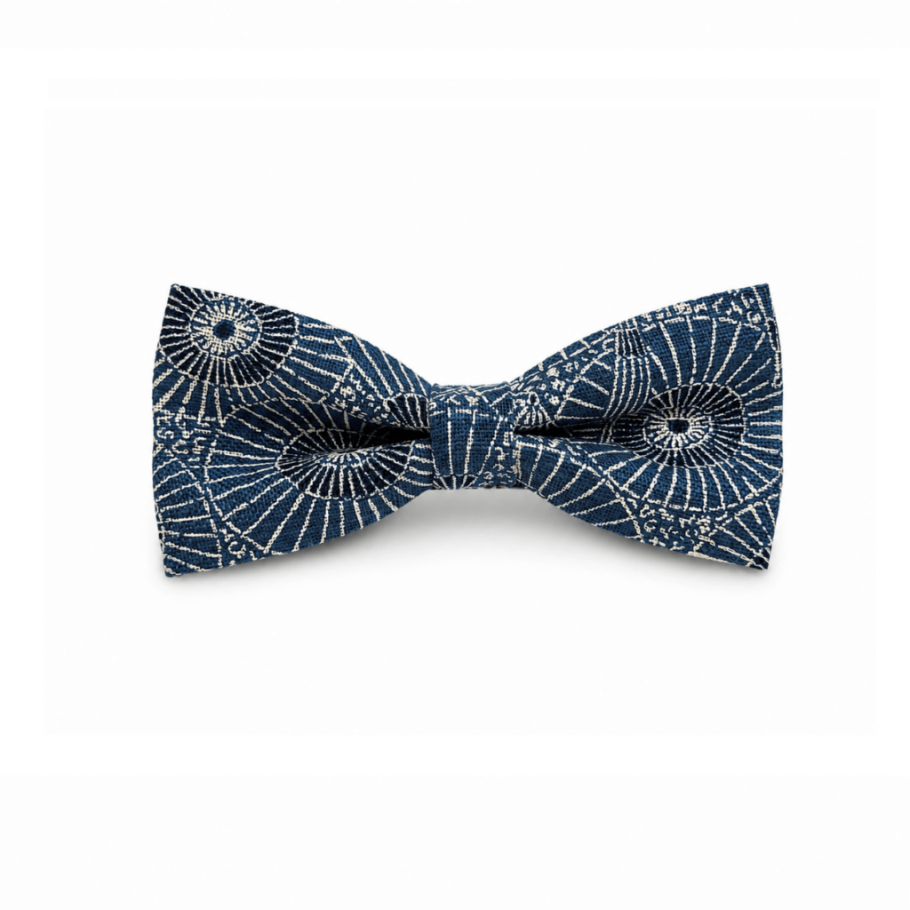 Pajarita Tokio artesanal de lino fabricada en España con estampado japonés tradicional de abanicos y sombrillas japonesas sobre fondo azul marino. Complemento elegante para hombre ideal para bodas, ceremonias, eventos especiales, invitados, novios y padrinos. Pajarita japonesa hecha a mano con tejido de lino premium, diseño exclusivo inspirado en la cultura japonesa y el arte oriental. Accesorio masculino original que combina elegancia, tradición y moda contemporánea. Pajarita artesanal ajustable confeccionada en Murcia, perfecta para combinar con traje azul marino, gris o negro. Regalo original para hombre amante de Japón, la cultura japonesa, los complementos exclusivos y las pajaritas de diseño artesanal. ALT SEO English (100+ words) Tokyo Bow Tie handmade in Spain crafted from premium linen featuring traditional Japanese fans and Japanese umbrellas on an elegant navy blue background. Exclusive men's bow tie inspired by Japanese culture, oriental art and traditional Japanese design. Perfect accessory for weddings, formal events, ceremonies, grooms, groomsmen and stylish gentlemen looking for a unique fashion statement. Handmade bow tie with adjustable strap, lightweight linen fabric and premium craftsmanship. Elegant men's accessory combining sophistication, tradition and modern fashion. Ideal gift for Japan lovers, Japanese culture enthusiasts and collectors of unique bow ties. Luxury linen bow tie designed and handcrafted in Spain with attention to detail and exceptional quality. ALT SEO Français (100+ mots) Nœud papillon Tokyo artisanal fabriqué en Espagne en lin premium avec motif traditionnel japonais représentant des éventails japonais et des ombrelles japonaises sur fond bleu marine élégant. Accessoire pour homme inspiré de la culture japonaise, de l'art oriental et de l'élégance asiatique. Idéal pour les mariages, cérémonies, événements formels, invités, témoins et hommes recherchant un style original et raffiné. Nœud papillon réglable confectionné à la main avec des finitions de haute qualité. Accessoire de mode masculine exclusif combinant tradition japonaise et élégance contemporaine. Cadeau parfait pour les amateurs du Japon, de la culture japonaise et des accessoires artisanaux haut de gamme fabriqués en Espagne. ALT SEO Italiano (100+ parole) Papillon Tokio artigianale realizzato in Spagna in lino premium con fantasia giapponese tradizionale raffigurante ventagli giapponesi e ombrelli giapponesi su elegante sfondo blu navy. Accessorio da uomo esclusivo ispirato alla cultura giapponese, all'arte orientale e alla tradizione del Giappone. Ideale per matrimoni, cerimonie, eventi eleganti, invitati, sposi e uomini che desiderano distinguersi con uno stile originale e raffinato. Papillon regolabile fatto a mano con materiali di alta qualità e lavorazione artigianale. Accessorio elegante che unisce moda contemporanea e fascino della tradizione giapponese. Regalo perfetto per appassionati del Giappone, della cultura orientale e degli accessori artigianali di lusso realizzati in Spagna.