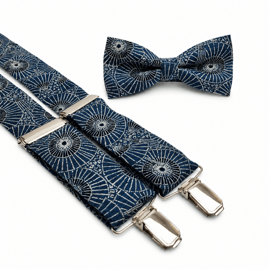 Pajarita y tirantes Tokio para hombre confeccionados artesanalmente en lino premium. Conjunto elegante inspirado en Japón con estampado de abanicos japoneses y sombrillas japonesas tradicionales sobre fondo azul. Pack de pajarita y tirantes hechos a mano en Murcia, ideal para bodas, novios, invitados, ceremonias, eventos especiales y moda masculina elegante. Complementos originales para hombre fabricados en España con materiales de alta calidad. Tirantes de lino en forma de Y con clips metálicos y pajarita artesanal exclusiva inspirada en la cultura japonesa, el diseño oriental y la elegancia tradicional japonesa. ENGLISH Tokyo bow tie and suspenders set for men handmade from premium linen. Elegant men's accessories inspired by traditional Japanese culture featuring Japanese fans and Japanese umbrellas on a sophisticated blue background. Handmade bow tie and suspenders crafted in Spain, perfect for weddings, groom outfits, special events, formal occasions and stylish men's fashion. Premium linen suspenders with Y-back design and matching bow tie. Unique Japanese-inspired men's accessories combining elegance, craftsmanship, comfort, quality materials and exclusive artisan design. FRANÇAIS Ensemble nœud papillon et bretelles Tokio fabriqué artisanalement en lin premium. Accessoire élégant pour homme inspiré de la culture japonaise avec un motif exclusif d’éventails japonais et d’ombrelles japonaises traditionnelles sur fond bleu. Bretelles et nœud papillon faits main en Espagne, parfaits pour mariages, cérémonies, événements élégants et mode masculine raffinée. Ensemble artisanal de haute qualité offrant confort, élégance, originalité et savoir-faire espagnol. Accessoire masculin inspiré du Japon traditionnel et de l’esthétique orientale. ITALIANO Set papillon e bretelle Tokio realizzato artigianalmente in lino premium. Elegante accessorio da uomo ispirato alla cultura giapponese con motivo esclusivo di ventagli giapponesi e ombrelli giapponesi tradizionali su sfondo blu. Papillon e bretelle fatti a mano in Spagna, perfetti per matrimoni, cerimonie, eventi eleganti e moda uomo di alta qualità. Bretelle a Y in lino con clip metalliche e papillon coordinato. Accessorio maschile originale che unisce eleganza, artigianato, tradizione giapponese, comfort e design esclusivo.