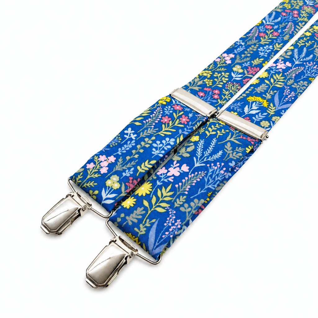 Tirantes Jardín Floral para hombre hechos a mano en España. Tirantes florales artesanales con estampado de flores silvestres sobre fondo azul intenso. Tirantes elegantes para bodas, eventos, ceremonias, comuniones y celebraciones especiales. Complemento masculino exclusivo fabricado artesanalmente en Murcia por Pajaritas con Jota. Tirantes premium con pinzas metálicas reforzadas, reguladores resistentes y diseño clásico en forma de Y. Accesorio ideal para novios, padrinos, invitados de boda y amantes de la moda masculina elegante. Tirantes originales de flores multicolor en tonos azul, amarillo, rosa, verde y blanco. Moda artesanal española, complementos exclusivos para hombre, tirantes de alta calidad, tirantes vintage, tirantes para ceremonia y tirantes florales elegantes. ALT SEO ENGLISH (+100 words) Floral Garden Suspenders for men handmade in Spain. Elegant floral suspenders featuring a beautiful wildflower pattern on a vibrant blue background. Premium men's suspenders handcrafted by Pajaritas con Jota in Murcia. Stylish suspenders perfect for weddings, groomsmen, formal events, celebrations and special occasions. High quality Y-back suspenders with durable metal clips and adjustable straps. Floral fashion accessories for men seeking originality, elegance and sophistication. Colorful flower design with blue, yellow, pink, green and white details. Handmade Spanish craftsmanship, luxury suspenders, wedding accessories, men's fashion suspenders, vintage style suspenders, floral dress suspenders and exclusive artisan accessories made in Spain. ALT SEO FRANÇAIS (+100 mots) Bretelles Jardin Floral pour homme fabriquées à la main en Espagne. Bretelles florales élégantes avec imprimé de fleurs sauvages sur fond bleu intense. Accessoire masculin artisanal conçu par Pajaritas con Jota à Murcie. Bretelles haut de gamme idéales pour mariage, cérémonie, événement élégant, fête et occasion spéciale. Bretelles en forme de Y avec pinces métalliques renforcées et système réglable confortable. Design floral raffiné avec couleurs bleu, jaune, rose, vert et blanc. Accessoire de mode pour homme recherchant élégance, originalité et qualité artisanale. Bretelles vintage, bretelles de mariage, accessoires masculins exclusifs, mode espagnole artisanale et bretelles fleuries de qualité supérieure fabriquées en Espagne. ALT SEO ITALIANO (+100 parole) Bretelle Giardino Floreale da uomo realizzate artigianalmente in Spagna. Eleganti bretelle floreali con motivo di fiori selvatici su sfondo blu intenso. Accessorio maschile esclusivo creato a mano da Pajaritas con Jota a Murcia. Bretelle premium ideali per matrimoni, cerimonie, eventi eleganti e occasioni speciali. Modello classico a Y con clip metalliche rinforzate e regolatori resistenti. Design floreale colorato con tonalità blu, giallo, rosa, verde e bianco. Accessorio perfetto per sposi, invitati e amanti della moda maschile raffinata. Bretelle artigianali di alta qualità, bretelle vintage, accessori uomo eleganti, moda spagnola artigianale e bretelle floreali esclusive prodotte in Spagna.