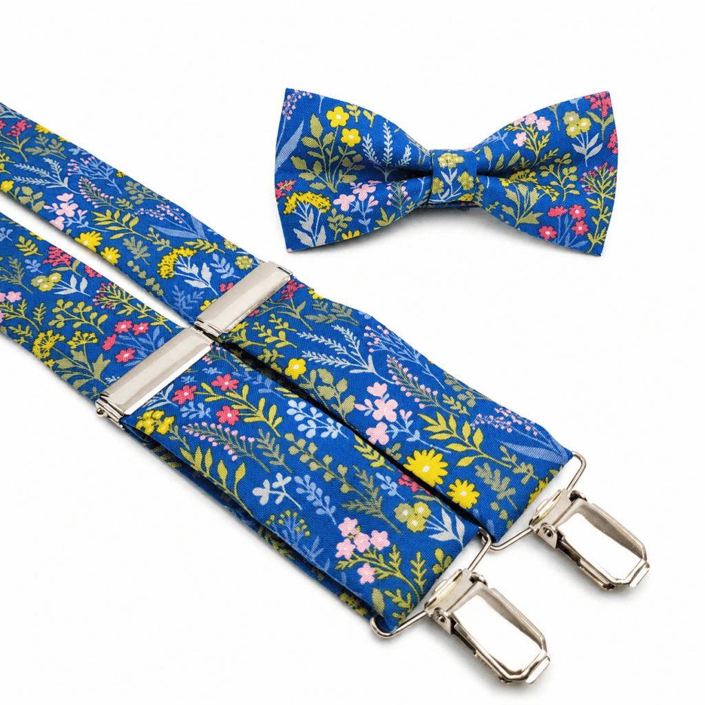 Pajarita y tirantes Jardín Floral para hombre hechos a mano en España. Conjunto artesanal elegante con estampado floral sobre fondo azul intenso. Pack de pajarita y tirantes originales fabricados en Murcia por Pajaritas con Jota. Complementos masculinos ideales para bodas, novios, invitados, eventos, ceremonias, comuniones, bautizos y celebraciones especiales. Tirantes en forma de Y con clips metálicos reforzados y pajarita artesanal a juego. Diseño floral colorido con flores amarillas, rosas, verdes y blancas. Moda masculina elegante, accesorios para hombre, tirantes florales premium, pajarita floral artesanal, conjunto exclusivo para bodas, regalo original para hombre, complementos hechos a mano, artesanía española de alta calidad. ALT SEO English (100+ words) Floral Garden bow tie and suspenders set for men handmade in Spain. Elegant men's accessories featuring a colorful floral pattern on a vibrant blue background. Handmade bow tie and matching Y-back suspenders crafted by Pajaritas con Jota in Murcia. Perfect for weddings, groom outfits, wedding guests, formal events, parties, celebrations and special occasions. Premium quality men's suspenders with metal clips and matching floral bow tie. Stylish floral design with yellow, pink, green and white flowers. Luxury men's fashion accessories, handmade bow tie, floral suspenders, artisan menswear, elegant wedding accessories, unique gift for men, Spanish craftsmanship, premium handmade accessories and sophisticated men's style. ALT SEO Français (100+ mots) Nœud papillon et bretelles Jardin Floral pour homme fabriqués à la main en Espagne. Ensemble élégant avec motif floral coloré sur fond bleu intense. Accessoires de mode masculine artisanaux réalisés par Pajaritas con Jota à Murcie. Idéal pour les mariages, les cérémonies, les invités, les événements élégants, les fêtes et les occasions spéciales. Bretelles en forme de Y avec pinces métalliques renforcées et nœud papillon assorti. Motif floral composé de fleurs jaunes, roses, vertes et blanches. Accessoires pour homme haut de gamme, nœud papillon artisanal, bretelles florales élégantes, mode masculine raffinée, cadeau original pour homme, artisanat espagnol, accessoires de mariage et style sophistiqué pour toutes les célébrations. ALT SEO Italiano (100+ parole) Papillon e bretelle Giardino Floreale da uomo realizzati artigianalmente in Spagna. Elegante set con fantasia floreale colorata su sfondo blu intenso. Accessori moda uomo fatti a mano da Pajaritas con Jota a Murcia. Perfetti per matrimoni, invitati, cerimonie, eventi eleganti, feste e occasioni speciali. Bretelle a Y con clip metalliche rinforzate e papillon coordinato. Fantasia floreale con fiori gialli, rosa, verdi e bianchi che dona eleganza e originalità. Accessori uomo premium, papillon artigianale, bretelle floreali eleganti, moda maschile raffinata, regalo originale per uomo, artigianato spagnolo, accessori esclusivi per matrimoni, stile sofisticato e complementi di alta qualità fatti a mano.