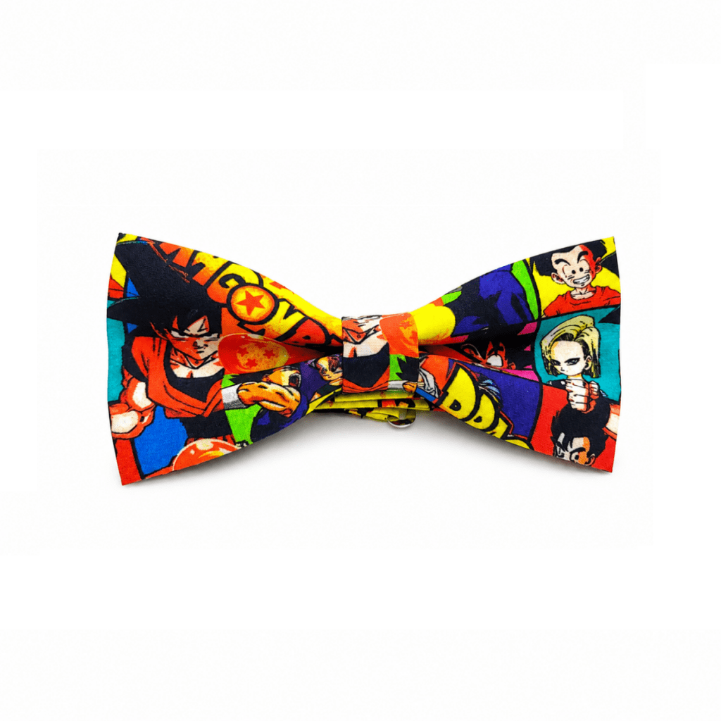 Pajarita Dragon artesanal hecha en España con estampado inspirado en anime japonés, manga y cultura pop. Pajarita original para hombre confeccionada a mano en algodón premium con personajes de estilo anime, colores vivos y diseño exclusivo. Complemento elegante y divertido ideal para bodas, eventos, fiestas temáticas, convenciones manga, cosplay, regalos originales y amantes del anime. Pajarita artesanal fabricada en Murcia por Pajaritas con Jota. Accesorio masculino único con estampado multicolor en tonos amarillos, rojos, azules, verdes y naranjas. Pajarita ajustable de alta calidad perfecta para combinar con camisa blanca, traje elegante o look casual moderno. Diseño exclusivo hecho a mano en España. Alt Text English (+100 words) Dragon Bow Tie handmade in Spain featuring an anime inspired design with colorful manga style characters and vibrant comic artwork. Premium cotton bow tie crafted by hand for men who love anime, Japanese culture, cosplay, manga conventions and unique fashion accessories. Original bow tie with bright yellow, blue, red, green and orange colors creating a stylish and eye-catching look. Perfect for weddings, special events, comic conventions, anime festivals, themed parties and gifts for anime fans. Adjustable handmade bow tie with premium craftsmanship and exclusive design. Fashion accessory made in Spain combining elegance, creativity and personality for modern gentlemen seeking unique style. Texte ALT Français (+100 mots) Nœud papillon Dragon fabriqué artisanalement en Espagne avec un motif inspiré de l'univers anime japonais, manga et culture pop. Accessoire original pour homme réalisé en coton premium avec des personnages colorés et un design exclusif. Ce nœud papillon artisanal est parfait pour les mariages, événements, conventions manga, salons du comic, cosplay, fêtes à thème et cadeaux originaux pour les passionnés d’animation japonaise. Les couleurs vives jaunes, rouges, bleues, vertes et orange apportent une touche moderne et élégante. Fabrication artisanale de haute qualité réalisée en Espagne. Nœud papillon réglable offrant confort, originalité et style unique pour toutes les occasions spéciales. Testo ALT Italiano (+100 parole) Papillon Dragon artigianale realizzato in Spagna con fantasia ispirata al mondo anime giapponese, manga e cultura pop. Papillon originale da uomo confezionato a mano in cotone premium con personaggi colorati e design esclusivo. Accessorio elegante e creativo ideale per matrimoni, eventi, fiere del fumetto, convention manga, cosplay, feste a tema e regali originali per appassionati di anime. I colori vivaci giallo, rosso, blu, verde e arancione rendono questo papillon unico e molto appariscente. Realizzato artigianalmente con materiali di alta qualità e chiusura regolabile. Perfetto da abbinare a camicia elegante o look casual moderno. Accessorio esclusivo fatto a mano in Spagna per uomini che desiderano distinguersi con stile.