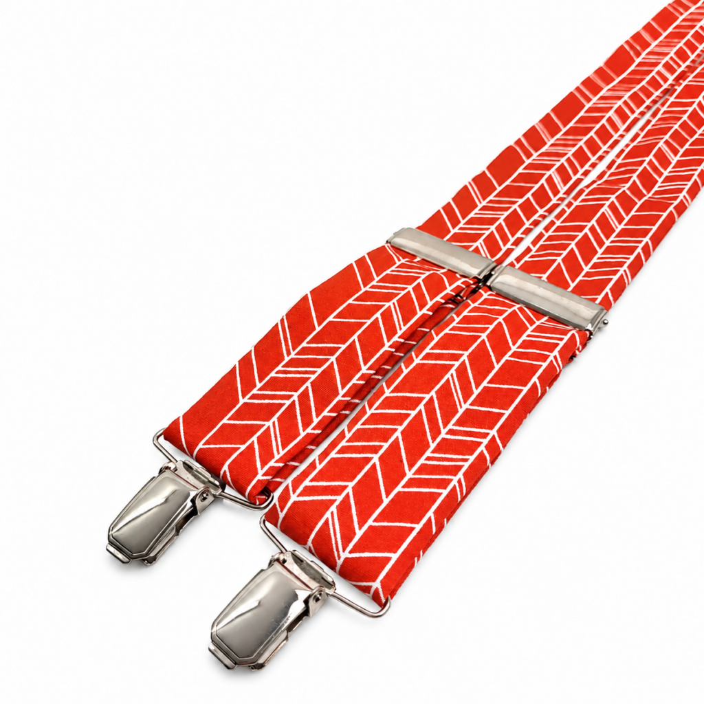 Tirantes Minimal Teja artesanales para hombre fabricados a mano en España. Tirantes color teja con diseño geométrico blanco inspirado en patrones minimalistas. Complemento elegante para bodas, novios, invitados, comuniones, bautizos y eventos especiales. Tirantes de algodón premium ajustables con pinzas metálicas reforzadas. Accesorio masculino exclusivo elaborado artesanalmente en Murcia por Pajaritas con Jota. Tirantes originales para regalar, sorprender y completar looks elegantes con traje azul marino, gris marengo, beige o verde botella. English Minimal Terracotta Suspenders for men handmade in Spain. Premium cotton suspenders featuring a stylish white geometric pattern on a terracotta background. Elegant men's accessory perfect for weddings, grooms, groomsmen, guests, baptisms, communions, formal events and special occasions. Adjustable suspenders with strong metal clips and high-quality craftsmanship. Handmade in Murcia by Pajaritas con Jota. Unique fashion accessory ideal as a gift for men who appreciate elegant, original and artisanal accessories. Français Bretelles Minimal Teja artisanales pour homme fabriquées à la main en Espagne. Bretelles couleur terre cuite avec motif géométrique blanc élégant et moderne. Accessoire masculin idéal pour mariage, marié, témoin, invité, baptême, communion et événements spéciaux. Bretelles en coton premium réglables avec pinces métalliques renforcées. Fabrication artisanale réalisée à Murcie par Pajaritas con Jota. Cadeau original pour homme recherchant élégance, qualité et style unique. Italiano Bretelle Minimal Teja artigianali da uomo realizzate a mano in Spagna. Bretelle color terracotta con elegante motivo geometrico bianco dal design moderno e raffinato. Accessorio perfetto per matrimoni, sposi, invitati, battesimi, comunioni ed eventi speciali. Bretelle regolabili in cotone premium con robuste clip metalliche. Prodotte artigianalmente a Murcia da Pajaritas con Jota. Idea regalo originale per uomo che desidera distinguersi con eleganza, qualità artigianale e stile esclusivo.