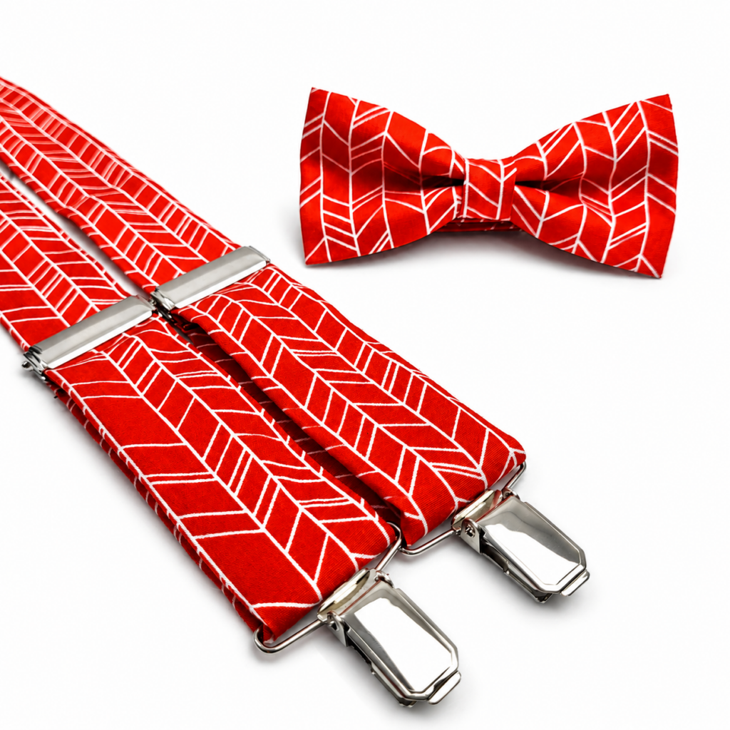Pajarita y Tirantes Minimal Teja artesanales para hombre hechos a mano en España. Conjunto elegante fabricado en algodón premium de alta calidad con diseño geométrico de espiga en color rojo teja y líneas blancas. Complemento masculino ideal para bodas, novios, invitados, comuniones, bautizos, graduaciones, eventos especiales y celebraciones. Tirantes ajustables en forma de Y con herrajes metálicos plateados resistentes y pajarita artesanal ajustable. Fabricado artesanalmente en Murcia por Pajaritas con Jota. Perfecto como regalo original para hombre, regalo para novio, regalo para padrino o complemento elegante para traje azul marino, negro, gris, beige o verde botella. English Minimal Teja Bow Tie and Suspenders handmade men's set crafted in Spain using premium quality cotton fabric. Elegant geometric herringbone pattern in terracotta red with white lines. Handmade bow tie and matching suspenders designed for weddings, grooms, wedding guests, christenings, graduations, formal events and special occasions. Adjustable Y-back suspenders with durable silver metal clips and handcrafted adjustable bow tie. Made by hand in Murcia, Spain by Pajaritas con Jota. Stylish men's accessory perfect as a unique gift, groom gift, wedding gift, anniversary present or elegant fashion accessory to combine with navy blue, black, grey, beige or dark green suits. Français Ensemble nœud papillon et bretelles Minimal Teja fabriqué artisanalement en Espagne avec du coton premium de haute qualité. Design géométrique élégant style chevrons en rouge terre cuite avec lignes blanches. Accessoire raffiné pour homme idéal pour mariages, mariés, invités de mariage, baptêmes, communions, cérémonies, remises de diplômes et événements spéciaux. Bretelles réglables en forme de Y avec attaches métalliques argentées résistantes et nœud papillon réglable confectionné à la main. Fabriqué dans notre atelier artisanal à Murcie par Pajaritas con Jota. Cadeau original pour homme, cadeau de mariage, cadeau élégant ou accessoire de mode pour costumes bleu marine, noir, gris, beige ou vert bouteille. Italiano Set artigianale da uomo Pajarita e Tiranti Minimal Teja realizzato a mano in Spagna con cotone premium di alta qualità. Elegante motivo geometrico a spina di pesce color rosso terracotta con linee bianche. Papillon artigianale e bretelle coordinate perfette per matrimoni, sposi, invitati, comunioni, battesimi, lauree, eventi eleganti e occasioni speciali. Bretelle regolabili a Y con robuste clip metalliche argentate e papillon regolabile realizzato a mano. Prodotto nel nostro laboratorio artigianale di Murcia da Pajaritas con Jota. Regalo originale per uomo, regalo per matrimonio, anniversario o accessorio elegante da abbinare ad abiti blu navy, neri, grigi, beige o verde bottiglia.