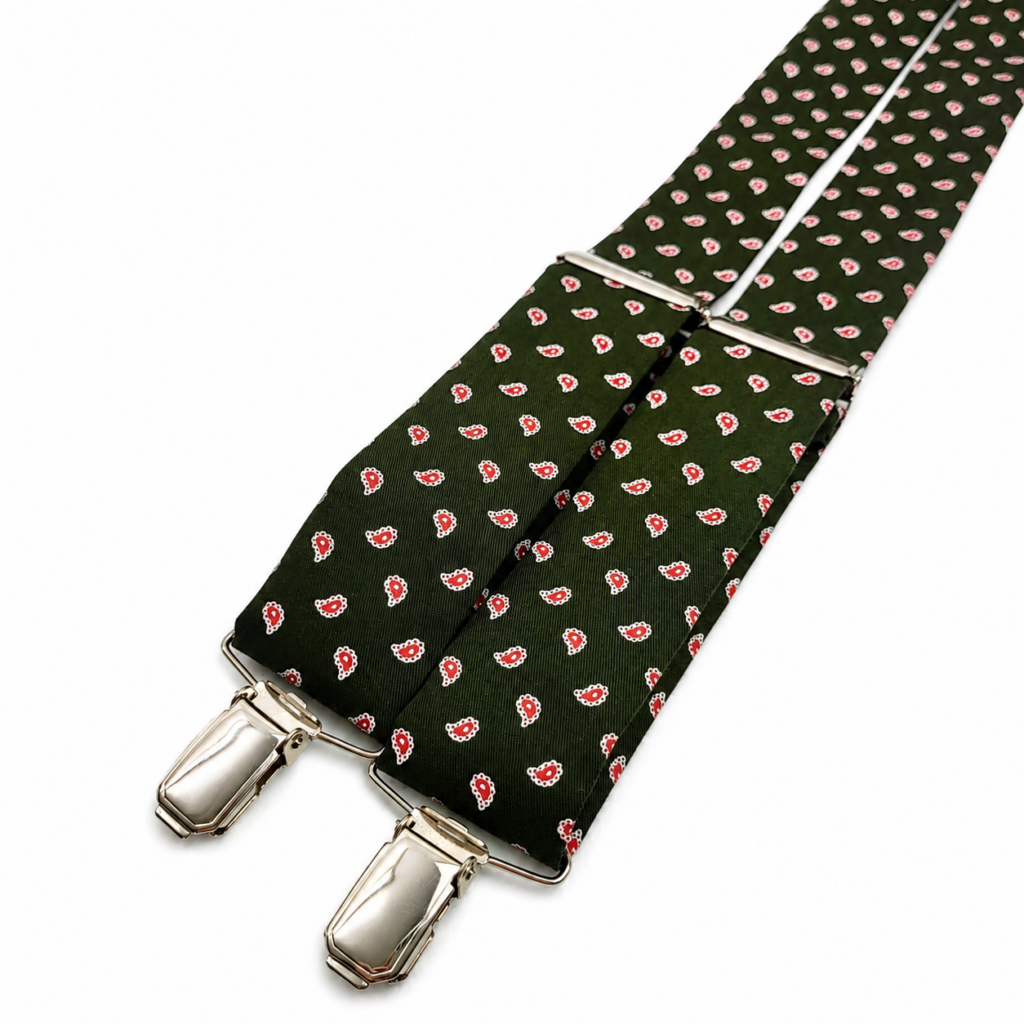 Tirantes Cachemir Oliva artesanales para hombre fabricados a mano en España por Pajaritas con Jota. Elegantes tirantes verdes oliva con estampado cachemir paisley en colores rojo, blanco y crema. Complemento masculino ideal para bodas, novios, invitados, comuniones, bautizos, eventos especiales, celebraciones familiares y sesiones fotográficas. Tirantes de algodón premium de alta calidad con forma en Y, ancho de 35 mm, longitud ajustable y pinzas metálicas reforzadas. Diseño sofisticado inspirado en la moda clásica y vintage para hombres que buscan un accesorio original, exclusivo y elegante. Perfectos para combinar con trajes azul marino, beige, gris, negro, verde botella o marrón y camisas blancas, celestes o crema. English ALT SEO Text (+100 words) Cachemir Olive Suspenders handcrafted for men in Spain by Pajaritas con Jota. Elegant olive green suspenders featuring a classic paisley pattern with red, white and cream details. Premium cotton suspenders designed for weddings, grooms, groomsmen, guests, baptisms, communions, formal events, business occasions and special celebrations. Handmade suspenders with Y-back design, 35 mm width, adjustable length and strong metal clips for maximum comfort and durability. Sophisticated vintage-inspired accessory perfect for stylish men looking for exclusive handcrafted fashion accessories. Ideal to pair with navy blue, beige, grey, black, brown or green suits and white, light blue or cream shirts. Premium Spanish artisan craftsmanship. Texte ALT SEO Français (+100 mots) Bretelles Cachemir Olive fabriquées à la main en Espagne par Pajaritas con Jota. Élégantes bretelles vert olive ornées d’un motif cachemire paisley raffiné avec des détails rouges, blancs et crème. Accessoire de mode masculine idéal pour mariages, mariés, invités, baptêmes, communions, cérémonies, fêtes élégantes et événements spéciaux. Confection artisanale en coton premium de haute qualité offrant confort, résistance et finition impeccable. Bretelles forme Y avec largeur de 35 mm, longueur réglable et pinces métalliques renforcées. Style classique, vintage et sophistiqué parfait pour accompagner un costume bleu marine, gris, noir, beige, marron ou vert bouteille. Accessoire exclusif conçu pour les hommes recherchant élégance, originalité et qualité artisanale espagnole. Testo ALT SEO Italiano (+100 parole) Bretelle Cachemir Oliva artigianali realizzate a mano in Spagna da Pajaritas con Jota. Eleganti bretelle verde oliva con raffinata fantasia cachemire paisley nei colori rosso, bianco e crema. Accessorio da uomo ideale per matrimoni, sposi, invitati, comunioni, battesimi, cerimonie, eventi eleganti e occasioni speciali. Realizzate in cotone premium di alta qualità per garantire comfort, resistenza e lunga durata. Bretelle con forma a Y, larghezza professionale di 35 mm, lunghezza regolabile e robuste clip metalliche. Design classico e senza tempo ispirato alla moda maschile elegante e vintage. Perfette da abbinare a completi blu navy, grigi, beige, marroni, neri o verde bottiglia e camicie bianche, azzurre o color crema. Accessorio esclusivo fatto a mano in Spagna.