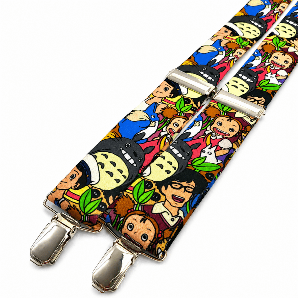 Tirantes Totoro artesanales para hombre fabricados a mano en España por Pajaritas con Jota. Tirantes anime inspirados en la fantasía japonesa, la naturaleza y los personajes más queridos de la animación japonesa. Diseño multicolor con personajes, hojas verdes, criaturas del bosque, colores azul, verde, amarillo, negro, blanco, marrón y rosa. Tirantes elegantes para bodas, comuniones, bautizos, novios, invitados y eventos especiales. Tirantes de algodón premium hechos artesanalmente en Murcia. Complemento original para amantes del anime, manga, cultura japonesa y accesorios exclusivos para hombre. Tirantes ajustables de 35 mm con pinzas metálicas resistentes y forma clásica en Y. Regalo original para sorprender a hombres con personalidad y estilo. Alt Text English (100+ words) Totoro suspenders for men handmade in Spain by Pajaritas con Jota. Premium cotton suspenders inspired by Japanese animation, fantasy forests, magical creatures and iconic anime characters. Colorful design featuring green leaves, woodland animals, blue, yellow, black, white, brown and pink details. Elegant men's suspenders perfect for weddings, grooms, wedding guests, baptisms, communions, parties and special events. Handmade artisan suspenders crafted in Murcia using high-quality cotton fabric and durable metal clips. Adjustable Y-back suspenders with a 35 mm width and approximately 120 cm adjustable length. Unique gift idea for anime lovers, manga fans, Japanese culture enthusiasts and men looking for original fashion accessories. Texte ALT Français (100+ mots) Bretelles Totoro pour homme fabriquées artisanalement en Espagne par Pajaritas con Jota. Bretelles en coton premium inspirées de l’animation japonaise, de la nature, des forêts magiques et des personnages emblématiques du monde fantastique japonais. Motif multicolore avec feuilles vertes, animaux de la forêt, détails bleus, jaunes, noirs, blancs, roses et marron. Bretelles élégantes pour mariage, baptême, communion, événements spéciaux, invités de mariage et tenues originales pour homme. Fabrication artisanale dans notre atelier de Murcie avec matériaux de haute qualité. Bretelles réglables en forme de Y avec largeur professionnelle de 35 mm et pinces métalliques renforcées. Cadeau idéal pour les amateurs d’anime, manga, culture japonaise et accessoires élégants. Testo ALT Italiano (100+ parole) Bretelle Totoro da uomo realizzate artigianalmente in Spagna da Pajaritas con Jota. Bretelle in cotone premium ispirate al mondo dell’animazione giapponese, alle foreste incantate, alla natura e ai personaggi fantastici più amati. Fantasia multicolore con foglie verdi, creature del bosco, dettagli blu, gialli, neri, bianchi, marroni e rosa che creano un design originale ed elegante. Bretelle perfette per matrimoni, comunioni, battesimi, invitati, sposi ed eventi speciali. Produzione artigianale nel nostro laboratorio di Murcia utilizzando cotone di alta qualità e robuste clip metalliche. Bretelle regolabili a forma di Y larghe 35 mm e lunghezza regolabile fino a circa 120 cm. Idea regalo perfetta per appassionati di anime, manga, cultura giapponese e accessori esclusivi da uomo.