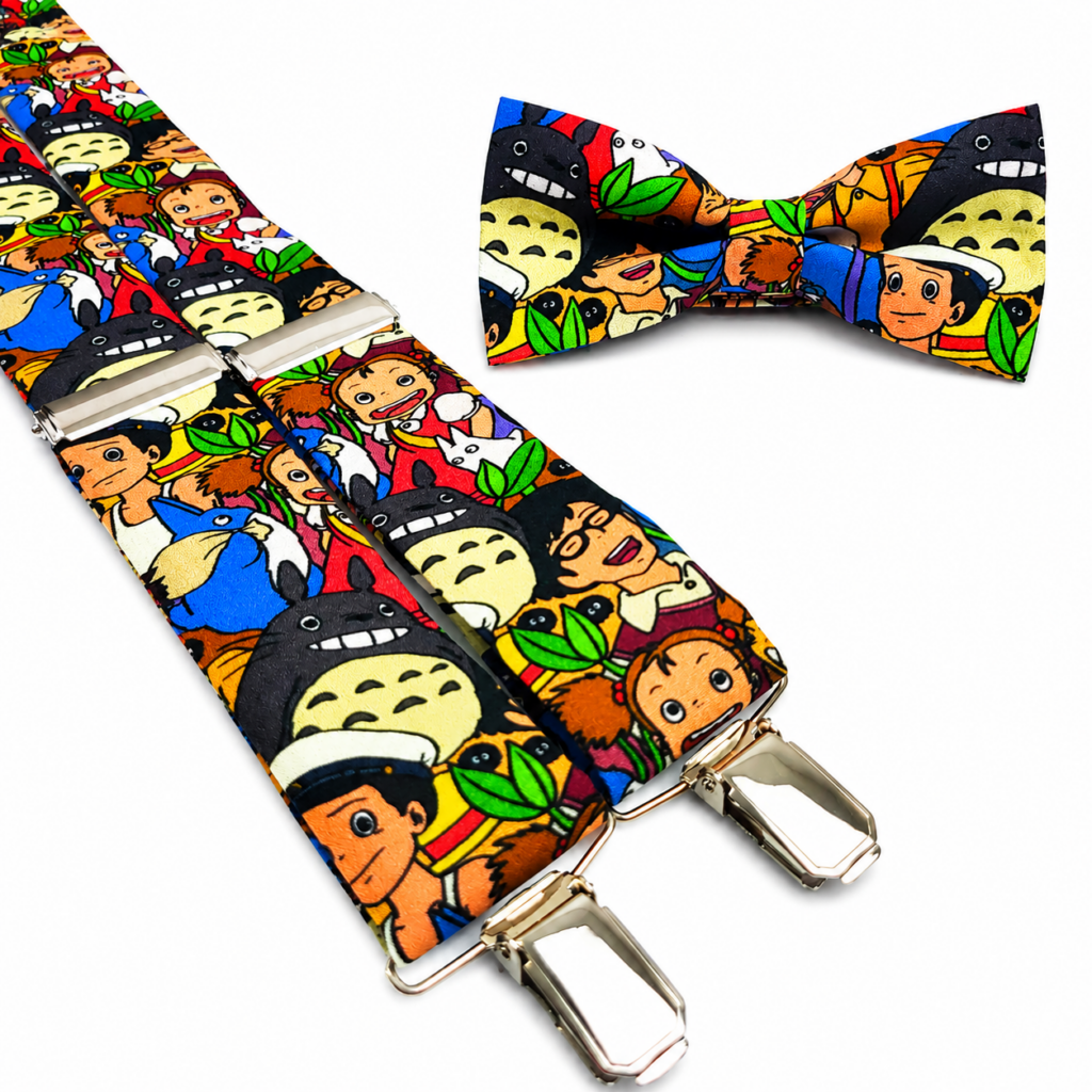 Pajarita y Tirantes Totoro artesanales para hombre fabricados a mano en España. Conjunto exclusivo inspirado en Totoro y la animación japonesa con estampado multicolor lleno de personajes, hojas verdes y detalles originales. Complemento elegante para bodas, novios, invitados, comuniones, bautizos, eventos especiales, celebraciones familiares y regalos originales. Pajarita ajustable y tirantes en forma de Y confeccionados en algodón premium de alta calidad en nuestro taller artesanal de Murcia. Diseño colorido con tonos negro, verde, azul, rojo, amarillo, blanco y naranja. Conjunto ideal para amantes del anime, cultura japonesa, Studio Ghibli, moda masculina original y accesorios exclusivos hechos a mano en España. Perfecto para combinar con traje azul marino, negro, gris o beige y camisas blancas, azules o crema. ALT SEO (English) Totoro Bow Tie and Suspenders handmade set for men crafted in Spain. Exclusive anime inspired accessory featuring colorful Totoro characters, green leaves and vibrant Japanese animation artwork. Premium cotton bow tie and matching suspenders handmade in Murcia with high quality materials and professional finishes. Perfect for weddings, grooms, wedding guests, baptisms, communions, special events, anime conventions and unique gifts for men. Elegant and original fashion accessory combining black, green, blue, red, yellow, white and orange colors. Adjustable bow tie and Y back suspenders designed for comfort and style. Ideal for Studio Ghibli fans, Japanese culture lovers and men looking for unique handmade accessories to wear with navy blue, black, grey or beige suits. ALT SEO (Français) Noeud papillon et bretelles Totoro artisanaux pour homme fabriqués à la main en Espagne. Ensemble exclusif inspiré de Totoro et de l'univers de l'animation japonaise avec un imprimé coloré représentant des personnages emblématiques, des feuilles vertes et des détails originaux. Accessoire élégant pour mariage, marié, invité, baptême, communion, cérémonie et événements spéciaux. Confection artisanale en coton premium dans notre atelier de Murcie avec finitions de haute qualité. Design multicolore avec noir, vert, bleu, rouge, jaune, blanc et orange. Ensemble idéal pour les amateurs d'anime, de culture japonaise et d'accessoires de mode originaux. Parfait avec un costume bleu marine, noir, gris ou beige et une chemise blanche, crème ou bleu clair. ALT SEO (Italiano) Papillon e bretelle Totoro artigianali da uomo realizzati a mano in Spagna. Set esclusivo ispirato a Totoro e al mondo dell'animazione giapponese con una stampa colorata ricca di personaggi, foglie verdi e dettagli originali. Accessorio elegante per matrimoni, sposi, invitati, battesimi, comunioni, eventi speciali e idee regalo originali per uomo. Realizzato in cotone premium nel nostro laboratorio artigianale di Murcia con materiali di alta qualità e finiture professionali. Design multicolore con tonalità nere, verdi, blu, rosse, gialle, bianche e arancioni. Papillon regolabile e bretelle a Y comode e resistenti. Perfetto per appassionati di anime, cultura giapponese e moda maschile originale da abbinare a completi blu navy, neri, grigi o beige.
