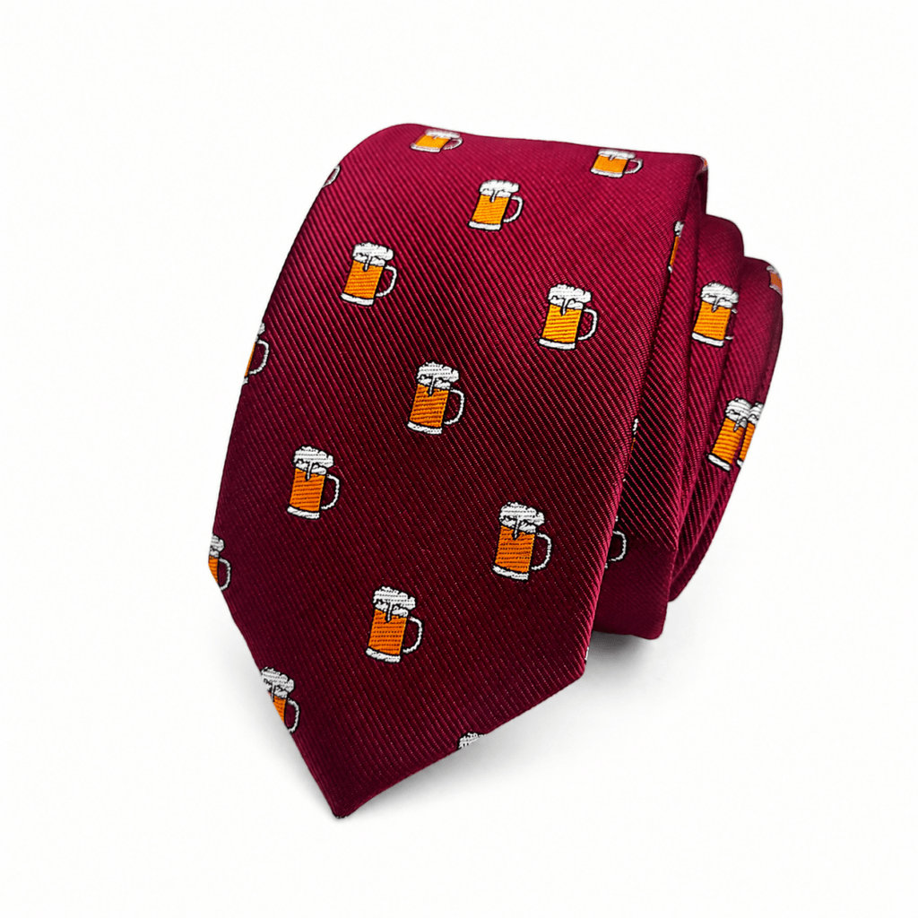 Corbata Jarras de Cerveza artesanal para hombre fabricada a mano en España por Pajaritas con Jota. Corbata elegante color burdeos con estampado repetido de pequeñas jarras de cerveza en tonos amarillo, dorado, blanco y negro. Complemento masculino ideal para bodas, novios, invitados, comuniones, bautizos, fiestas y eventos especiales. Corbata hecha en algodón de alta calidad con medidas de 150 cm de largo y 6 cm de ancho. Diseño exclusivo inspirado en la cultura cervecera y gastronómica. Perfecta para combinar con trajes azul marino, gris, negro o beige. Regalo original para hombres que buscan elegancia, personalidad y accesorios artesanales únicos fabricados en Murcia. ALT SEO English (+100 words) Handmade Beer Mug Tie for men crafted in Spain by Pajaritas con Jota. Elegant burgundy necktie featuring a repeating pattern of small beer mugs embroidered in yellow, gold, white and black colors. Premium cotton tie designed for weddings, grooms, groomsmen, guests, baptisms, communions, business events and special celebrations. Measuring 150 cm long and 6 cm wide, this unique men's tie combines sophistication with a fun and distinctive beer-inspired design. Perfectly matches navy blue, grey, black and beige suits. An excellent gift idea for beer lovers, food enthusiasts and men looking for stylish handmade accessories. Exclusive artisan tie made with attention to detail and exceptional craftsmanship. ALT SEO Français (+100 mots) Cravate Chopes de Bière artisanale pour homme fabriquée à la main en Espagne par Pajaritas con Jota. Élégante cravate bordeaux décorée de petites chopes de bière brodées dans des tons jaune, doré, blanc et noir. Accessoire masculin idéal pour les mariages, les mariés, les invités, les baptêmes, les communions et les événements spéciaux. Réalisée en coton de haute qualité, cette cravate mesure 150 cm de longueur et 6 cm de largeur. Son design original inspiré de l’univers de la bière apporte une touche unique, élégante et raffinée. Parfaite avec un costume bleu marine, gris, noir ou beige. Une excellente idée cadeau pour les amateurs de bière et de mode artisanale. ALT SEO Italiano (+100 parole) Cravatta Boccali di Birra artigianale da uomo realizzata a mano in Spagna da Pajaritas con Jota. Elegante cravatta color bordeaux con motivo ripetuto di piccoli boccali di birra nei colori giallo, oro, bianco e nero. Accessorio perfetto per matrimoni, sposi, invitati, comunioni, battesimi, eventi aziendali e occasioni speciali. Realizzata in cotone di alta qualità, questa cravatta misura 150 cm di lunghezza e 6 cm di larghezza. Il suo design originale ispirato al mondo della birra combina eleganza, stile e personalità. Si abbina perfettamente ad abiti blu navy, grigi, neri e beige. Idea regalo ideale per amanti della birra, della moda maschile e degli accessori artigianali esclusivi.