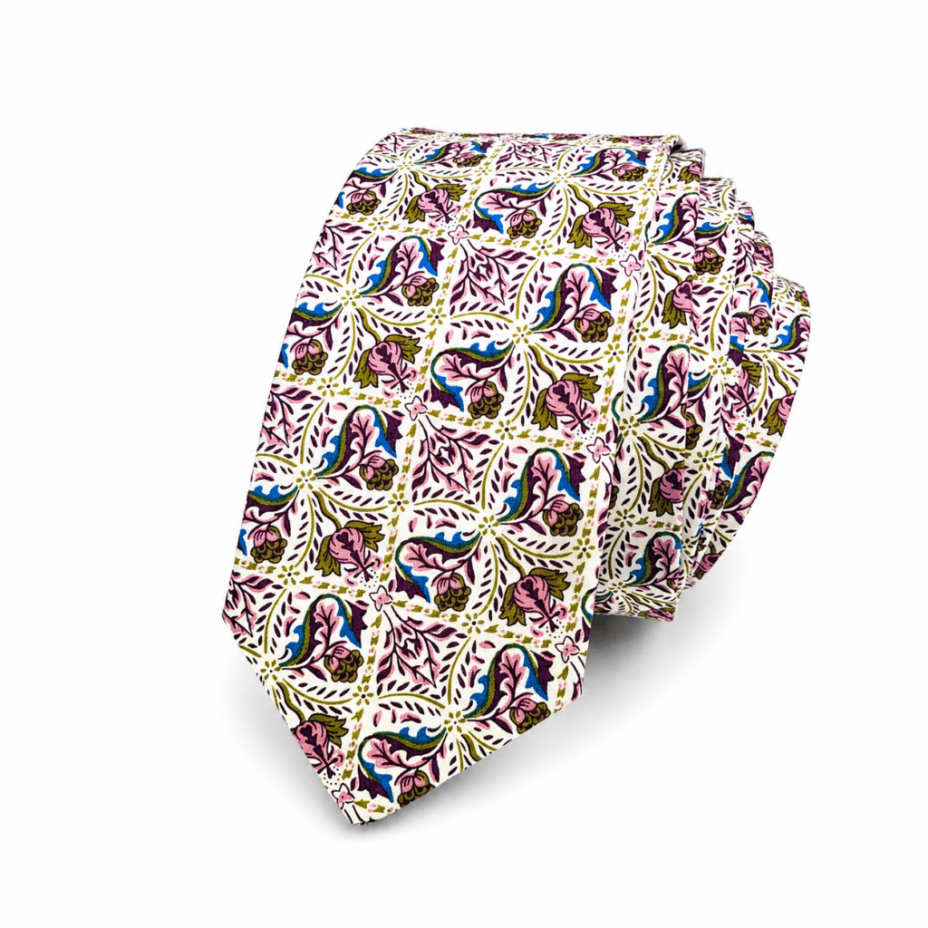 Corbata Floral Windsor artesanal para hombre fabricada a mano en España por Pajaritas con Jota. Corbata de algodón premium con elegante estampado floral geométrico sobre fondo marfil. Diseño exclusivo con hojas ornamentales y motivos vegetales en colores rosa, azul, verde oliva, granate y dorado. Complemento perfecto para bodas, novios, invitados, comuniones, bautizos y eventos especiales. Corbata floral elegante de 150 cm de largo y 6 cm de ancho confeccionada artesanalmente en Murcia. Ideal para combinar con trajes azul marino, gris, beige, camel o verde oliva. Accesorio masculino original, sofisticado y exclusivo para hombres que buscan estilo, calidad y artesanía española. English ALT Text (+100 words) Floral Windsor Tie handcrafted for men in Spain by Pajaritas con Jota. Premium cotton necktie featuring an elegant floral geometric pattern on an ivory background. Exclusive design with decorative leaves and botanical motifs in pink, blue, olive green, burgundy and golden tones. Handmade men's tie perfect for weddings, grooms, wedding guests, baptisms, communions, business events and special occasions. This artisan tie measures approximately 150 cm long and 6 cm wide, offering elegance, comfort and durability. Ideal to wear with navy blue, grey, beige, camel or olive suits. A unique handmade accessory created for men who appreciate quality craftsmanship, refined style, exclusive fashion accessories and authentic Spanish artisan products. Texte ALT Français (+100 mots) Cravate Florale Windsor artisanale pour homme fabriquée à la main en Espagne par Pajaritas con Jota. Cravate en coton premium avec un élégant motif floral géométrique sur fond ivoire. Design exclusif composé de feuilles décoratives et de motifs végétaux dans des tons rose, bleu, vert olive, bordeaux et doré. Cette cravate artisanale est idéale pour les mariages, les mariés, les invités, les baptêmes, les communions, les cérémonies et les événements spéciaux. Fabriquée à la main dans un atelier artisanal à Murcie, elle mesure environ 150 cm de longueur et 6 cm de largeur. Elle s’associe parfaitement avec des costumes bleu marine, gris, beige, camel ou vert olive. Accessoire masculin élégant, original et raffiné. Testo ALT Italiano (+100 parole) Cravatta Floral Windsor artigianale da uomo realizzata a mano in Spagna da Pajaritas con Jota. Cravatta in cotone premium con elegante motivo floreale geometrico su sfondo avorio. Design esclusivo con foglie decorative e dettagli botanici nei colori rosa, blu, verde oliva, bordeaux e oro. Cravatta elegante ideale per matrimoni, sposi, invitati, battesimi, comunioni, eventi aziendali e occasioni speciali. Realizzata artigianalmente nel nostro laboratorio di Murcia, misura circa 150 cm di lunghezza e 6 cm di larghezza. Perfetta da abbinare a completi blu navy, grigi, beige, cammello o verde oliva. Accessorio maschile raffinato, originale ed esclusivo pensato per uomini che apprezzano la qualità, l'artigianato e lo stile elegante senza tempo.