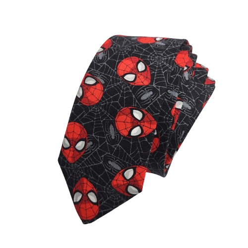 Corbata Spider artesanal para hombre hecha a mano en España por Pajaritas con Jota. Corbata de algodón premium con fondo negro decorado con telarañas grises y múltiples rostros de Spider en tonos rojo, negro y blanco. Complemento original para bodas, comuniones, bautizos, eventos especiales, ferias, congresos y celebraciones. Corbata elegante para novios, invitados, padrinos y amantes de los superhéroes, cómics y cultura geek. Fabricada artesanalmente en Murcia con medidas aproximadas de 150 cm de largo por 6 cm de ancho. Diseño exclusivo que combina estilo moderno, moda masculina, artesanía española y personalidad. Ideal para combinar con trajes azul marino, gris marengo, negro o burdeos y camisas blancas o celestes. ALT TEXT SEO ENGLISH (+100 words) Spider Tie handmade in Spain by Pajaritas con Jota. Premium cotton men's tie featuring a black background decorated with gray spider webs and multiple spider hero masks in red, white and black colors. Original necktie designed for weddings, grooms, wedding guests, baptisms, communions, business events, conventions and special celebrations. Crafted by hand in Murcia, Spain, using high-quality cotton fabric and traditional artisan techniques. This elegant geek-inspired tie combines comic book style, modern men's fashion and exclusive craftsmanship. Approximate measurements are 150 cm long and 6 cm wide. Perfect to wear with navy blue, charcoal gray or black suits and white, blue or light gray dress shirts. ALT TEXT SEO FRANÇAIS (+100 mots) Cravate Spider artisanale pour homme fabriquée à la main en Espagne par Pajaritas con Jota. Cravate en coton premium avec fond noir décoré de toiles d’araignée grises et de plusieurs masques inspirés du célèbre héros arachnéen en rouge, blanc et noir. Accessoire original pour mariages, baptêmes, communions, cérémonies, événements professionnels et occasions spéciales. Réalisée artisanalement à Murcie avec des matériaux de haute qualité garantissant confort, élégance et durabilité. Cette cravate associe mode masculine, culture pop, univers des comics et savoir-faire espagnol. Dimensions approximatives : 150 cm de longueur et 6 cm de largeur. Idéale avec un costume bleu marine, gris anthracite ou noir et une chemise blanche ou bleu clair. ALT TEXT SEO ITALIANO (+100 parole) Cravatta Spider artigianale da uomo realizzata a mano in Spagna da Pajaritas con Jota. Cravatta in cotone premium con elegante sfondo nero decorato da ragnatele grigie e maschere ispirate al celebre eroe ragno nei colori rosso, bianco e nero. Accessorio originale perfetto per matrimoni, comunioni, battesimi, eventi aziendali, feste ed occasioni speciali. Realizzata artigianalmente nel laboratorio di Murcia utilizzando tessuti di alta qualità per garantire comfort, resistenza ed eleganza. Questa cravatta combina moda maschile, cultura pop, stile geek e artigianato spagnolo in un prodotto esclusivo. Misure approssimative 150 cm di lunghezza e 6 cm di larghezza. Ideale da abbinare a completi blu navy, grigio antracite o nero e camicie bianche o azzurre.