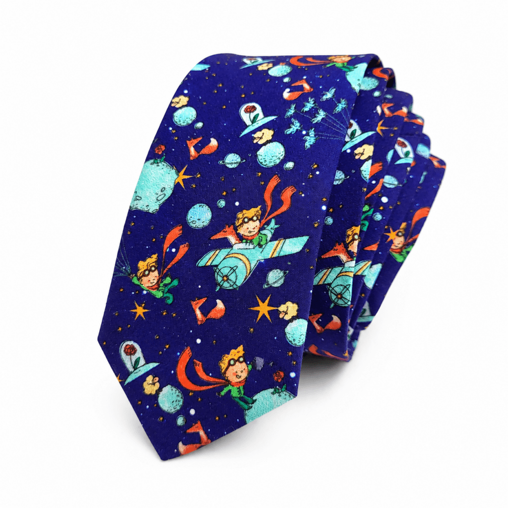Corbata Principito artesanal para hombre fabricada a mano en España por Pajaritas con Jota. Corbata azul marino con estampado inspirado en El Principito, estrellas doradas, planetas, satélites, asteroides y elementos espaciales. Confeccionada en algodón premium 100%, con medidas aproximadas de 150 cm de largo por 6 cm de ancho. Complemento elegante y original ideal para bodas, comuniones, bautizos, eventos especiales, ferias, congresos y celebraciones. Perfecta para novios, padrinos, invitados y amantes de la literatura. Diseño exclusivo hecho artesanalmente en Murcia con excelente caída, gran calidad y acabados profesionales. Corbata inspirada en el universo de fantasía y aventura de El Principito. Alt Text English (+100 words) The Little Prince Tie handmade for men in Spain by Pajaritas con Jota. Exclusive navy blue necktie inspired by The Little Prince featuring colorful illustrations of planets, stars, satellites, asteroids and space elements. Crafted from premium 100% cotton with approximate dimensions of 150 cm length and 6 cm width. Elegant and original men's accessory perfect for weddings, grooms, guests, christenings, communions, business events and special celebrations. Handmade in Murcia with great attention to detail, excellent drape and high-quality finishes. A unique literary-inspired tie designed for fans of classic stories, fantasy, adventure and distinctive men's fashion accessories. Texte ALT Français (+100 mots) Cravate Le Petit Prince fabriquée artisanalement en Espagne par Pajaritas con Jota. Cravate élégante pour homme avec fond bleu marine décoré d’illustrations inspirées du Petit Prince, étoiles dorées, planètes, satellites, astéroïdes et éléments de l’espace. Réalisée en coton premium 100 %, avec des dimensions approximatives de 150 cm de longueur et 6 cm de largeur. Accessoire original idéal pour les mariages, baptêmes, communions, événements professionnels et célébrations spéciales. Parfaite pour les mariés, témoins, invités et amateurs de littérature. Fabrication artisanale à Murcie avec une excellente tenue, des finitions soignées et un design exclusif inspiré de l’univers poétique et fantastique du Petit Prince. Testo ALT Italiano (+100 parole) Cravatta Il Piccolo Principe realizzata artigianalmente in Spagna da Pajaritas con Jota. Elegante cravatta da uomo con sfondo blu navy decorato con illustrazioni ispirate al Piccolo Principe, stelle dorate, pianeti, satelliti, asteroidi ed elementi spaziali. Realizzata in cotone premium 100%, con dimensioni approssimative di 150 cm di lunghezza e 6 cm di larghezza. Accessorio originale perfetto per matrimoni, comunioni, battesimi, eventi aziendali e occasioni speciali. Ideale per sposi, invitati, testimoni e appassionati di letteratura. Prodotta artigianalmente nel laboratorio di Murcia con finiture di alta qualità, ottima vestibilità e un design esclusivo ispirato al mondo fantastico e poetico del Piccolo Principe.