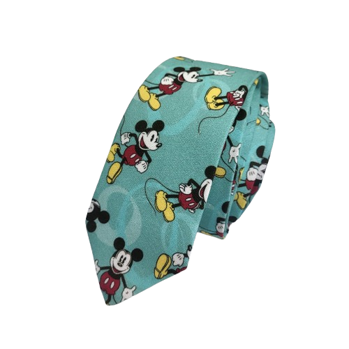 Corbata Ratón Mouse artesanal para hombre fabricada a mano en España por Pajaritas con Jota. Corbata de algodón premium 100% con fondo azul turquesa decorado con múltiples ilustraciones del famoso ratón de animación clásica en colores rojo, amarillo, negro y blanco. Corbata original para bodas, comuniones, bautizos, eventos especiales, novios, invitados y celebraciones. Complemento elegante y divertido ideal para hombres que buscan una corbata exclusiva, diferente y artesanal. Corbata hecha en Murcia con medidas aproximadas de 150 cm de largo y 6 cm de ancho. Perfecta para regalar, sorprender y completar trajes azul marino, gris o negro con un toque original y sofisticado. ALT TEXT SEO ENGLISH (+100 words) Handmade Mouse Tie for men crafted in Spain by Pajaritas con Jota. Premium 100% cotton necktie featuring a turquoise blue background decorated with multiple illustrations of the famous classic cartoon mouse in red, yellow, black and white colors. Unique men's tie perfect for weddings, grooms, guests, baptisms, communions, themed parties, business events and special occasions. Artisan tie made with high-quality materials and reinforced interior for an elegant knot and excellent drape. Approximate size 150 cm long and 6 cm wide. A perfect gift idea for animation lovers, collectors and men looking for an original, stylish and exclusive handmade necktie. ALT TEXT SEO FRANÇAIS (+100 mots) Cravate Ratón Mouse artisanale pour homme fabriquée à la main en Espagne par Pajaritas con Jota. Cravate en coton premium 100 % avec fond bleu turquoise décoré de plusieurs illustrations de la célèbre souris de dessin animé dans des tons rouge, jaune, noir et blanc. Accessoire élégant et original idéal pour les mariages, baptêmes, communions, cérémonies, événements spéciaux et cadeaux pour homme. Cette cravate artisanale offre une excellente qualité, une finition soignée et un tombé parfait. Dimensions approximatives : 150 cm de longueur et 6 cm de largeur. Idéale pour les amateurs d’animation classique, les collectionneurs et les hommes recherchant une cravate unique, colorée, élégante et fabriquée artisanalement en Espagne. ALT TEXT SEO ITALIANO (+100 parole) Cravatta Ratón Mouse artigianale da uomo realizzata a mano in Spagna da Pajaritas con Jota. Cravatta in cotone premium 100% con sfondo turchese decorato da numerose illustrazioni del celebre topo dei cartoni animati nei colori rosso, giallo, nero e bianco. Accessorio elegante e originale perfetto per matrimoni, comunioni, battesimi, eventi speciali, feste a tema e occasioni importanti. Cravatta artigianale di alta qualità con interno rinforzato per garantire un nodo perfetto e una caduta elegante. Misure approssimative 150 cm di lunghezza e 6 cm di larghezza. Idea regalo perfetta per appassionati di animazione, collezionisti e uomini che desiderano una cravatta esclusiva, colorata, raffinata e realizzata a mano in Spagna.