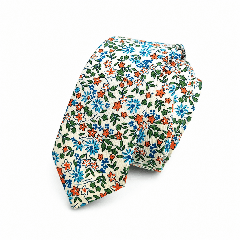 Corbata Azalea Azul artesanal para hombre fabricada a mano en España por Pajaritas con Jota. Corbata floral exclusiva confeccionada en algodón premium 100%, con elegante estampado de flores azules, naranjas, blancas y hojas verdes sobre fondo marfil claro. Complemento ideal para bodas, comuniones, bautizos, eventos especiales, novios, padrinos e invitados que buscan una corbata original y elegante. Diseño floral inspirado en jardines botánicos con gran definición de color y acabados artesanales de alta calidad. Corbata de 150 cm de largo y 6 cm de ancho, perfecta para combinar con trajes azul marino, gris perla, beige o verde botella. Accesorio exclusivo hecho en Murcia, ideal para regalar o sorprender con estilo. ALT TEXT SEO ENGLISH (+100 words) Azalea Blue handmade men's necktie crafted in Spain by Pajaritas con Jota. Premium 100% cotton floral tie featuring an elegant botanical pattern with blue flowers, coral orange blossoms, white floral details and green leaves on a soft ivory background. This exclusive artisan necktie is perfect for weddings, grooms, groomsmen, christenings, family celebrations, business events and stylish occasions. Handmade with exceptional craftsmanship and attention to detail, offering comfort, durability and an elegant drape. Measuring approximately 150 cm long and 6 cm wide, it pairs beautifully with navy blue, grey, beige and green suits. A unique gift idea for men who appreciate fashion, elegance, quality and handmade accessories. ALT TEXT SEO FRANÇAIS (+100 mots) Cravate Azalea Bleu artisanale pour homme fabriquée à la main en Espagne par Pajaritas con Jota. Cravate florale exclusive réalisée en coton premium 100 %, ornée d'un élégant motif botanique composé de fleurs bleues, de petites fleurs orange corail, de détails blancs et de feuilles vertes sur un fond ivoire clair. Accessoire idéal pour les mariages, baptêmes, communions, cérémonies, événements professionnels et occasions spéciales. Cette cravate artisanale offre une excellente tenue, un confort remarquable et des finitions de haute qualité. Dimensions approximatives : 150 cm de longueur et 6 cm de largeur. Parfaite avec un costume bleu marine, gris, beige ou vert bouteille. Cadeau original et raffiné pour homme élégant recherchant un accessoire unique et exclusif. ALT TEXT SEO ITALIANO (+100 parole) Cravatta Azalea Blu artigianale da uomo realizzata a mano in Spagna da Pajaritas con Jota. Elegante cravatta floreale confezionata in cotone premium 100%, decorata con un raffinato motivo botanico composto da fiori blu, dettagli floreali arancione corallo, piccoli fiori bianchi e foglie verdi su sfondo avorio chiaro. Accessorio esclusivo perfetto per matrimoni, battesimi, comunioni, cerimonie, eventi aziendali e occasioni speciali. Realizzata artigianalmente con grande attenzione ai dettagli per garantire comfort, qualità e una caduta impeccabile. Misura circa 150 cm di lunghezza e 6 cm di larghezza. Si abbina perfettamente ad abiti blu navy, grigi, beige o verde bottiglia. Idea regalo elegante e originale per uomini che amano accessori esclusivi e fatti a mano.