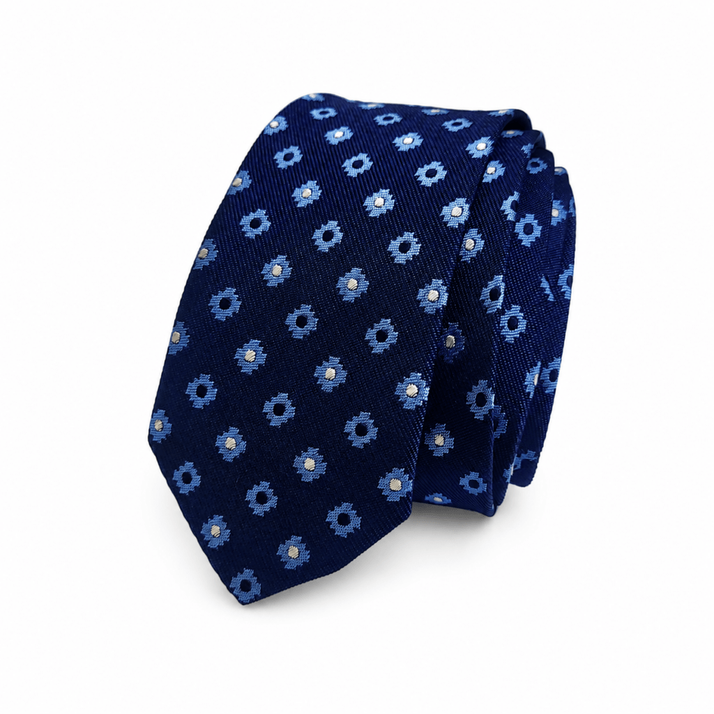 Corbata Seda Londres artesanal para hombre confeccionada a mano en España por Pajaritas con Jota. Elegante corbata de 100% seda natural con fondo azul marino intenso y refinado estampado geométrico formado por pequeños motivos circulares en tonos azul celeste, azul claro y marfil. Diseño clásico, sofisticado y atemporal ideal para hombres que buscan una corbata elegante para bodas, comuniones, bautizos, novios, padrinos, invitados, graduaciones, reuniones de empresa, eventos formales y celebraciones especiales. Corbata artesanal fabricada en nuestro taller de Murcia con una longitud aproximada de 150 cm y un ancho de 6 cm. Perfecta para combinar con trajes azul marino, gris marengo, gris perla, beige, camel o negro y camisas blancas, celestes o azul Oxford. Complemento masculino exclusivo de alta calidad, hecho a mano en España, ideal para regalar y sorprender en cumpleaños, aniversarios, Navidad, Día del Padre o cualquier ocasión especial. Corbata de seda azul marino elegante, corbata de boda para hombre, corbata artesanal española, corbata premium de seda natural y complemento masculino exclusivo. ALT SEO ENGLISH (+100 words) London Silk Tie handcrafted for men in Spain by Pajaritas con Jota. Elegant 100% natural silk necktie featuring a deep navy blue background decorated with a sophisticated geometric pattern made of small circular motifs in light blue, sky blue and ivory tones. This handmade men's tie offers timeless elegance, premium quality and refined style, making it ideal for weddings, baptisms, communions, business meetings, formal events, special celebrations, grooms, groomsmen and wedding guests. Measuring approximately 150 cm in length and 6 cm in width, this luxury silk tie pairs perfectly with navy blue, grey, beige, camel or black suits and white or light blue shirts. Crafted by hand in our workshop in Murcia, Spain, it combines artisan craftsmanship, premium silk fabric and elegant design. Perfect gift for stylish men, Father's Day, Christmas, birthdays and anniversaries. Luxury navy silk tie, handmade tie, men's wedding tie, premium silk necktie and elegant fashion accessory. ALT SEO FRANÇAIS (+100 mots) Cravate Seda Londres pour homme fabriquée artisanalement en Espagne par Pajaritas con Jota. Élégante cravate en 100% soie naturelle avec fond bleu marine profond et motif géométrique raffiné composé de petites formes circulaires dans des tons bleu ciel, bleu clair et ivoire. Cette cravate artisanale offre une élégance intemporelle et un style distingué idéal pour les mariages, baptêmes, communions, cérémonies, réunions professionnelles, événements formels, réceptions élégantes, mariés, témoins et invités. Fabriquée à la main dans notre atelier de Murcie, elle mesure environ 150 cm de longueur et 6 cm de largeur. Elle s'associe parfaitement à des costumes bleu marine, gris, beige, camel ou noirs ainsi qu'à des chemises blanches ou bleu clair. Accessoire masculin haut de gamme, confectionné avec soin et savoir-faire artisanal espagnol. Cadeau idéal pour anniversaires, Noël, fête des pères ou toute occasion spéciale. Cravate en soie bleu marine, cravate élégante pour homme, cravate de mariage artisanale et accessoire de luxe. ALT SEO ITALIANO (+100 parole) Cravatta Seda Londra da uomo realizzata artigianalmente in Spagna da Pajaritas con Jota. Elegante cravatta in 100% seta naturale con fondo blu navy intenso e raffinato motivo geometrico composto da piccoli elementi circolari nei colori azzurro, blu chiaro e avorio. Questa cravatta artigianale unisce eleganza classica, qualità premium e stile senza tempo, risultando perfetta per matrimoni, comunioni, battesimi, eventi formali, riunioni di lavoro, cerimonie, sposi, testimoni e invitati. Realizzata a mano nel nostro laboratorio di Murcia, misura circa 150 cm di lunghezza e 6 cm di larghezza. Si abbina perfettamente ad abiti blu, grigi, beige, cammello o neri e a camicie bianche o azzurre. Accessorio maschile esclusivo, prodotto con seta naturale di alta qualità e lavorazione artigianale spagnola. Idea regalo perfetta per compleanni, anniversari, Natale, Festa del Papà e occasioni speciali. Cravatta elegante da uomo, cravatta in seta blu navy, cravatta da matrimonio e accessorio moda premium.
