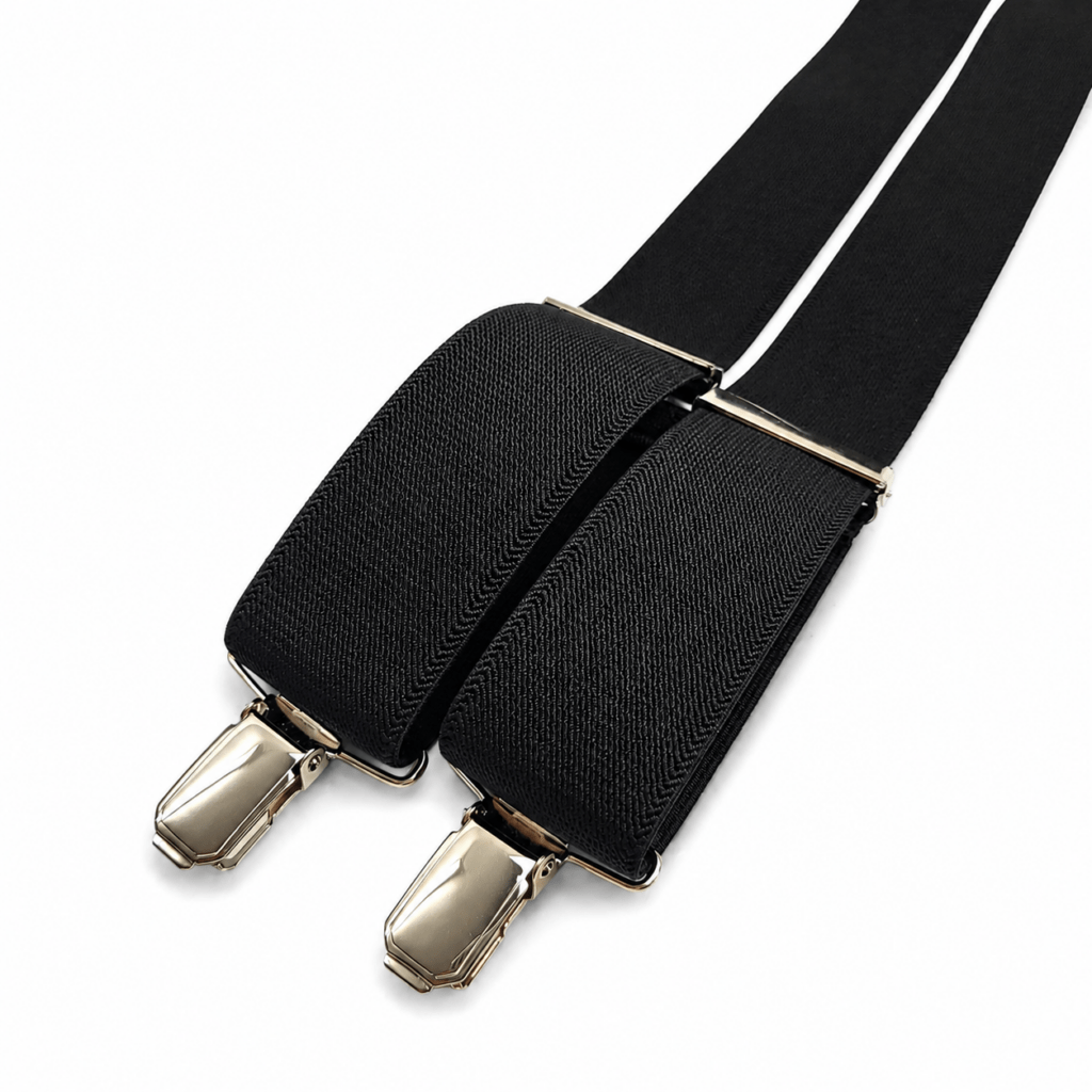 Tirantes Basic Negro para hombre fabricados artesanalmente a mano en España con cinta elástica de algodón de alta calidad de 35 mm de ancho. Tirantes negros elegantes con diseño clásico en forma de Y, pieza trasera de piel natural negra y pinzas metálicas acabado níquel de gran resistencia. Complemento perfecto para bodas, novios, padrinos, invitados, comuniones, bautizos, graduaciones, eventos de empresa y celebraciones especiales. Combinan perfectamente con trajes negros, azul marino, gris marengo, beige o verde botella y camisas blancas, azul claro, gris, marfil o negras. Tirantes premium cómodos, resistentes y fabricados a mano en nuestro taller de Murcia para hombres que buscan elegancia, calidad y tradición artesanal española. ALT SEO (English) Basic Black Suspenders for men handcrafted in Spain using premium elastic cotton fabric with a classic Y-back design and a 35 mm width. Handmade in our workshop with a genuine black leather back patch and durable nickel metal clips that provide secure support without damaging trousers. Elegant black suspenders ideal for weddings, grooms, best men, guests, business events, formal occasions, baptisms, communions and everyday wear. They perfectly match black, navy blue, charcoal grey, beige and dark green suits with white, light blue, ivory, grey or black shirts. Premium handmade suspenders combining comfort, durability, timeless style and traditional Spanish craftsmanship for men looking for high-quality fashion accessories. ALT SEO (Français) Bretelles Basic Noires pour homme fabriquées artisanalement à la main en Espagne avec une bande élastique en coton de haute qualité de 35 mm de largeur. Bretelles élégantes avec forme classique en Y, pièce arrière en cuir véritable noir et solides pinces métalliques finition nickel. Accessoire idéal pour les mariages, les mariés, les témoins, les invités, les baptêmes, les communions, les cérémonies, les événements professionnels et les occasions spéciales. Elles s'associent parfaitement avec des costumes noirs, bleu marine, gris anthracite, beige ou vert bouteille ainsi qu'avec des chemises blanches, bleu clair, ivoire, grises ou noires. Bretelles haut de gamme confortables, résistantes et entièrement fabriquées à la main dans notre atelier en Espagne. ALT SEO (Italiano) **Bretelle Basic Nere da uomo realizzate artigianalmente a mano in Spagna con fascia elastica in cotone di alta qualità larga 35 mm. Bretelle eleganti con classico design a Y, parte posteriore in vera pelle nera e robuste clip metalliche con finitura nichel che garantiscono una presa sicura. Accessorio perfetto per matrimoni, sposi, testimoni, invitati, battesimi, comunioni, cerimonie, eventi aziendali e occasioni speciali. Si abbinano perfettamente ad abiti neri, blu navy, grigio antracite, beige o verde bottiglia e a camicie bianche, azzurre, avorio, grigie o nere. Bretelle premium comode, resistenti e completamente realizzate a mano nel nostro laboratorio in Spagna, ideali per chi cerca eleganza, qualità e autentica tradizione artigianale.