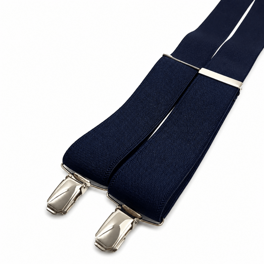 Tirantes Basic Azul Marino artesanales para hombre fabricados a mano en España con cinta elástica de algodón de alta calidad y diseño clásico en forma de Y de 35 mm de ancho. Incorporan unión trasera en piel natural de vacuno negra y resistentes pinzas metálicas con acabado níquel. Su elegante color azul marino combina perfectamente con trajes azul marino, gris marengo, gris claro, negro, beige o camel, además de camisas blancas, azul claro, gris perla o marfil. Son ideales para bodas, novios, padrinos, invitados, comuniones, bautizos, graduaciones, eventos y celebraciones. Complemento masculino elegante, cómodo, resistente y exclusivo, elaborado artesanalmente en nuestro taller de Murcia para hombres que buscan calidad, estilo y un acabado premium. Alt Text SEO (English) – 100+ words Basic Navy Blue Suspenders for men, handcrafted in Spain using premium elastic cotton with a classic 35 mm Y-back design. Handmade in our workshop in Murcia, these elegant suspenders feature genuine black leather back reinforcement and durable nickel metal clips for a secure and comfortable fit. The timeless navy blue color pairs perfectly with navy, grey, black, beige and camel suits, as well as white, light blue, ivory or grey shirts. Ideal for weddings, grooms, groomsmen, guests, baptisms, communions, formal events, business meetings and special occasions. A premium handmade men's accessory designed for comfort, durability, elegance and classic style with exceptional Spanish craftsmanship. Texte ALT SEO (Français) – 100+ mots Bretelles Basic Bleu Marine pour homme fabriquées artisanalement en Espagne dans notre atelier de Murcie avec une bande élastique en coton de haute qualité. Leur largeur de 35 mm et leur forme en Y offrent un excellent maintien et un grand confort tout au long de la journée. Elles disposent d'un renfort arrière en cuir véritable noir et de solides pinces métalliques finition nickel. Leur élégante couleur bleu marine s'accorde parfaitement avec des costumes bleu marine, gris, noir, beige ou camel ainsi qu'avec des chemises blanches, bleu clair, ivoire ou grises. Parfaites pour les mariages, les mariés, les témoins, les invités, les baptêmes, les communions, les cérémonies et toutes les occasions spéciales. Testo ALT SEO (Italiano) – oltre 100 parole **Bretelle Basic Blu Navy da uomo realizzate artigianalmente a mano in Spagna nel nostro laboratorio di Murcia con elastico di cotone di alta qualità. Il design classico a Y largo 35 mm garantisce comfort, sostegno ed eleganza durante tutta la giornata. Sono dotate di inserto posteriore in vera pelle bovina nera e robuste clip metalliche con finitura nichel che assicurano una presa perfetta senza rovinare il pantalone. Il colore blu navy si abbina magnificamente ad abiti blu, grigi, neri, beige o cammello e a camicie bianche, azzurre, avorio o grigie. Ideali per matrimoni, sposi, testimoni, invitati, battesimi, comunioni, cerimonie, eventi aziendali e come regalo elegante, esclusivo e di alta qualità realizzato artigianalmente in Spagna.
