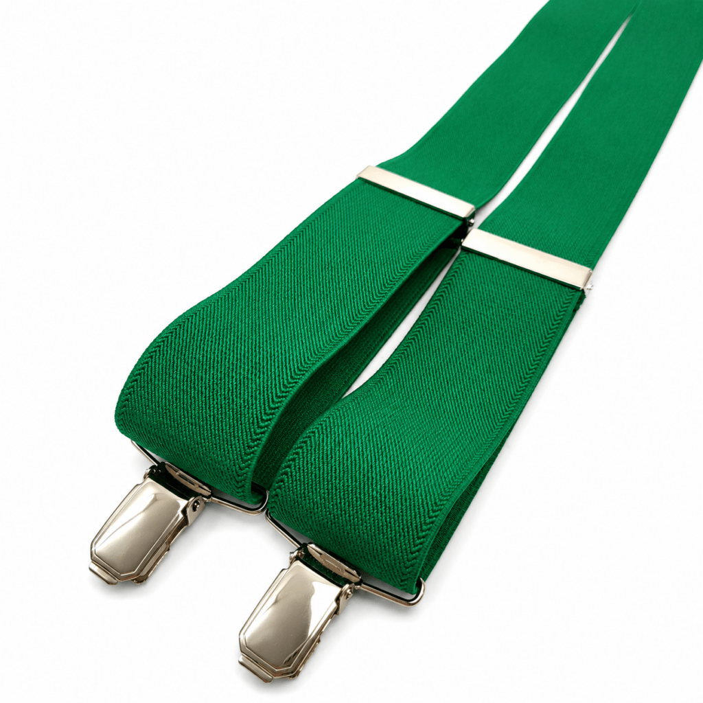 Tirantes Basic Verde Esmeralda para hombre fabricados artesanalmente a mano en España. Tirantes elásticos de algodón color verde esmeralda con diseño liso, ancho de 35 mm y forma en Y. Incorporan pinzas metálicas en acabado níquel de gran resistencia y pieza trasera realizada en piel natural de vacuno negra. Complemento elegante para combinar con trajes azul marino, gris, negro, beige o verde botella, así como camisas blancas, celestes o color marfil. Ideales para bodas, comuniones, bautizos, novios, padrinos, invitados y eventos. Producto artesanal elaborado en nuestro taller con materiales de alta calidad, ofreciendo comodidad, durabilidad, excelente sujeción y un estilo clásico pensado para cualquier ocasión especial. ALT Text (English) – More than 100 words Basic Emerald Green Suspenders for men handmade in Spain. Elegant elastic cotton suspenders in a rich emerald green color featuring a classic Y-back design and a 35 mm width. They include durable nickel-finished metal clips and a genuine black leather back connector for a premium finish. These handcrafted suspenders are perfect for weddings, grooms, groomsmen, formal events, business attire and everyday elegance. They pair beautifully with navy blue, grey, black, beige or green suits and white, light blue or ivory shirts. Carefully made by hand in our workshop using high-quality cotton materials, they provide excellent comfort, durability, secure support and timeless style for modern gentlemen looking for exclusive handmade accessories. Texte ALT (Français) – Plus de 100 mots Bretelles Basic Vert Émeraude pour homme fabriquées artisanalement à la main en Espagne. Bretelles élastiques en coton de couleur vert émeraude avec une largeur de 35 mm et une forme en Y classique. Elles sont équipées de solides pinces métalliques finition nickel et d'une pièce arrière en cuir naturel noir de grande qualité. Ces bretelles élégantes sont idéales pour les mariages, les mariés, les témoins, les baptêmes, les communions, les cérémonies et les événements professionnels. Elles s'accordent parfaitement avec des costumes bleu marine, gris, noirs, beiges ou verts ainsi qu'avec des chemises blanches, bleu ciel ou ivoire. Produit fabriqué à la main dans notre atelier avec des matériaux haut de gamme offrant confort, résistance, maintien parfait et élégance intemporelle. Testo ALT (Italiano) – Oltre 100 parole **Bretelle Basic Verde Smeraldo da uomo realizzate artigianalmente a mano in Spagna. Bretelle elastiche in cotone di colore verde smeraldo con larghezza di 35 mm e classico design a Y. Sono dotate di robuste clip metalliche con finitura nichel e di un inserto posteriore in vera pelle nera che garantisce qualità, resistenza ed eleganza. Perfette da abbinare ad abiti blu navy, grigi, neri, beige o verde bottiglia e a camicie bianche, azzurre o color avorio. Ideali per matrimoni, sposi, testimoni, invitati, battesimi, comunioni, cerimonie ed eventi importanti. Realizzate a mano nel nostro laboratorio con materiali di alta qualità, offrono comfort, durata, ottima vestibilità e uno stile classico pensato per uomini che cercano accessori esclusivi e raffinati.