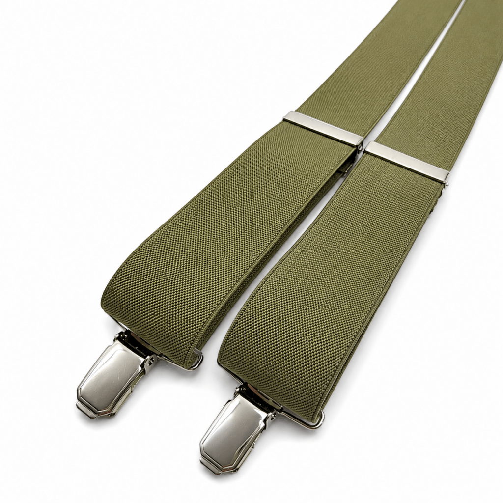 Tirantes Basic Verde Oliva para hombre fabricados artesanalmente a mano en España con cinta elástica de algodón de alta calidad en elegante color verde oliva. Estos tirantes de 35 mm de ancho presentan un diseño clásico en forma de Y, con resistentes pinzas metálicas en acabado níquel y pieza trasera realizada en piel natural de vacuno negra. Son un complemento elegante y cómodo para bodas, novios, padrinos, invitados, comuniones, bautizos, graduaciones, eventos y uso diario. Su color verde oliva combina perfectamente con camisas blancas, beige, azul claro, gris o negras y con trajes azul marino, gris, negro, camel, marrón o burdeos. Un accesorio exclusivo fabricado a mano en nuestro taller de Murcia que destaca por su calidad, resistencia, comodidad y diseño atemporal. ALT Text (English) (+100 words) Basic Olive Green Suspenders for men, handcrafted in Spain using premium elastic cotton. These elegant men's suspenders feature a classic Y-back design with a width of 35 mm, durable nickel-finished metal clips and a genuine black leather back patch. The olive green color offers a timeless and sophisticated appearance, making these suspenders perfect for weddings, grooms, best men, guests, business events, baptisms, communions, formal occasions and everyday wear. They pair beautifully with white, blue, beige, grey or black shirts and navy, charcoal, black, camel or brown suits. Handmade in our workshop with attention to detail, these premium suspenders combine comfort, durability, craftsmanship and elegant style for every gentleman. Texte ALT (Français) (+100 mots) Bretelles Basic Vert Olive pour homme fabriquées artisanalement à la main en Espagne avec une bande élastique en coton de haute qualité. Ces bretelles élégantes possèdent une largeur de 35 mm, une forme classique en Y, des pinces métalliques finition nickel et une pièce arrière en cuir véritable noir. Leur couleur vert olive apporte une touche raffinée et intemporelle, idéale pour les mariages, les mariés, les témoins, les invités, les baptêmes, les communions, les cérémonies, les événements professionnels et un usage quotidien. Elles s'accordent parfaitement avec des chemises blanches, bleues, beiges, grises ou noires ainsi qu'avec des costumes bleu marine, gris, noirs, camel ou marron. Un accessoire haut de gamme fabriqué à la main dans notre atelier avec un soin exceptionnel. Testo ALT (Italiano) (+100 parole) Bretelle Basic Verde Oliva da uomo realizzate artigianalmente a mano in Spagna con elastico in cotone di alta qualità. Queste eleganti bretelle presentano una larghezza di 35 mm, il classico design a Y, robuste clip metalliche con finitura nichel e una parte posteriore in vera pelle bovina nera. Il raffinato colore verde oliva dona uno stile elegante e senza tempo, perfetto per matrimoni, sposi, testimoni, invitati, comunioni, battesimi, eventi, cerimonie e utilizzo quotidiano. Si abbinano perfettamente a camicie bianche, azzurre, beige, grigie o nere e ad abiti blu navy, grigi, neri, marroni, camel o bordeaux. Un accessorio esclusivo realizzato a mano nel nostro laboratorio, sinonimo di qualità, comfort, resistenza e autentica artigianalità italiana ispirata alla tradizione spagnola.