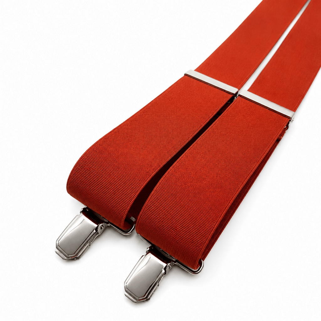 Tirantes Basic Teja para hombre fabricados artesanalmente a mano en España con cinta elástica de algodón de alta calidad en color teja o terracota. Este complemento masculino presenta un elegante diseño en forma de Y con una anchura de 35 mm, pinzas metálicas de acabado níquel y pieza trasera confeccionada en piel natural de vacuno negra. Son unos tirantes elegantes ideales para bodas, novios, padrinos, invitados, comuniones, bautizos, graduaciones y eventos especiales. Su color teja combina perfectamente con camisas blancas, beige, azul claro, gris o negras y con trajes azul marino, gris marengo, camel, marrón o negro. Fabricados en nuestro taller de Murcia, ofrecen comodidad, resistencia, elasticidad y un acabado premium para quienes buscan un accesorio exclusivo hecho a mano en España. ALT SEO (English) – 100+ words Basic Brick Suspenders for men, handcrafted in Spain using premium elastic cotton fabric in an elegant brick terracotta color. These handmade suspenders feature a classic Y-back design, 35 mm wide straps, durable nickel metal clips and a genuine black leather back patch for extra strength and comfort. Perfect for weddings, grooms, groomsmen, guests, baptisms, business events, formal celebrations and everyday elegant outfits. The warm brick tone pairs beautifully with white, beige, light blue, grey or black shirts and navy, charcoal, camel, brown or black suits. Carefully handmade in our Murcia workshop, these suspenders combine traditional craftsmanship, premium materials, durability, comfort and timeless style for men looking for an exclusive fashion accessory made in Spain. Texte ALT SEO (Français) – Plus de 100 mots Bretelles Basic Teja pour homme fabriquées artisanalement en Espagne avec une bande élastique en coton de haute qualité de couleur terracotta. Ces bretelles élégantes possèdent un design classique en Y de 35 mm de largeur, des pinces métalliques finition nickel et une pièce arrière en cuir naturel noir offrant résistance et confort. Elles sont parfaites pour les mariages, les mariés, les témoins, les invités, les baptêmes, les communions, les cérémonies et les événements professionnels. Leur couleur chaude s'associe parfaitement avec des chemises blanches, beiges, bleues claires, grises ou noires ainsi qu'avec des costumes bleu marine, gris anthracite, camel, marron ou noir. Fabriquées à la main dans notre atelier de Murcie, elles représentent le savoir-faire artisanal espagnol et un accessoire masculin haut de gamme. Testo ALT SEO (Italiano) – Oltre 100 parole Bretelle Basic Teja da uomo realizzate artigianalmente a mano in Spagna con elastico in cotone di alta qualità nel raffinato colore terracotta. Questo accessorio elegante presenta un classico design a Y largo 35 mm, robuste clip metalliche con finitura nichel e una parte posteriore in vera pelle bovina nera che garantisce comfort e lunga durata. Sono perfette per matrimoni, sposi, testimoni, invitati, comunioni, battesimi, eventi aziendali e cerimonie eleganti. Il colore terracotta si abbina magnificamente a camicie bianche, beige, azzurre, grigie o nere e ad abiti blu navy, grigio antracite, marrone, camel o nero. Realizzate nel nostro laboratorio artigianale di Murcia, uniscono qualità, tradizione, eleganza e comfort, offrendo un accessorio esclusivo fatto a mano in Spagna.