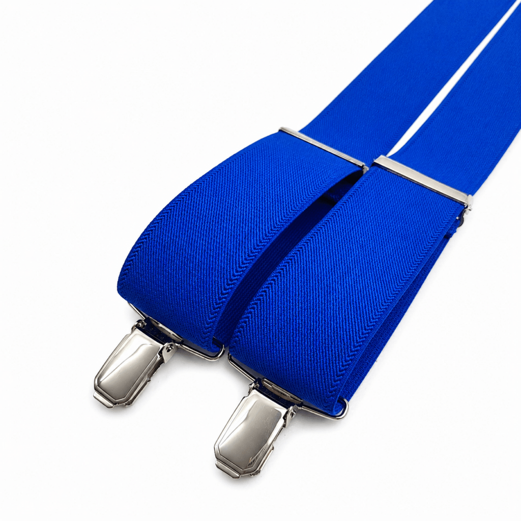 Tirantes Basic Azul Eléctrico para hombre fabricados artesanalmente a mano en España con cinta elástica de algodón de alta calidad en intenso color azul eléctrico. Tirantes elegantes con diseño clásico en forma de Y, anchura de 35 mm, resistentes pinzas metálicas con acabado níquel y pieza trasera elaborada en piel natural de vacuno negra. Complemento masculino ideal para bodas, novios, padrinos, invitados, comuniones, bautizos, graduaciones y eventos. Perfectos para combinar con camisas blancas, celestes, negras, grises o beige y trajes azul marino, gris marengo, negro, camel, burdeos o verde botella. Accesorio artesanal cómodo, resistente, elegante y fabricado en nuestro taller de Murcia con materiales de primera calidad. ALT Text (English) +100 words Basic Electric Blue men's suspenders handcrafted in Spain using premium elastic cotton. These handmade suspenders feature a vibrant electric blue color, classic Y-back design, strong nickel metal clips and a genuine black leather back patch. With a width of 35 mm, they offer excellent comfort, flexibility and durability for everyday wear or special occasions. Perfect for weddings, grooms, best men, guests, baptisms, communions, graduations and business events. They pair beautifully with white, light blue, grey, beige or black shirts and navy, charcoal, black, camel or burgundy suits. A premium handcrafted accessory made in our Murcia workshop, combining elegance, comfort and timeless style. Texte ALT (Français) +100 mots Bretelles Basic Bleu Électrique pour homme fabriquées artisanalement à la main en Espagne avec un élastique en coton de haute qualité. Leur couleur bleu électrique intense apporte élégance, modernité et personnalité à toutes les tenues. Elles possèdent une largeur de 35 mm, une forme classique en Y, des pinces métalliques finition nickel très résistantes et une pièce dorsale en cuir véritable noir. Idéales pour les mariages, les mariés, les témoins, les invités, les baptêmes, les communions, les cérémonies et les événements professionnels. Elles s'associent parfaitement avec des chemises blanches, bleues, grises ou beiges ainsi qu'avec des costumes bleu marine, gris anthracite, noir, camel ou bordeaux. Fabrication artisanale dans notre atelier de Murcie. Testo ALT (Italiano) +100 parole Bretelle Basic Blu Elettrico da uomo realizzate artigianalmente a mano in Spagna con elastico in cotone di alta qualità. Il loro intenso colore blu elettrico dona eleganza, stile moderno e personalità a qualsiasi abbigliamento. Presentano un classico design a Y, larghezza di 35 mm, robuste clip metalliche con finitura nichel e un elegante inserto posteriore in vera pelle bovina nera. Sono perfette per matrimoni, sposi, testimoni, invitati, battesimi, comunioni, lauree, cerimonie ed eventi aziendali. Si abbinano perfettamente a camicie bianche, azzurre, grigie, beige o nere e ad abiti blu navy, grigio antracite, nero, cammello, bordeaux o verde bottiglia. Un accessorio artigianale realizzato nel nostro laboratorio di Murcia con materiali di prima qualità.