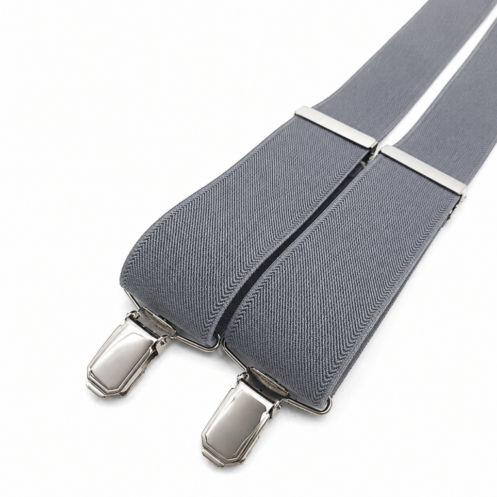 Basic Light Grey Suspenders for men handcrafted in Spain using premium elastic cotton fabric with a width of 35 mm. These elegant suspenders feature a refined light grey color, durable nickel-finished metal clips and a genuine black leather back piece for a premium finish. Their classic Y-back design offers excellent comfort, flexibility and secure support throughout the day. Perfect for weddings, grooms, groomsmen, guests, christenings, business events, graduations and formal occasions. They pair beautifully with navy blue, black, grey, beige or camel suits and white, light blue or ivory shirts. Handmade in our workshop in Murcia, Spain, these luxury cotton suspenders combine timeless style, craftsmanship and superior quality. ALT SEO (Français) – Plus de 100 mots Bretelles Basic Gris Clair pour homme fabriquées artisanalement à la main en Espagne avec une bande élastique en coton de haute qualité de 35 mm de largeur. Leur élégante couleur gris clair est associée à des pinces métalliques finition nickel et à une pièce arrière en cuir véritable noir, offrant une finition haut de gamme. Leur conception classique en forme de Y garantit un excellent maintien et un grand confort pendant toute la journée. Elles sont parfaites pour les mariages, les mariés, les témoins, les invités, les baptêmes, les communions, les cérémonies, les événements professionnels et les occasions élégantes. Elles s'associent parfaitement avec des costumes bleu marine, gris, noir, beige ou camel ainsi qu'avec des chemises blanches, bleu clair ou ivoire. Fabrication artisanale à Murcie, Espagne. ALT SEO (Italiano) – Oltre 100 parole Bretelle Basic Grigio Chiaro da uomo realizzate artigianalmente a mano in Spagna con nastro elastico in cotone di alta qualità largo 35 mm. Il raffinato colore grigio chiaro è abbinato a robuste clip metalliche con finitura nichel e a una parte posteriore in vera pelle bovina nera che dona un aspetto elegante e resistente. Il classico design a Y garantisce una vestibilità comoda e una perfetta tenuta durante tutta la giornata. Ideali per matrimoni, sposi, testimoni, invitati, battesimi, comunioni, lauree, eventi aziendali e cerimonie. Si abbinano perfettamente ad abiti blu navy, grigi, neri, beige o cammello e a camicie bianche, azzurre, avorio o grigio chiaro. Un accessorio artigianale di alta qualità realizzato nel nostro laboratorio di Murcia, in Spagna.