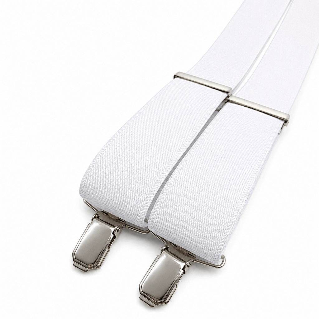 Los Tirantes Basic Blanco para hombre están fabricados artesanalmente a mano en nuestro taller de Murcia, España, utilizando cinta elástica de algodón de alta calidad en un elegante color blanco. Su diseño clásico en forma de Y, con una anchura de 35 mm, proporciona una excelente sujeción y un ajuste muy cómodo durante todo el día. Incorporan resistentes pinzas metálicas con acabado níquel brillante y una pieza trasera realizada en piel natural de vacuno negra que aporta durabilidad y un acabado premium. Son ideales para bodas, novios, padrinos, invitados, comuniones, bautizos, graduaciones y eventos elegantes. Combinan perfectamente con trajes azul marino, negro, gris, beige, camel o burdeos y con camisas blancas, azul celeste, crema o gris claro. Un complemento artesanal de calidad fabricado íntegramente en España. ALT Text (English) (+100 words) Basic White Suspenders for men handmade in our artisan workshop in Murcia, Spain. These elegant suspenders are crafted using premium elastic cotton fabric in a clean white color, featuring a classic Y-back design and a 35 mm width for maximum comfort and style. They include durable nickel metal clips and a genuine black leather back patch for strength and a premium finish. Perfect for weddings, grooms, best men, guests, baptisms, communions, formal events and everyday elegance. They pair beautifully with navy blue, black, grey, beige, camel or burgundy suits, as well as white, light blue or cream shirts. Handmade in Spain with premium materials, these suspenders combine timeless style, comfort and exceptional craftsmanship. Texte ALT (Français) (+100 mots) Les Bretelles Basic Blanches pour homme sont fabriquées artisanalement à la main dans notre atelier de Murcie, en Espagne. Elles sont réalisées avec une bande élastique en coton de haute qualité de couleur blanche, offrant confort, résistance et élégance. Leur conception classique en Y et leur largeur de 35 mm assurent un excellent maintien du pantalon tout au long de la journée. Elles sont équipées de solides pinces métalliques finition nickel et d'une pièce arrière en cuir véritable noir qui apporte une finition haut de gamme. Elles sont idéales pour les mariages, les mariés, les témoins, les invités, les baptêmes, les communions, les cérémonies et les événements élégants. Elles s'associent parfaitement avec des costumes bleu marine, gris, noir, beige ou bordeaux. Testo ALT (Italiano) (+100 parole) Le Bretelle Basic Bianche da uomo sono realizzate artigianalmente a mano nel nostro laboratorio di Murcia, in Spagna. Sono prodotte con elastico in cotone di alta qualità di colore bianco, morbido, resistente e molto confortevole. Il classico design a Y e la larghezza di 35 mm garantiscono una vestibilità perfetta e un eccellente sostegno dei pantaloni durante tutta la giornata. Sono dotate di robuste clip metalliche con finitura nichel e di un elegante inserto posteriore in vera pelle bovina nera che dona resistenza e un aspetto premium. Ideali per matrimoni, sposi, testimoni, invitati, battesimi, comunioni, cerimonie, eventi eleganti e uso quotidiano. Si abbinano perfettamente ad abiti blu navy, grigi, neri, beige, cammello o bordeaux e a camicie bianche, azzurre o color crema.