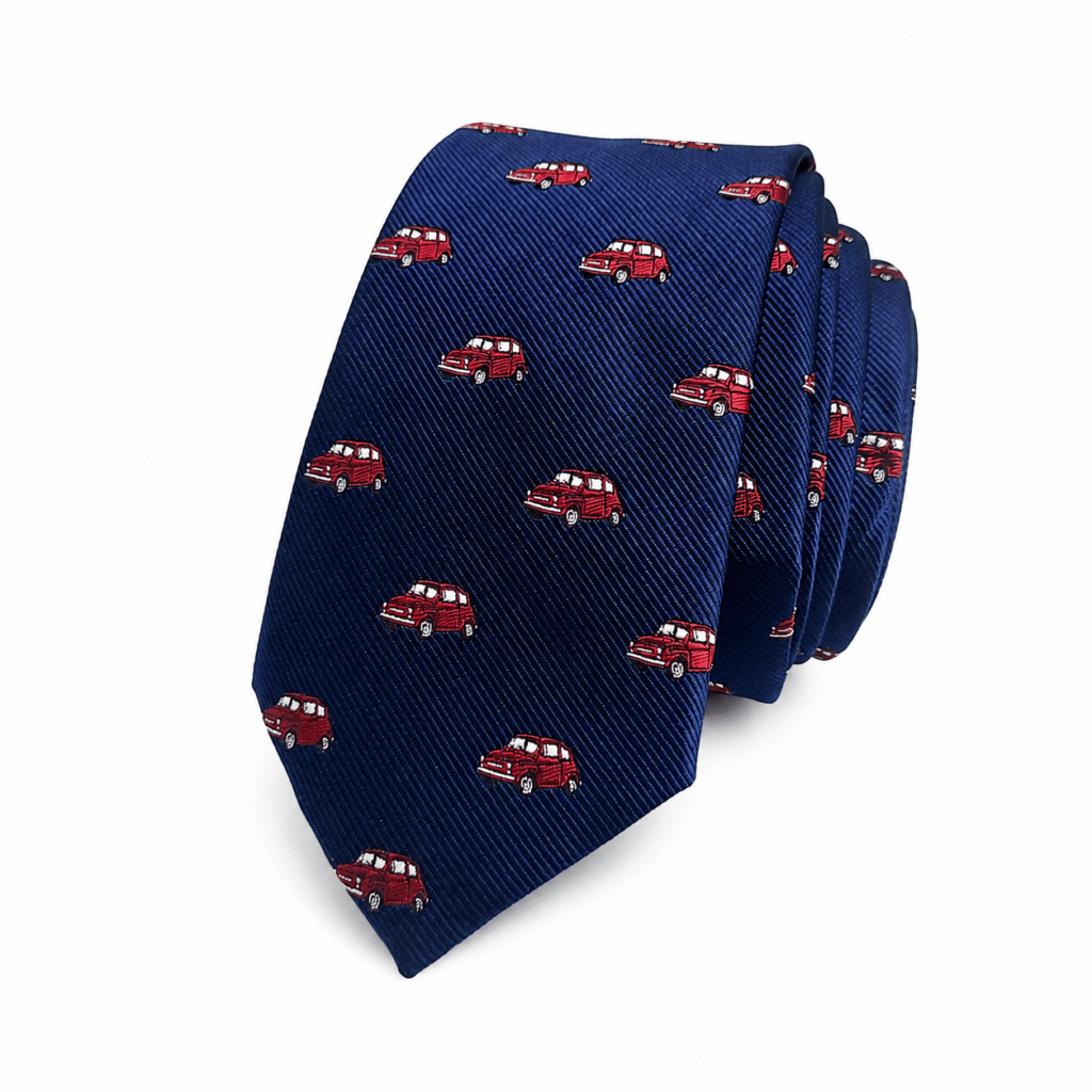 Corbata Coches 600 artesanal para hombre fabricada completamente a mano en nuestro taller de Murcia, España. Elegante corbata de algodón premium con fondo azul marino y pequeños coches clásicos modelo 600 bordados en color rojo con detalles blancos, negros y grises. Complemento exclusivo ideal para bodas, novios, invitados, comuniones, bautizos, eventos, celebraciones y reuniones profesionales. Corbata de 150 centímetros de largo por 6 centímetros de ancho confeccionada artesanalmente con materiales de alta calidad. Perfecta para combinar con trajes azul marino, gris, negro, beige, verde botella o burdeos junto a camisas blancas, celestes o azul Oxford. Regalo original para amantes de los coches clásicos, la artesanía española y la moda masculina elegante. ALT Text (English) – More than 100 words Handmade Classic 600 Cars men's tie crafted in our artisan workshop in Murcia, Spain. Premium cotton necktie featuring an elegant navy blue background decorated with small embroidered red classic 600 cars highlighted with white, black and grey details. Exclusive handmade accessory designed for weddings, grooms, wedding guests, baptisms, communions, business events, formal celebrations and special occasions. Measuring 150 cm long and 6 cm wide, this high-quality artisan tie combines elegance with originality. It pairs perfectly with navy blue, grey, black, beige, burgundy and bottle green suits together with white, light blue or Oxford blue shirts. A perfect gift for classic car lovers, collectors, automotive enthusiasts and men who appreciate handcrafted accessories made in Spain. Texte ALT (Français) – Plus de 100 mots Cravate artisanale Coches 600 fabriquée entièrement à la main dans notre atelier de Murcie en Espagne. Cette élégante cravate en coton de haute qualité présente un fond bleu marine avec de petites voitures classiques 600 brodées en rouge et des détails blancs, noirs et gris. Accessoire exclusif idéal pour les mariages, les mariés, les invités, les baptêmes, les communions, les cérémonies, les événements professionnels et toutes les occasions élégantes. Avec une longueur de 150 cm et une largeur de 6 cm, cette cravate artisanale offre une excellente qualité et une finition soignée. Elle s'associe parfaitement avec des costumes bleu marine, gris, noirs, beiges, bordeaux ou vert bouteille ainsi qu'avec des chemises blanches, bleu ciel ou bleu Oxford. Cadeau parfait pour les passionnés de voitures anciennes et de mode masculine. Testo ALT (Italiano) – Oltre 100 parole Cravatta artigianale Coches 600 realizzata completamente a mano nel nostro laboratorio di Murcia, in Spagna. Elegante cravatta da uomo in cotone di alta qualità con fondo blu navy decorato da piccole automobili classiche modello 600 ricamate in colore rosso con dettagli bianchi, neri e grigi. Accessorio esclusivo perfetto per matrimoni, sposi, invitati, comunioni, battesimi, eventi aziendali, cerimonie e occasioni speciali. Le sue dimensioni sono 150 cm di lunghezza e 6 cm di larghezza, offrendo uno stile raffinato e un'eccellente vestibilità. Si abbina perfettamente ad abiti blu navy, grigi, neri, beige, verde bottiglia e bordeaux insieme a camicie bianche, azzurre o Oxford. Un regalo originale per gli appassionati di auto d'epoca, artigianato spagnolo e accessori maschili di alta qualità.