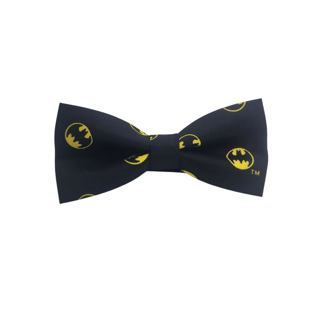 Pajarita Caballero Oscuro artesanal para hombre fabricada a mano en España con algodón 100 % premium. Elegante pajarita de fondo negro decorada con pequeños símbolos amarillos inspirados en el legendario héroe enmascarado. Complemento ideal para bodas, novios, invitados, comuniones, bautizos, eventos, fiestas y celebraciones especiales. Su diseño exclusivo combina elegancia, estilo y personalidad, siendo perfecta para amantes de los superhéroes, el cine, los cómics y la cultura geek. Confeccionada artesanalmente en nuestro taller con materiales de alta calidad, ofrece gran comodidad, resistencia y un ajuste perfecto. Accesorio masculino ideal para regalar, sorprender y completar cualquier traje elegante con un toque original. ALT SEO (English) – more than 100 words Handmade Dark Knight Bow Tie for men, carefully crafted in Spain using premium 100% cotton fabric. This elegant black bow tie features iconic yellow bat-inspired emblems that create a sophisticated and distinctive design for weddings, formal events, business occasions, parties and celebrations. Perfect for grooms, wedding guests, comic book lovers, superhero fans and collectors looking for a unique fashion accessory. Every bow tie is handmade in our artisan workshop to guarantee outstanding quality, durability and comfort. Adjustable neck strap provides an excellent fit while maintaining an elegant appearance. An original gift idea for men who appreciate handmade accessories, premium craftsmanship, stylish clothing and exclusive Spanish artisan fashion. Texte ALT SEO (Français) – plus de 100 mots Nœud papillon Chevalier Obscur fabriqué artisanalement en Espagne avec un tissu en coton 100 % de qualité supérieure. Ce nœud papillon noir élégant est décoré de petits emblèmes jaunes inspirés du célèbre héros masqué, offrant un style raffiné, original et moderne. Il est parfait pour un mariage, un baptême, une communion, une cérémonie, une fête élégante ou tout autre événement spécial. Idéal pour les mariés, les invités, les passionnés de cinéma, de bandes dessinées et de culture geek. Chaque pièce est confectionnée à la main dans notre atelier artisanal afin de garantir une excellente qualité, une finition irréprochable, un confort optimal et une grande durabilité. Une excellente idée cadeau pour homme recherchant un accessoire exclusif et fabriqué en Espagne. Testo ALT SEO (Italiano) – oltre 100 parole Papillon Cavaliere Oscuro artigianale da uomo realizzato a mano in Spagna utilizzando cotone premium 100%. Questo elegante papillon nero presenta piccoli simboli gialli ispirati al leggendario eroe mascherato, creando uno stile raffinato, moderno ed esclusivo. È l'accessorio ideale per matrimoni, comunioni, battesimi, cerimonie, eventi eleganti, feste e occasioni speciali. Perfetto per sposi, invitati, appassionati di fumetti, cinema, supereroi e cultura geek. Ogni papillon viene confezionato a mano nel nostro laboratorio artigianale con grande attenzione ai dettagli, garantendo qualità, resistenza, comfort e una vestibilità eccellente. Un regalo originale per uomini che desiderano distinguersi con un accessorio esclusivo, elegante e interamente prodotto artigianalmente in Spagna.