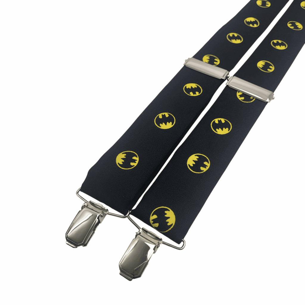Los Tirantes Caballero Oscuro son unos exclusivos tirantes artesanales para hombre fabricados completamente a mano en nuestro taller de España utilizando algodón 100% de alta calidad. Su elegante diseño combina un fondo negro con emblemas amarillos inspirados en el legendario Caballero Oscuro, aportando un estilo moderno, sofisticado y original. Incorporan forma clásica en Y, ancho de 35 mm, pinzas metálicas reforzadas, reguladores metálicos y pieza central de piel natural para ofrecer máxima comodidad y durabilidad. Son ideales para bodas, novios, invitados, comuniones, bautizos, fiestas, eventos, ceremonias y celebraciones especiales. Combinan perfectamente con trajes negros, grises, azul marino o antracita y camisas blancas, negras o azul celeste. Un complemento premium hecho artesanalmente en España para hombres con personalidad. ALT SEO (English) – More than 100 words Dark Knight Suspenders are premium handmade men's suspenders carefully crafted in our workshop in Spain using high-quality 100% cotton. Their elegant black background is decorated with iconic yellow bat symbols inspired by the legendary Dark Knight, creating a stylish, sophisticated and unique accessory for modern gentlemen. These suspenders feature a classic Y-back design, professional 35 mm width, strong metal clips, durable metal adjusters and a genuine leather back connector for maximum comfort and durability. They are perfect for weddings, grooms, groomsmen, communion celebrations, baptisms, formal parties, business events and special occasions. They match perfectly with black, navy blue, charcoal grey and light grey suits together with white, black or light blue shirts, making them an original handmade fashion accessory proudly made in Spain. ALT SEO (Français) – Plus de 100 mots Les Bretelles Chevalier Obscur sont des bretelles artisanales pour homme entièrement fabriquées à la main dans notre atelier en Espagne avec un coton 100 % de haute qualité. Leur élégant fond noir est décoré d'emblèmes jaunes inspirés du célèbre héros de la nuit, offrant un style raffiné, moderne et original. Elles possèdent une forme classique en Y, une largeur professionnelle de 35 mm, des pinces métalliques renforcées, des réglages métalliques robustes et une pièce centrale en cuir naturel garantissant confort et durabilité. Elles sont parfaites pour les mariages, les mariés, les invités, les baptêmes, les communions, les cérémonies, les fêtes et tous les événements élégants. Elles s'associent idéalement avec des costumes noirs, gris, bleu marine ou anthracite ainsi qu'avec des chemises blanches, noires ou bleu clair. Un accessoire artisanal haut de gamme fabriqué en Espagne. ALT SEO (Italiano) – Più di 100 parole Le Bretelle Cavaliere Oscuro sono eleganti bretelle artigianali da uomo realizzate completamente a mano nel nostro laboratorio in Spagna utilizzando cotone 100% di alta qualità. Il loro raffinato sfondo nero è decorato con iconici simboli gialli ispirati al leggendario Cavaliere Oscuro, creando un accessorio originale, moderno ed elegante. Sono dotate di struttura classica a Y, larghezza professionale di 35 mm, robuste clip metalliche, regolatori in metallo di alta qualità e parte centrale in vera pelle naturale per garantire comfort e lunga durata. Sono perfette per matrimoni, sposi, invitati, comunioni, battesimi, cerimonie, feste, eventi aziendali e occasioni speciali. Si abbinano perfettamente ad abiti neri, blu navy, grigio antracite o grigio chiaro con camicie bianche, nere o azzurre. Un accessorio esclusivo, artigianale e di qualità, realizzato interamente in Spagna.