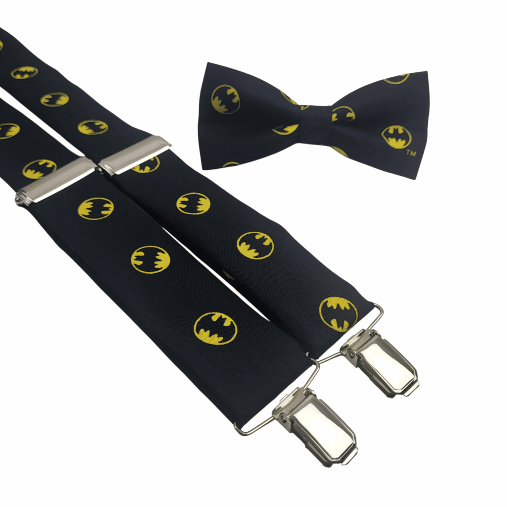 Pajarita y Tirantes Caballero Oscuro artesanales para hombre fabricados a mano en España con algodón 100% premium. Pack formado por una elegante pajarita negra y unos exclusivos tirantes de tela en forma de Y decorados con emblemas amarillos inspirados en el legendario Caballero Oscuro. Complemento masculino perfecto para bodas, comuniones, bautizos, novios, invitados, graduaciones, fiestas y eventos especiales. Tirantes con clips metálicos reforzados, reguladores metálicos y unión central en piel natural. Diseño elegante, original y sofisticado elaborado artesanalmente en nuestro taller de Murcia. Ideal para regalar a amantes del cine, los superhéroes y la moda masculina exclusiva. Producto artesanal español de alta calidad con acabados premium. ALT SEO (English) (+100 words) Dark Knight Bow Tie and Suspenders handmade for men in Spain using premium 100% cotton. Exclusive men's accessory set featuring a stylish black bow tie and elegant Y-back fabric suspenders decorated with iconic yellow bat-inspired symbols. Handmade in our artisan workshop with premium materials, reinforced metal clips, natural leather back connector and adjustable fittings for maximum comfort. Perfect for weddings, grooms, wedding guests, baptisms, communions, formal events, parties, business meetings and elegant occasions. Ideal gift for superhero fans, comic lovers and men looking for unique fashion accessories. High-quality Spanish craftsmanship offering elegance, originality, durability and timeless style with premium handmade finishes. ALT SEO (Français) (+100 mots) Nœud papillon et bretelles Caballero Oscuro fabriqués artisanalement en Espagne avec du coton 100 % premium. Ensemble élégant composé d'un nœud papillon noir et de bretelles en tissu en forme de Y décorées de symboles jaunes inspirés du célèbre héros nocturne. Fabrication entièrement réalisée à la main dans notre atelier de Murcie avec des matériaux de haute qualité, des clips métalliques renforcés, une pièce centrale en cuir naturel et des réglages confortables. Idéal pour les mariages, les mariés, les invités, les baptêmes, les communions, les cérémonies, les fêtes et les événements élégants. Cadeau parfait pour les amateurs de bandes dessinées, de cinéma et de mode masculine artisanale espagnole. ALT SEO (Italiano) (+100 parole) Papillon e bretelle Caballero Oscuro realizzati artigianalmente in Spagna con cotone 100% premium. Elegante set da uomo composto da papillon nero e bretelle in tessuto a forma di Y decorate con iconici simboli gialli ispirati al celebre Cavaliere Oscuro. Prodotto realizzato completamente a mano nel nostro laboratorio artigianale di Murcia con materiali di alta qualità, clip metalliche rinforzate, regolatori metallici e inserto centrale in vera pelle naturale. Perfetto per matrimoni, sposi, invitati, comunioni, battesimi, eventi eleganti, feste e occasioni speciali. Idea regalo originale per appassionati di fumetti, cinema e accessori moda uomo esclusivi, con qualità artigianale e produzione interamente spagnola.