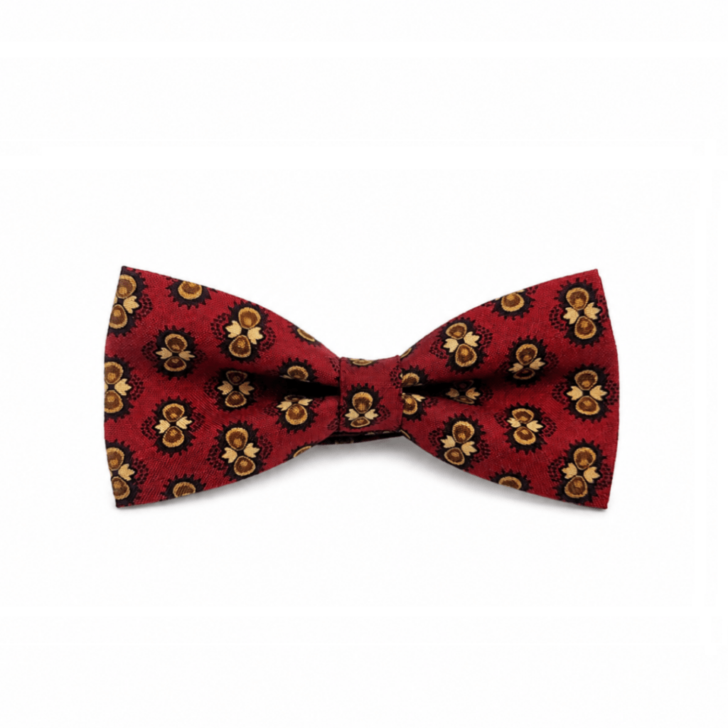 Pajarita Medallón Burdeos artesanal para hombre fabricada a mano en España con algodón 100% de alta calidad. Elegante pajarita color burdeos con estampado de pequeños medallones clásicos en tonos dorado, beige, marrón y negro. Complemento perfecto para bodas, novios, padrinos, invitados, comuniones, bautizos, fiestas, eventos elegantes, celebraciones y ocasiones especiales. Su diseño exclusivo combina perfectamente con trajes azul marino, gris, negro, beige, camel o verde botella, además de camisas blancas, azul celeste o color marfil. Dispone de cierre metálico regulable, estructura reforzada para mantener la forma y acabado artesanal realizado en nuestro taller. Pajarita original, elegante, sofisticada y exclusiva, ideal para regalar y aportar personalidad a cualquier conjunto masculino. Alt Text SEO (English) (+100 words) Handmade Burgundy Medallion Bow Tie for men crafted in Spain using premium 100% cotton. This elegant burgundy bow tie features a refined vintage medallion pattern in gold, beige, brown and black, creating a timeless and sophisticated accessory. Perfect for weddings, grooms, groomsmen, guests, baptisms, communions, formal events, business occasions, celebrations and elegant outfits. The adjustable neck strap provides a comfortable fit while the reinforced structure helps the bow tie keep its shape all day. It pairs beautifully with navy blue, grey, black, camel or beige suits and white, light blue or ivory shirts. A unique handcrafted men's fashion accessory designed to offer style, quality and exclusivity. Texte ALT SEO (Français) (+100 mots) Nœud papillon Medallón Bordeaux fabriqué à la main en Espagne avec du coton 100 % de qualité supérieure. Ce nœud papillon élégant présente un fond bordeaux orné de petits médaillons classiques dans des tons dorés, beiges, marron et noirs, offrant un style raffiné, vintage et intemporel. Il est idéal pour les mariages, les mariés, les témoins, les invités, les baptêmes, les communions, les cérémonies, les événements professionnels et toutes les occasions élégantes. Sa fabrication artisanale garantit une finition soignée, une excellente durabilité et un confort optimal grâce à son système de fermeture réglable. Il s'accorde parfaitement avec un costume bleu marine, gris, noir, beige ou vert bouteille ainsi qu'avec une chemise blanche, bleu ciel ou ivoire. Testo ALT SEO (Italiano) (+100 parole) Papillon Medaglione Bordeaux artigianale da uomo realizzato a mano in Spagna con cotone 100% di alta qualità. Questo elegante papillon presenta un raffinato motivo a piccoli medaglioni nei colori oro, beige, marrone e nero su uno sfondo bordeaux intenso, creando uno stile classico, elegante e senza tempo. È perfetto per matrimoni, sposi, invitati, comunioni, battesimi, cerimonie, eventi aziendali e occasioni speciali. La lavorazione artigianale garantisce un prodotto esclusivo, resistente e curato nei minimi dettagli. Il sistema di chiusura regolabile offre una vestibilità confortevole, mentre la struttura rinforzata mantiene la forma del papillon durante tutta la giornata. Si abbina perfettamente ad abiti blu navy, grigi, neri, beige o verde bottiglia e a camicie bianche, azzurre o color avorio.