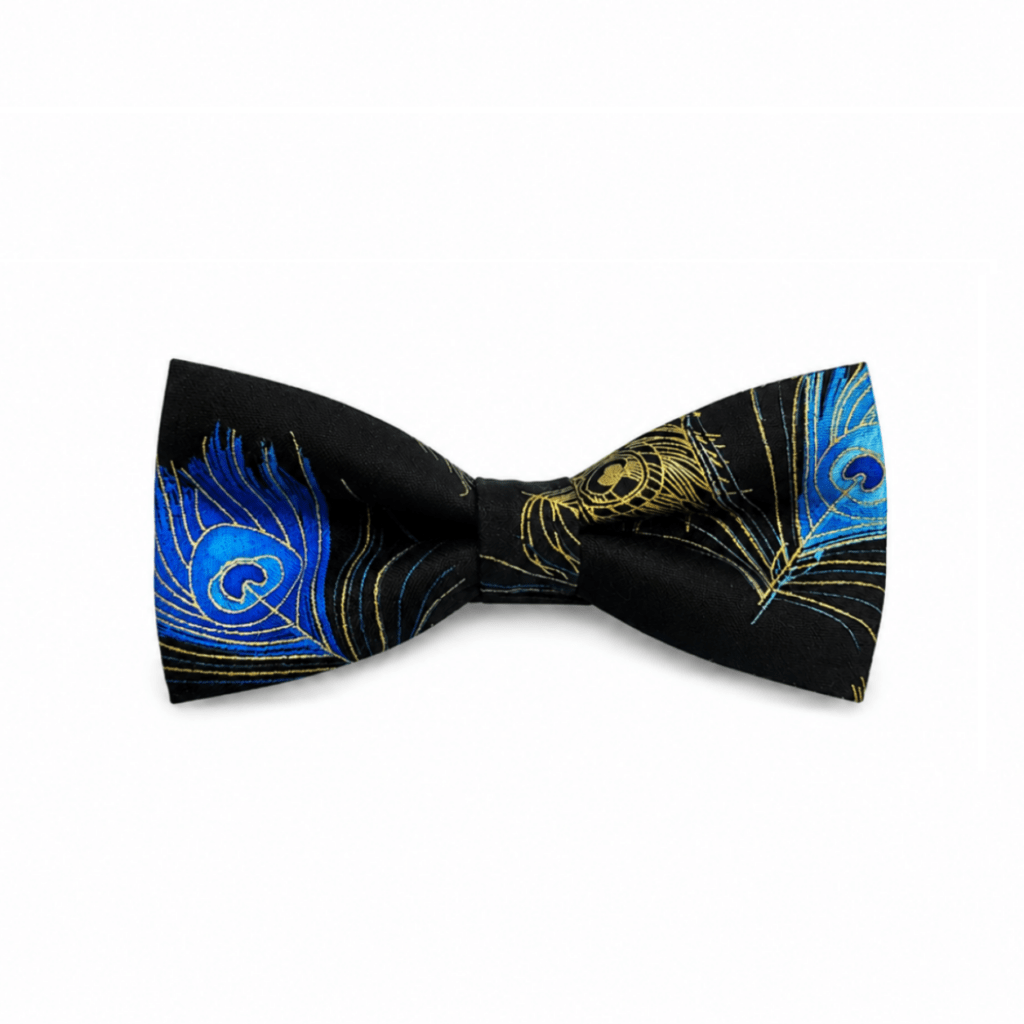 Pajarita Imperio Azul artesanal para hombre fabricada completamente a mano en España con algodón 100% premium. Elegante pajarita con fondo negro decorada con un exclusivo estampado de plumas de pavo real en colores azul eléctrico, azul turquesa y detalles dorados. Complemento perfecto para bodas, novios, padrinos, invitados, comuniones, bautizos, graduaciones, eventos, fiestas elegantes y celebraciones especiales. Pajarita exclusiva confeccionada en nuestro taller artesanal con materiales de alta calidad, interior reforzado y cierre metálico regulable. Ideal para combinar con traje azul marino, negro, gris, beige, camel o verde botella junto a camisas blancas, celestes o marfil. Regalo perfecto para hombres elegantes que buscan accesorios originales, exclusivos y fabricados artesanalmente en España. ALT Text (English) +100 words Imperio Azul handmade men's bow tie crafted in Spain using premium 100% cotton. Elegant black bow tie featuring a luxurious peacock feather inspired pattern in vibrant electric blue, turquoise blue and fine golden details. This exclusive handmade bow tie is perfect for weddings, grooms, groomsmen, wedding guests, baptisms, communions, gala dinners, anniversaries, business events and formal celebrations. Carefully handcrafted in our artisan workshop with reinforced interlining and an adjustable metal neck strap for maximum comfort. Matches perfectly with navy blue, black, grey, beige or camel suits and white or light blue shirts. A unique men's fashion accessory and an excellent gift for stylish gentlemen looking for high-quality handmade accessories made in Spain. Texte ALT (Français) +100 mots Nœud papillon Imperio Azul fabriqué entièrement à la main en Espagne avec un coton 100 % premium. Ce nœud papillon noir présente un magnifique motif inspiré des plumes de paon avec des couleurs bleu électrique, bleu turquoise et de délicats détails dorés qui lui donnent une allure élégante et raffinée. Accessoire idéal pour les mariages, les mariés, les témoins, les invités, les baptêmes, les communions, les cérémonies, les galas et les événements élégants. Fabriqué artisanalement dans notre atelier avec une structure renforcée et une fermeture métallique réglable. Il s'accorde parfaitement avec des costumes bleu marine, noirs, gris, beiges ou camel ainsi qu'avec des chemises blanches, bleu clair ou ivoire. Une excellente idée cadeau pour homme. Testo ALT (Italiano) +100 parole Papillon Imperio Azul realizzato interamente a mano in Spagna con cotone 100% premium. Elegante papillon nero decorato con un raffinato motivo ispirato alle piume di pavone nei colori blu elettrico, blu turchese e preziosi dettagli dorati. Un accessorio esclusivo perfetto per matrimoni, sposi, testimoni, invitati, comunioni, battesimi, cerimonie, eventi eleganti, feste e occasioni speciali. Realizzato artigianalmente nel nostro laboratorio con struttura interna rinforzata e chiusura metallica regolabile per offrire comfort e durata. Si abbina perfettamente ad abiti blu navy, neri, grigi, beige, camel o verde bottiglia e a camicie bianche, azzurre o color avorio. Un regalo elegante e originale per uomini che apprezzano l'artigianato di qualità e gli accessori esclusivi Made in Spain.