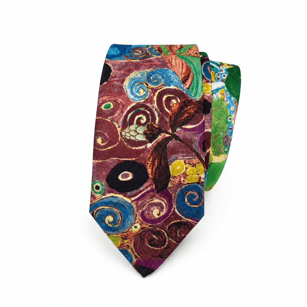 Corbata Seda Jardín Encantado para hombre confeccionada en 100% seda natural y fabricada artesanalmente a mano en nuestro taller de Murcia, España. La imagen muestra una corbata estrecha de aproximadamente 150 centímetros de largo y 6 centímetros de ancho, presentada sobre un fondo blanco limpio. Su original estampado artístico combina espirales, formas orgánicas y pequeños motivos abstractos en tonos burdeos, granate, azul turquesa, azul intenso, verde, amarillo mostaza, coral, marrón, negro y marfil. El brillo natural de la seda realza la intensidad de los colores y aporta una apariencia elegante y sofisticada. Esta corbata artesanal combina con trajes azul marino, gris, beige, camel, verde botella, marrón, burdeos o negro y con camisas blancas, celestes, marfil, gris claro o rosa empolvado. Es perfecta para bodas, comuniones, bautizos, novios, padrinos, invitados, celebraciones, eventos especiales y regalos originales para hombre. English Seda Jardín Encantado men’s tie made from 100% natural silk and carefully handcrafted in our workshop in Murcia, Spain. The image shows a slim artisan tie measuring approximately 150 centimetres long and 6 centimetres wide, displayed against a clean white background. Its colourful artistic print features abstract spirals, organic shapes and decorative details in burgundy, dark red, turquoise blue, deep blue, green, mustard yellow, coral, brown, black and ivory. The natural shine and softness of the silk enhance the colours and provide an elegant, luxurious appearance with an excellent drape. This handmade silk tie pairs beautifully with navy blue, charcoal grey, beige, camel, bottle green, brown, burgundy or black suits and white, light blue, ivory, pale grey or soft pink shirts. It is an ideal accessory for weddings, communions, christenings, grooms, best men, wedding guests, formal celebrations, business events and special occasions, as well as an original gift for stylish men. Français Cravate Seda Jardín Encantado pour homme confectionnée en 100 % soie naturelle et entièrement fabriquée à la main dans notre atelier de Murcie, en Espagne. L’image présente une cravate artisanale fine mesurant environ 150 centimètres de longueur et 6 centimètres de largeur, photographiée sur un fond blanc propre. Son imprimé artistique et coloré associe des spirales, des formes organiques et de petits motifs abstraits dans des tons bordeaux, grenat, bleu turquoise, bleu intense, vert, jaune moutarde, corail, marron, noir et ivoire. La brillance naturelle de la soie met en valeur les couleurs et apporte une finition élégante, douce et raffinée. Cette cravate en soie s’accorde parfaitement avec des costumes bleu marine, gris anthracite, beige, camel, vert bouteille, marron, bordeaux ou noir et avec des chemises blanches, bleu clair, ivoire, gris perle ou rose poudré. Elle est idéale pour les mariages, communions, baptêmes, mariés, témoins, invités, cérémonies et événements spéciaux. Italiano Cravatta Seda Jardín Encantado da uomo realizzata in 100% seta naturale e confezionata interamente a mano nel nostro laboratorio artigianale di Murcia, in Spagna. L’immagine mostra una cravatta stretta ed elegante, lunga circa 150 centimetri e larga 6 centimetri, presentata su uno sfondo bianco pulito. La particolare fantasia artistica è composta da spirali, forme organiche e piccoli motivi astratti nei colori bordeaux, granata, blu turchese, blu intenso, verde, giallo senape, corallo, marrone, nero e avorio. La naturale luminosità della seta valorizza i colori e dona alla cravatta un aspetto raffinato, morbido e sofisticato. Questa cravatta artigianale si abbina a completi blu navy, grigio antracite, beige, cammello, verde bottiglia, marrone, bordeaux o nero e a camicie bianche, celesti, avorio, grigio chiaro o rosa cipria. È perfetta per matrimoni, comunioni, battesimi, sposi, testimoni, invitati, cerimonie ed eventi speciali.