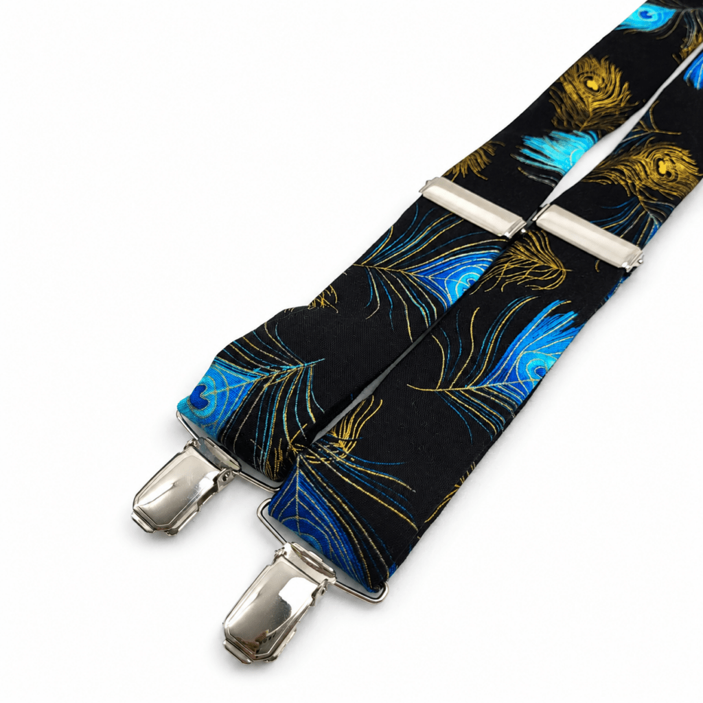 ## Español – ALT SEO Tirantes Imperio Azul artesanales para hombre confeccionados a mano en nuestro taller en España con tejido de algodón. Diseño elegante sobre fondo negro con estampado de grandes plumas ornamentales en tonos azul turquesa, azul eléctrico, azul intenso y detalles dorados inspirados en las plumas de pavo real. Tirantes de 35 mm de ancho con reguladores metálicos ajustables, pinzas metálicas resistentes y diseño clásico en forma de Y. Complemento masculino perfecto para bodas, novios, invitados de boda, padrinos, comuniones, bautizos, ceremonias, graduaciones y eventos especiales. Combinan especialmente bien con traje azul marino, negro, gris, azul noche, beige o verde botella y con camisa blanca, marfil, azul celeste o gris claro. Tirantes originales hechos a mano ideales también como regalo elegante para hombre. ## English – SEO ALT text Imperio Azul handmade men's suspenders crafted by hand in our workshop in Spain using cotton fabric. Elegant black background decorated with ornamental feather patterns in turquoise blue, electric blue, deep blue and refined golden details inspired by peacock feathers. These 35 mm wide men's suspenders feature adjustable metal sliders, strong metal clips and a classic Y-back design for a comfortable and secure fit. An original men's accessory for weddings, grooms, wedding guests, best men, christenings, communions, graduations, ceremonies, parties and special events. They pair beautifully with navy blue, black, charcoal grey, light grey, midnight blue, beige or bottle green suits and white, ivory, light blue or pale grey shirts. Handmade Spanish suspenders are also an original and elegant gift idea for men who appreciate distinctive accessories and artisan craftsmanship. ## Français – Texte ALT SEO Bretelles Imperio Azul artisanales pour homme fabriquées à la main dans notre atelier en Espagne avec un tissu en coton. Élégant fond noir décoré de grandes plumes ornementales dans des tons bleu turquoise, bleu électrique, bleu profond et doré, inspirées des magnifiques couleurs des plumes de paon. Ces bretelles pour homme mesurent 35 mm de largeur et disposent de réglages métalliques ajustables, de pinces métalliques résistantes et d'une forme classique en Y. Accessoire masculin original idéal pour mariage, marié, invité de mariage, témoin, communion, baptême, cérémonie, remise de diplôme, fête et événement élégant. Elles s'associent parfaitement avec un costume bleu marine, noir, gris anthracite, gris clair, bleu nuit, beige ou vert bouteille ainsi qu'avec une chemise blanche, ivoire, bleu clair ou gris pâle. Une excellente idée de cadeau artisanal pour homme. ## Italiano – Testo ALT SEO Bretelle Imperio Azul artigianali da uomo realizzate a mano nel nostro laboratorio in Spagna utilizzando tessuto di cotone. Elegante fondo nero decorato con grandi piume ornamentali nei colori blu turchese, blu elettrico, blu intenso e raffinati dettagli dorati ispirati alle piume del pavone. Queste bretelle da uomo larghe 35 mm sono dotate di regolatori metallici, robuste clip in metallo e classico design posteriore a Y per garantire comodità e una buona vestibilità. Accessorio originale perfetto per matrimonio, sposo, invitati, testimoni, comunioni, battesimi, cerimonie, lauree, feste ed eventi speciali. Si abbinano molto bene con abiti blu navy, neri, grigio antracite, grigio chiaro, blu notte, beige o verde bottiglia e con camicie bianche, avorio, azzurro chiaro o grigio chiaro. Ideali anche come regalo elegante e originale per uomo.