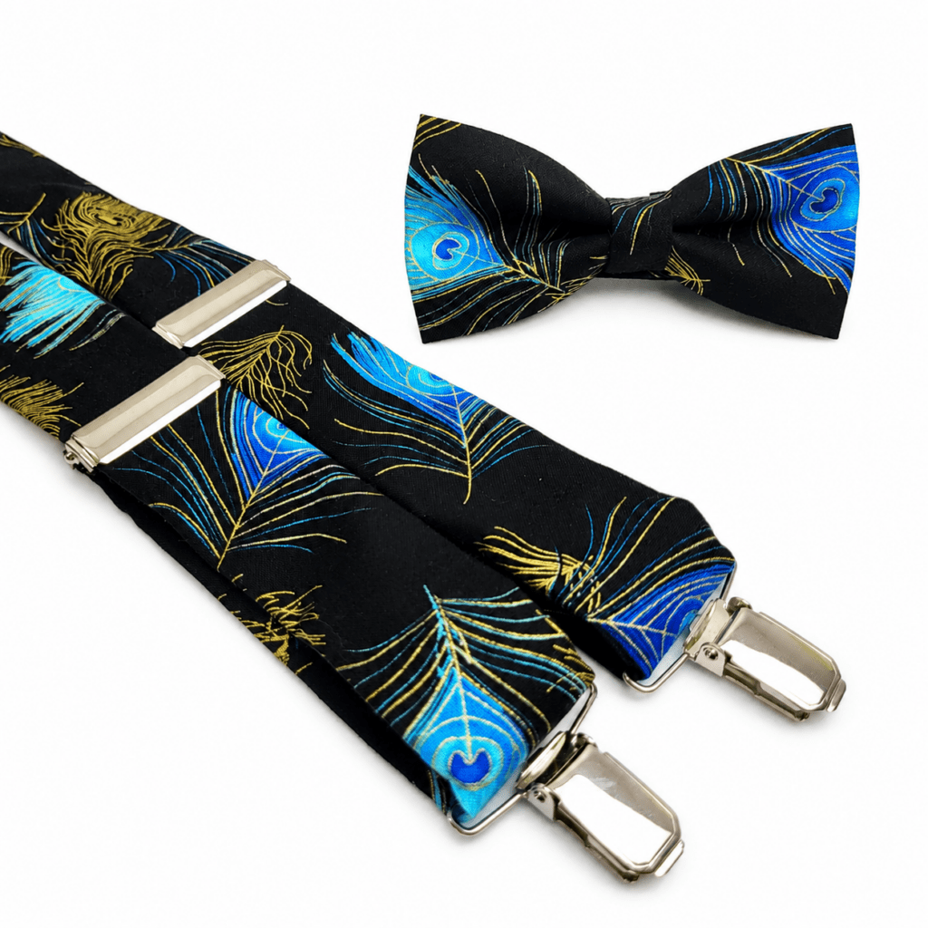 Pajarita y Tirantes Imperio Azul para hombre, conjunto artesanal confeccionado a mano en nuestro taller de Murcia, España, utilizando algodón 100% de alta calidad. Pack formado por pajarita regulable y tirantes de tela de 3,5 cm de ancho con diseño en Y, clips metálicos color níquel, reguladores ajustables y pieza trasera de unión en piel natural. El tejido presenta un elegante fondo negro decorado con grandes plumas ornamentales en tonos azul eléctrico, azul turquesa, celeste y detalles dorados. Complemento masculino original perfecto para bodas, novios, invitados de boda, padrinos, testigos, comuniones, bautizos, graduaciones, ceremonias y eventos especiales. Pajarita y tirantes hechos a mano en Murcia ideales para combinar con traje azul marino, negro, gris, beige, arena o verde botella y camisa blanca, marfil, crema o azul celeste. Regalo artesanal original para hombre fabricado en España por Pajaritas con Jota. ALT in English Imperio Azul bow tie and suspenders set for men, handmade in our artisan workshop in Murcia, Spain, using high-quality 100% cotton fabric. This elegant men's accessory set includes an adjustable bow tie and 3.5 cm wide fabric suspenders with a classic Y-back design, nickel-coloured metal clips, adjustable metal sliders and a genuine leather back connector. The fabric features a sophisticated black background decorated with large ornamental feather motifs in electric blue, turquoise blue, light blue and elegant golden details. A unique handmade men's bow tie and suspenders set perfect for weddings, grooms, wedding guests, best men, christenings, baptisms, communions, graduations, ceremonies and special events. Ideal with navy blue, black, charcoal grey, light grey, beige, sand or bottle green suits and white, ivory, cream or light blue shirts. An original handmade gift for men designed and made in Spain by Pajaritas con Jota. ALT en français Nœud papillon et bretelles Imperio Azul pour homme, ensemble artisanal entièrement confectionné à la main dans notre atelier de Murcie en Espagne avec un tissu 100 % coton de grande qualité. Ce coffret élégant comprend un nœud papillon réglable et des bretelles en tissu de 3,5 cm de largeur avec dos en Y, pinces métalliques finition nickel, systèmes de réglage et pièce centrale arrière en cuir naturel. Le tissu possède un élégant fond noir décoré de grandes plumes ornementales dans différentes nuances de bleu électrique, bleu turquoise, bleu clair et de délicats détails dorés. Accessoire masculin original idéal pour mariage, marié, invité de mariage, témoin, communion, baptême, cérémonie, anniversaire ou événement spécial. Parfait avec un costume bleu marine, noir, gris anthracite, gris clair, beige, sable ou vert bouteille et une chemise blanche, ivoire, crème ou bleu ciel. Cadeau artisanal original pour homme fabriqué à la main en Espagne par Pajaritas con Jota. ALT in italiano Papillon e bretelle Imperio Azul da uomo, elegante set artigianale realizzato interamente a mano nel nostro laboratorio di Murcia, in Spagna, utilizzando tessuto di cotone 100% di alta qualità. Il completo comprende un papillon regolabile e bretelle in tessuto larghe 3,5 cm con classica configurazione a Y, robuste clip metalliche color nichel, regolatori metallici e inserto posteriore centrale in vera pelle. Il tessuto presenta un raffinato fondo nero decorato con grandi piume ornamentali nei colori blu elettrico, blu turchese, azzurro e preziosi dettagli dorati. Accessorio maschile originale perfetto per matrimoni, sposi, invitati, testimoni, comunioni, battesimi, lauree, cerimonie e occasioni speciali. Ideale con abito blu navy, nero, grigio antracite, grigio chiaro, beige, sabbia o verde bottiglia e camicia bianca, avorio, crema o azzurro chiaro. Regalo artigianale originale per uomo, fatto a mano in Spagna da Pajaritas con Jota.