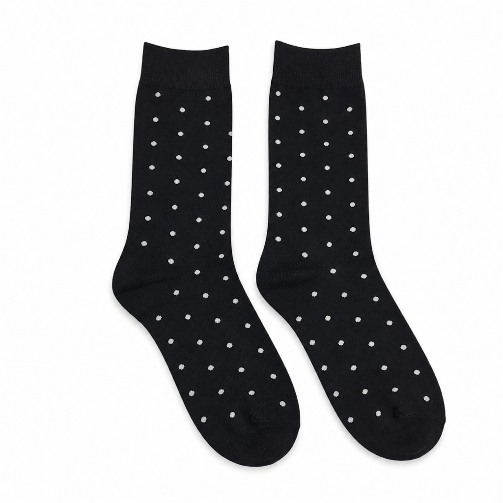 Calcetines Lunares Negro para hombre fabricados en España, elegantes calcetines de algodón peinado con fondo negro y pequeños lunares blancos distribuidos por todo el tejido. Modelo masculino de talla única 40-46 confeccionado con 80% algodón peinado, 17% poliamida y 3% elastano para ofrecer suavidad, comodidad, resistencia y una correcta adaptación al pie. Calcetines negros originales ideales para traje, bodas, novios, invitados de boda, padrinos, testigos, comuniones, bautizos, graduaciones, ceremonias, oficina y eventos especiales. Diseño clásico de lunares blancos que combina perfectamente con traje negro, azul marino, gris antracita, gris claro, beige, arena, burdeos o verde botella y con camisa blanca, marfil, crema o azul celeste. Calcetines elegantes para hombre fabricados en España y seleccionados por Pajaritas con Jota, perfectos para regalar en cumpleaños, Navidad, aniversario o Día del Padre. IMAGE ALT SEO IN ENGLISH – More than 100 words Black Polka Dot Socks for men made in Spain, elegant men's socks featuring a classic black background decorated with small white polka dots distributed across the fabric. Comfortable one-size men's socks suitable for EU sizes 40-46 and made from 80% combed cotton, 17% polyamide and 3% elastane for softness, durability, flexibility and a comfortable fit. Stylish black patterned socks ideal for weddings, grooms, wedding guests, best men, christenings, baptisms, communions, graduations, ceremonies, business outfits, office wear and special events. These elegant men's socks combine beautifully with black, navy blue, charcoal grey, light grey, beige, sand, burgundy or bottle green suits and white, ivory, cream or light blue shirts. Original men's fashion accessory made in Spain and selected by Pajaritas con Jota, also perfect as a birthday, Christmas, anniversary or Father's Day gift. TEXTE ALT SEO EN FRANÇAIS – Plus de 100 mots Chaussettes Lunares noires pour homme fabriquées en Espagne, élégantes chaussettes à fond noir décorées de petits pois blancs répartis régulièrement sur l'ensemble du tissu. Modèle masculin confortable en taille unique 40-46, composé de 80 % coton peigné, 17 % polyamide et 3 % élasthanne afin d'offrir douceur, résistance, élasticité et confort pendant toute la journée. Chaussettes noires à pois idéales pour mariage, marié, invité de mariage, témoin, communion, baptême, cérémonie, remise de diplôme, événement professionnel ou tenue de bureau. Elles s'associent parfaitement avec un costume noir, bleu marine, gris anthracite, gris clair, beige, sable, bordeaux ou vert bouteille ainsi qu'avec une chemise blanche, ivoire, crème ou bleu ciel. Accessoire élégant pour homme fabriqué en Espagne et sélectionné par Pajaritas con Jota, parfait également comme cadeau pour anniversaire, Noël ou fête des pères. TESTO ALT SEO IN ITALIANO – Più di 100 parole Calzini Lunares neri da uomo fabbricati in Spagna, eleganti calzini con fondo nero decorato da piccoli pois bianchi distribuiti uniformemente sul tessuto. Modello da uomo taglia unica 40-46 realizzato con 80% cotone pettinato, 17% poliammide e 3% elastan per garantire morbidezza, comfort, resistenza ed elasticità durante tutta la giornata. Calzini neri eleganti ideali per matrimoni, sposi, invitati, testimoni, comunioni, battesimi, lauree, cerimonie, ufficio ed eventi speciali. Il design classico a pois si abbina perfettamente con abiti neri, blu navy, grigio antracite, grigio chiaro, beige, sabbia, bordeaux o verde bottiglia e con camicie bianche, avorio, crema o azzurro chiaro. Accessorio originale da uomo fabbricato in Spagna e selezionato da Pajaritas con Jota, perfetto anche come regalo di compleanno, Natale, anniversario o Festa del Papà. Palabra clave principal recomendada para Yoast/Rank Math: Calcetines Lunares Negro Como palabras clave secundarias usaría: calcetines negros hombre, calcetines lunares hombre, calcetines elegantes hombre, calcetines para traje, calcetines para boda hombre, calcetines novio boda, calcetines originales hombre, calcetines algodón hombre y calcetines fabricados en España.