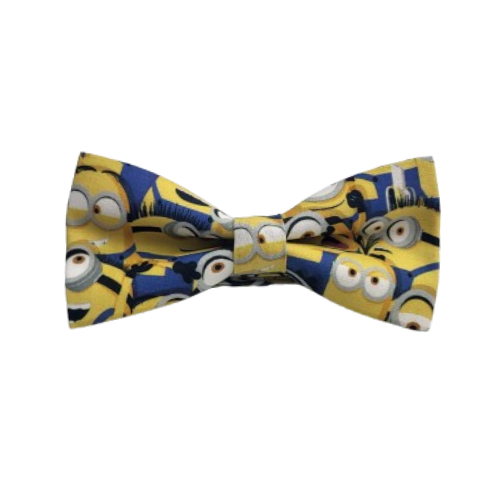 Pajarita Minion artesanal confeccionada a mano en algodón en nuestro taller de Pajaritas con Jota en Murcia, España. Pajarita original con divertido estampado de personajes amarillos sobre un diseño multicolor donde predominan los tonos amarillo, azul intenso, negro, blanco y gris. Complemento artesanal perfecto para hombre, niño y bebé, ideal para combinar con camisa blanca, azul celeste, negra o gris y con trajes azul marino, gris, negro, beige o camel. Pajarita Minion perfecta para bodas, novios originales, invitados de boda, comuniones, bautizos, cumpleaños, fiestas y eventos especiales. Una pajarita divertida de algodón hecha a mano, ideal para regalar y sorprender a amantes de los complementos originales, accesorios diferentes y pajaritas con estampados llamativos fabricadas artesanalmente en España. ALT SEO English — more than 100 words Minion bow tie handmade from cotton in our Pajaritas con Jota workshop in Murcia, Spain. This original and colourful bow tie features a fun print with yellow characters and a vibrant combination of yellow, bright blue, black, white and grey tones. A handmade cotton bow tie designed for men, boys and babies, perfect for wearing with white, light blue, black, grey or beige shirts and navy blue, grey, black, beige or camel suits. The Minion bow tie is a great accessory for weddings, original grooms, wedding guests, communions, baptisms, birthdays, parties and special events. It is also a creative gift idea for anyone who loves colourful accessories, unusual bow ties and handmade fashion. An original cotton bow tie carefully made by hand in our workshop in Spain. Texte ALT SEO français — plus de 100 mots Nœud papillon Minion artisanal confectionné à la main en coton dans notre atelier Pajaritas con Jota à Murcie, en Espagne. Ce nœud papillon original présente un imprimé amusant avec des personnages jaunes et une combinaison très colorée de jaune, bleu intense, noir, blanc et gris. Accessoire artisanal disponible pour homme, enfant et bébé, idéal avec une chemise blanche, bleu ciel, noire, grise ou beige et avec un costume bleu marine, gris, noir, beige ou camel. Le nœud papillon Minion est parfait pour un mariage, un marié original, les invités, une communion, un baptême, un anniversaire, une fête ou un événement spécial. C'est également une excellente idée cadeau pour surprendre les amateurs d'accessoires originaux, de nœuds papillon colorés et de créations artisanales fabriquées à la main en Espagne. Testo ALT SEO italiano — più di 100 parole Papillon Minion artigianale realizzato a mano in cotone nel nostro laboratorio Pajaritas con Jota a Murcia, in Spagna. Questo papillon originale presenta una divertente fantasia con personaggi gialli e una vivace combinazione di colori giallo, blu intenso, nero, bianco e grigio. Accessorio artigianale disponibile per uomo, bambino e neonato, perfetto da abbinare a una camicia bianca, azzurra, nera, grigia o beige e a completi blu navy, grigi, neri, beige o color cammello. Il papillon Minion è ideale per matrimoni, sposi originali, invitati, comunioni, battesimi, compleanni, feste ed eventi speciali. È anche una bellissima idea regalo per sorprendere chi ama gli accessori originali, i papillon colorati e i prodotti artigianali realizzati con cura a mano in Spagna.