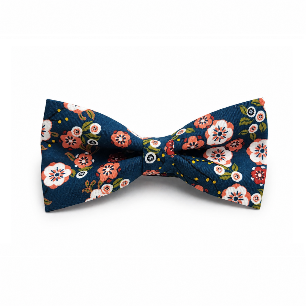 Pajarita Jardín Japonés artesanal confeccionada a mano en algodón en nuestro taller, con elegante estampado floral de inspiración japonesa sobre fondo azul marino oscuro. El diseño combina flores blancas, coral, salmón y rojizas con pequeñas hojas en tonos verdes y delicados detalles amarillo mostaza, creando una pajarita floral original, elegante y fácil de combinar. Pajarita artesanal para hombre, niño y bebé, ideal para bodas, novios, invitados de boda, padrinos, comuniones, bautizos, ceremonias, fiestas y eventos especiales. Combina especialmente bien con camisas blancas, azul celeste, beige, crema, rosa claro o gris y con trajes azul marino, gris, beige, arena o verde oliva. Pajarita Jardín Japonés de algodón hecha a mano, perfecta como regalo original y complemento masculino para celebraciones. English ALT SEO text — more than 100 words Jardín Japonés bow tie handmade from cotton in our workshop, featuring an elegant Japanese inspired floral print on a deep navy blue background. The fabric combines beautiful white, coral, salmon and reddish flowers with small green leaves and subtle mustard yellow details, creating an original and sophisticated floral bow tie for special occasions. This handmade cotton bow tie is available for men, boys and babies and is perfect for weddings, grooms, wedding guests, communions, baptisms, ceremonies, parties and special events. It looks especially elegant with white, light blue, beige, cream, pale pink or grey shirts and navy blue, grey, beige, sand or olive green suits. The Jardín Japonés bow tie is also a wonderful original gift for anyone who loves handmade accessories, floral patterns and distinctive men's fashion made in Spain. Texte ALT SEO français — plus de 100 mots Nœud papillon Jardín Japonés artisanal confectionné à la main en coton dans notre atelier, avec un élégant imprimé floral d'inspiration japonaise sur un fond bleu marine profond. Le tissu associe de belles fleurs blanches, corail, saumon et rougeâtres à de petites feuilles vertes et à de délicats détails jaune moutarde. Ce nœud papillon floral original est disponible pour homme, enfant et bébé et convient parfaitement aux mariages, mariés, invités de mariage, communions, baptêmes, cérémonies, fêtes et événements spéciaux. Il se combine particulièrement bien avec une chemise blanche, bleu ciel, beige, crème, rose pâle ou grise et avec un costume bleu marine, gris, beige, sable ou vert olive. Le nœud papillon Jardín Japonés en coton fait main constitue également une excellente idée cadeau pour les amateurs d'accessoires artisanaux élégants et originaux. Testo ALT SEO italiano — più di 100 parole Papillon Jardín Japonés artigianale realizzato a mano in cotone nel nostro laboratorio, caratterizzato da un elegante motivo floreale di ispirazione giapponese su fondo blu navy intenso. Il tessuto combina fiori bianchi, corallo, salmone e rossastri con piccole foglie verdi e delicati dettagli giallo senape, creando un papillon floreale originale, raffinato e ricco di personalità. Questo papillon artigianale in cotone è disponibile per uomo, bambino e neonato ed è perfetto per matrimoni, sposi, invitati, comunioni, battesimi, cerimonie, feste ed eventi speciali. Si abbina molto bene a camicie bianche, azzurre, beige, crema, rosa chiaro o grigie e a completi blu navy, grigi, beige, sabbia o verde oliva. Il papillon Jardín Japonés fatto a mano è anche una splendida idea regalo per chi ama accessori originali e moda maschile artigianale. Consejo para WordPress: para el campo ALT propiamente dicho suele funcionar mejor una versión bastante más corta y descriptiva. Puedes usar, por ejemplo: “Pajarita Jardín Japonés artesanal de algodón azul marino con estampado floral hecha a mano” y colocar los textos largos multilingües en la descripción de la imagen o del archivo adjunto.