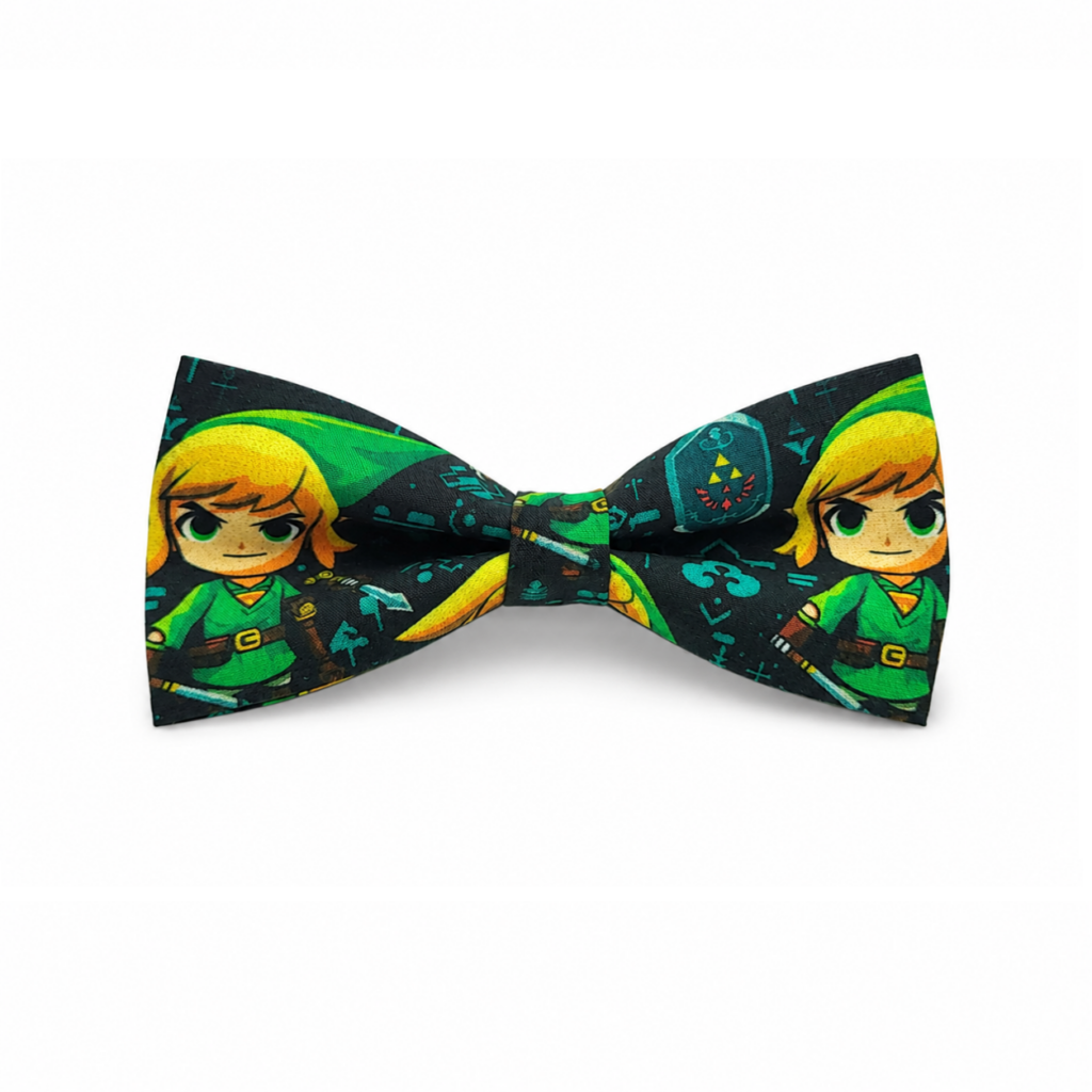 Pajarita Zelda artesanal de algodón confeccionada a mano en nuestro taller de Pajaritas con Jota en Murcia, España. Pajarita original para hombre con fondo negro y estampado de personajes de cabello rubio vestidos de verde, acompañados de símbolos y detalles en verde esmeralda, verde lima, azul turquesa, amarillo, naranja y marrón. Pajarita Zelda para bodas, novios, invitados, comuniones, bautizos, fiestas, ceremonias y eventos especiales. Complemento inspirado en videojuegos y mundos de fantasía, perfecto para combinar con camisa blanca y traje azul marino, negro, gris, beige o verde botella. Pajarita de algodón para adulto, niño y bebé, hecha a mano en España y perfecta como regalo original para aficionados a Zelda, videojuegos y accesorios diferentes. English SEO image ALT text — more than 100 words Zelda bow tie handmade from cotton in our Pajaritas con Jota workshop in Murcia, Spain. Original men’s bow tie featuring a dark black background with blonde fantasy characters dressed in green, surrounded by decorative symbols and details in emerald green, lime green, turquoise blue, yellow, orange and brown. This Zelda bow tie is ideal for weddings, grooms, wedding guests, communions, baptisms, parties, ceremonies and special events. A unique video game inspired bow tie that looks excellent with a white shirt and navy blue, black, grey, beige or bottle green suit. Available in adult, child and baby sizes. Handmade cotton bow tie made in Spain and a perfect original gift for Zelda fans, gamers, fantasy lovers and people looking for unusual men’s accessories. Texte ALT SEO en français — plus de 100 mots Nœud papillon Zelda artisanal en coton fabriqué entièrement à la main dans notre atelier Pajaritas con Jota à Murcie, en Espagne. Nœud papillon original pour homme avec fond noir foncé et personnages blonds habillés en vert, accompagnés de symboles et petits motifs dans les tons vert émeraude, vert citron, bleu turquoise, jaune, orange et marron. Ce nœud papillon Zelda est parfait pour mariage, marié, invité de mariage, communion, baptême, cérémonie, fête et événement spécial. Il se combine parfaitement avec une chemise blanche et un costume bleu marine, noir, gris, beige ou vert bouteille. Disponible pour adulte, enfant et bébé. Nœud papillon en coton fait main en Espagne, idéal comme cadeau original pour amateurs de Zelda, jeux vidéo, univers fantastiques et accessoires masculins originaux. Testo ALT SEO in italiano — più di 100 parole Papillon Zelda artigianale in cotone realizzato completamente a mano nel nostro laboratorio Pajaritas con Jota a Murcia, in Spagna. Papillon originale da uomo con fondo nero scuro e personaggi biondi vestiti di verde, accompagnati da simboli e piccoli dettagli nei colori verde smeraldo, verde lime, blu turchese, giallo, arancione e marrone. Questo papillon Zelda è perfetto per matrimonio, sposo, invitati, comunione, battesimo, cerimonia, festa ed eventi speciali. Può essere abbinato facilmente a una camicia bianca e a un abito blu navy, nero, grigio, beige o verde bottiglia. Disponibile nelle misure adulto, bambino e neonato. Papillon di cotone fatto a mano in Spagna, perfetto come regalo originale per appassionati di Zelda, videogiochi, fantasy e accessori da uomo particolari.