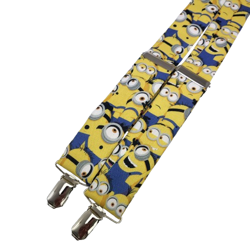 Tirantes Minion artesanales para hombre Los Tirantes Minion son un complemento masculino original, divertido y lleno de color, pensado para quienes quieren aportar personalidad a su look sin renunciar a un acabado cuidado y artesanal. Su tejido combina un fondo amarillo intenso con numerosos personajes en tonos azul, amarillo, blanco, gris y negro, creando un estampado alegre y reconocible que convierte estos tirantes en el centro de atención del conjunto. Cada par está fabricado a mano en nuestro taller de Pajaritas con Jota, en Murcia, cuidando individualmente el corte del tejido, el montaje, los reguladores y la colocación de las pinzas metálicas. El resultado es un accesorio diferente, perfecto para quienes buscan tirantes originales para hombre, tirantes estampados, tirantes para boda o complementos artesanales hechos en España. Tirantes Minion amarillos y azules con estampado divertido El diseño de estos tirantes destaca especialmente por la combinación del amarillo brillante del tejido con los tonos azul marino y azul vaquero de los personajes. Los detalles de las gafas en gris y plata, junto con pequeños elementos en blanco y negro, completan un estampado lleno de contraste. Los motivos aparecen distribuidos por toda la superficie, haciendo que cada zona de los tirantes tenga pequeños detalles diferentes. Al tratarse de un tejido estampado cortado artesanalmente, la disposición exacta de los personajes puede variar ligeramente de una unidad a otra, haciendo que cada par tenga su propia distribución. Los herrajes metálicos en acabado plateado aportan contraste y permiten regular la longitud para adaptarlos cómodamente. Las pinzas metálicas se sujetan directamente al pantalón y permiten utilizarlos tanto con traje como con conjuntos más informales. Tirantes Minion para bodas, novios e invitados Los Tirantes Minion para boda son una alternativa original a los tradicionales tirantes lisos. Son especialmente interesantes para novios que quieren incluir en su estilismo un detalle relacionado con sus gustos personales y sorprender a sus invitados. Durante la ceremonia pueden llevarse discretamente bajo la americana y, al quitarse la chaqueta durante la celebración, convertirse en uno de los elementos más llamativos y divertidos del conjunto. También son ideales para invitados de boda, padrinos, testigos, hermanos, amigos o grupos de invitados que quieran llevar un accesorio coordinado. Para una boda desenfadada, temática o civil, estos tirantes permiten crear un look elegante pero con un toque diferente. Cómo combinar los Tirantes Minion con traje Gracias a la presencia de amarillo, azul, negro, blanco y gris, estos tirantes pueden combinarse con distintos colores de traje. Con un traje azul marino se consigue una de las combinaciones más equilibradas, ya que el azul conecta directamente con los detalles del estampado y permite que el amarillo destaque. Con un traje azul medio o azul eléctrico se consigue un resultado más juvenil y llamativo, perfecto para bodas de primavera o verano. Un traje gris claro o gris medio proporciona un fondo neutro que ayuda a equilibrar el estampado y mantiene un aspecto elegante. También pueden llevarse con traje negro, creando un contraste más marcado entre el amarillo de los tirantes y la oscuridad del traje. Para celebraciones informales quedan especialmente bien con pantalón azul marino, gris, negro, beige o vaqueros oscuros. Camisas recomendadas para los Tirantes Minion La camisa blanca es la opción más versátil y una de las que mejor combina con este modelo. Permite que los colores amarillo y azul destaquen sin añadir nuevos tonos al conjunto. Una camisa azul celeste también combina perfectamente con los detalles azules del estampado y crea un conjunto alegre pero equilibrado. Para un estilismo más moderno pueden utilizarse con camisa azul marino, especialmente cuando se llevan sin americana. Las camisas en tonos gris muy claro, crema o marfil también son buenas opciones para celebraciones de día. Al tratarse de unos tirantes con bastante presencia visual, recomendamos combinarlos principalmente con camisas lisas, evitando otros estampados demasiado fuertes. Perfectos para comuniones, bautizos y eventos Los Tirantes Minion no están reservados únicamente para bodas. Su diseño los convierte en un complemento especialmente adecuado para comuniones, bautizos, cumpleaños, graduaciones, aniversarios, fiestas familiares, sesiones fotográficas, celebraciones temáticas y eventos especiales. También pueden utilizarse para dar personalidad a un conjunto sencillo de camisa y pantalón sin necesidad de llevar traje completo. Son una opción especialmente divertida para padres, hermanos, padrinos o invitados que quieran aportar un pequeño guiño original durante una celebración. Fabricados artesanalmente en nuestro taller de Murcia Cada par de Tirantes Minion artesanales se confecciona a mano en nuestro taller de Pajaritas con Jota, Murcia, España. El proceso comienza con el corte individual del tejido y continúa con el montaje de cada una de las piezas, reguladores y pinzas metálicas. Trabajar artesanalmente cada producto nos permite cuidar especialmente la colocación del tejido, los acabados y la correcta adaptación de todos los componentes. Esta fabricación manual convierte nuestros tirantes en un complemento diferente de los accesorios producidos industrialmente y permite ofrecer un producto realizado en España con especial atención a cada detalle. Un regalo original para sorprender Los Tirantes Minion para hombre también son una excelente idea para regalar. Pueden convertirse en un regalo divertido para un novio, padrino, testigo, amigo, hermano, pareja o familiar, especialmente si le gustan los accesorios originales, los personajes de animación o los complementos diferentes. Son perfectos como regalo para cumpleaños, Navidad, aniversarios, despedidas, bodas, graduaciones o celebraciones especiales. Su combinación de fabricación artesanal y estampado llamativo permite regalar algo práctico, diferente y mucho menos convencional que unos tirantes clásicos. Características de los Tirantes Minion - Producto: Tirantes Minion - Estilo: original, divertido, juvenil y artesanal - Colores principales: amarillo, azul, blanco, gris y negro - Estampado: personajes Minion distribuidos por todo el tejido - Fabricación: artesanal - Elaboración: hechos a mano en nuestro taller - Lugar de fabricación: Murcia, España - Herrajes: metálicos en acabado plateado - Longitud: regulable mediante ajustadores metálicos - Sujeción: pinzas metálicas para pantalón - Combinaciones recomendadas: traje azul marino, azul, gris o negro - Camisas recomendadas: blanca, azul celeste, azul marino, gris claro, crema o marfil - Uso: bodas, novios, invitados, padrinos, comuniones, bautizos, fiestas y eventos - Ideal para: regalar, sorprender o crear un estilismo diferente - Observación: la posición concreta de los dibujos puede variar ligeramente debido al corte artesanal del tejido Tirantes Minion hechos a mano en España Si estás buscando tirantes Minion para hombre, tirantes originales para boda, tirantes amarillos y azules, tirantes estampados para invitados, complementos divertidos para novio o tirantes artesanales hechos en España, este modelo es una opción especialmente llamativa. Los colores vivos, los personajes repartidos por el tejido y los herrajes metálicos convierten a los Tirantes Minion de Pajaritas con Jota en un complemento pensado para destacar, sorprender y aportar personalidad a cualquier celebración. Texto ALT imagen en español — más de 100 palabras Tirantes Minion artesanales para hombre fabricados a mano en nuestro taller de Pajaritas con Jota en Murcia, España. Tirantes estampados en colores amarillo, azul, blanco, gris y negro con numerosos personajes Minion distribuidos por todo el tejido. Incorporan reguladores y pinzas metálicas plateadas para adaptar la longitud y sujetarlos cómodamente al pantalón. Complemento masculino original perfecto para bodas, novios, invitados, padrinos, testigos, comuniones, bautizos, cumpleaños, fiestas, graduaciones y eventos especiales. Estos tirantes Minion combinan especialmente bien con traje azul marino, azul, gris o negro y con camisa blanca, azul celeste, gris claro, crema o marfil. Una idea de regalo original para hombres amantes de los accesorios divertidos, los personajes de animación y los complementos artesanales hechos en España. Image ALT text in English — over 100 words Handmade Minion suspenders for men, carefully crafted in our Pajaritas con Jota workshop in Murcia, Spain. These original patterned suspenders feature a bright yellow background combined with blue, white, grey and black details and numerous Minion characters throughout the fabric. They include silver coloured metal clips and adjustable metal sliders for a comfortable fit and secure attachment to trousers. These Minion suspenders are an original men's accessory for weddings, grooms, wedding guests, best men, baptisms, communions, birthdays, parties, graduations and special events. They pair beautifully with navy blue, blue, grey or black suits and white, light blue, pale grey, cream or ivory shirts. A fun handmade gift for men who enjoy colourful accessories, animation characters and unique fashion pieces made in Spain. Texte ALT image en français — plus de 100 mots Bretelles Minion artisanales pour homme fabriquées à la main dans notre atelier Pajaritas con Jota à Murcie, en Espagne. Ces bretelles originales présentent un tissu jaune vif décoré de nombreux personnages Minion dans des tons bleu, blanc, gris et noir. Elles disposent de pinces métalliques argentées et de réglages métalliques permettant d'adapter facilement la longueur et de maintenir correctement les bretelles au pantalon. Ces bretelles Minion sont parfaites pour un mariage, un marié, un invité, un témoin, une communion, un baptême, un anniversaire, une fête, une remise de diplôme ou un événement spécial. Elles peuvent être associées à un costume bleu marine, bleu, gris ou noir avec une chemise blanche, bleu clair, gris clair, crème ou ivoire. Une idée cadeau originale pour les amateurs d'accessoires colorés et de produits artisanaux fabriqués en Espagne. Testo ALT immagine in italiano — oltre 100 parole Bretelle Minion artigianali da uomo realizzate a mano nel nostro laboratorio Pajaritas con Jota a Murcia, in Spagna. Queste originali bretelle presentano un vivace fondo giallo con numerosi personaggi Minion nei colori blu, bianco, grigio e nero distribuiti su tutto il tessuto. Sono dotate di regolatori metallici e robuste clip color argento che permettono di adattare la lunghezza e fissare comodamente le bretelle ai pantaloni. Le bretelle Minion sono perfette per matrimoni, sposi, invitati, testimoni, comunioni, battesimi, compleanni, feste, lauree ed eventi speciali. Si abbinano molto bene con abiti blu navy, blu, grigi o neri e con camicie bianche, azzurro chiaro, grigio chiaro, crema o avorio. Un regalo originale e divertente per chi ama accessori particolari e prodotti artigianali realizzati in Spagna.