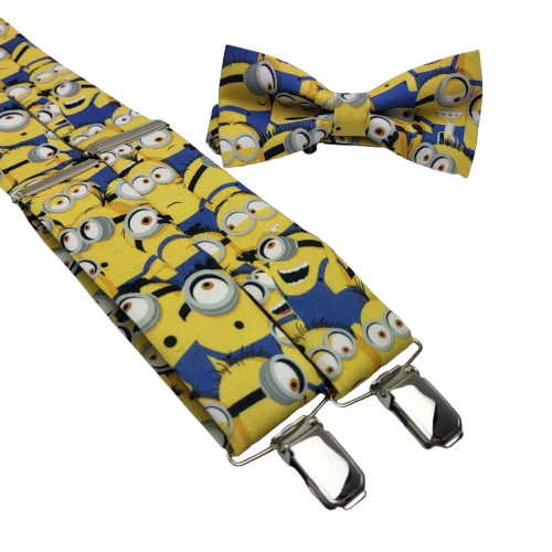 Pajarita y Tirantes Minion artesanales para hombre La Pajarita y Tirantes Minion es un conjunto de complementos masculinos lleno de color, personalidad y un marcado carácter divertido. Está pensado para hombres que quieren alejarse de los accesorios convencionales y añadir a su estilismo un detalle original, reconocible y diferente. El conjunto combina una pajarita estampada y unos tirantes a juego, confeccionados con un tejido en el que predominan los tonos amarillo, azul, blanco, gris, negro y pequeños detalles plateados. Los personajes aparecen repartidos por toda la superficie, creando una composición dinámica en la que el amarillo intenso contrasta especialmente con las prendas azules de los personajes. Tanto la pajarita como los tirantes están fabricados artesanalmente a mano en nuestro taller de Pajaritas con Jota, en Murcia, España, cuidando cada fase del proceso: corte del tejido, montaje, colocación del estampado, reguladores y acabado de las piezas metálicas. Es un conjunto perfecto para bodas, novios, invitados, padrinos, testigos, comuniones, bautizos, cumpleaños, graduaciones, fiestas, celebraciones familiares y todo tipo de eventos especiales. Pajarita y Tirantes Minion amarillos y azules Lo primero que llama la atención de este conjunto es su combinación de colores vivos. El amarillo es el tono predominante y se combina con diferentes tonalidades de azul, además de detalles en blanco, negro y gris. Los personajes se distribuyen tanto por la pajarita como por los tirantes, consiguiendo que ambas piezas formen un conjunto completamente coordinado. La pajarita incorpora el mismo tejido estampado que los tirantes y presenta una forma clásica que permite equilibrar el carácter divertido del dibujo con una estética adecuada para una celebración. Los tirantes cuentan con herrajes metálicos plateados, reguladores para adaptar la longitud y pinzas metálicas para fijarlos directamente al pantalón. El resultado es un conjunto masculino llamativo que permite incorporar un toque de humor y personalidad a un look elegante. Pajarita y Tirantes Minion para bodas y novios La Pajarita y Tirantes Minion para boda es especialmente apropiada para novios que quieren reflejar sus gustos personales incluso en los pequeños detalles de su vestuario. Durante la ceremonia, la americana puede cubrir parcialmente los tirantes mientras la pajarita se convierte en el principal punto de color. Cuando llega el momento de quitarse la chaqueta durante la celebración, los tirantes quedan completamente visibles y el conjunto adquiere todavía más protagonismo. También puede utilizarse por invitados de boda, padrinos, testigos, hermanos, amigos o grupos de invitados que quieran llevar un accesorio diferente. Es una opción especialmente interesante para bodas informales, ceremonias civiles, bodas temáticas, celebraciones juveniles o eventos en los que se busque romper con los tradicionales complementos lisos. Cómo combinar la Pajarita y Tirantes Minion La presencia de amarillo y azul permite crear combinaciones muy diferentes dependiendo del tipo de traje. Con un traje azul marino, el resultado queda especialmente equilibrado. Los tonos azules del estampado conectan con el color del traje, mientras que el amarillo aporta el contraste. Un traje azul medio o azul intenso crea un conjunto más alegre y juvenil, especialmente interesante para bodas y celebraciones de primavera o verano. Con un traje gris claro se consigue un estilismo luminoso en el que la pajarita y los tirantes destacan mucho más. Los trajes gris medio o gris antracita aportan un resultado más sobrio y permiten que el amarillo sea el protagonista. Con un traje negro, el contraste es mucho más fuerte y moderno, haciendo que los colores del estampado resalten especialmente. Para celebraciones de día también pueden combinarse con trajes beige, arena o tostados claros, creando un look más informal y veraniego. Camisas que combinan con la Pajarita y Tirantes Minion La camisa blanca es una de las mejores opciones. Actúa como fondo neutro y permite que el amarillo y el azul destaquen sin sobrecargar el conjunto. Una camisa azul celeste también combina perfectamente con los tonos azules del estampado y resulta especialmente apropiada con traje azul marino o gris. Para un estilismo más moderno pueden utilizarse con camisa azul marino, especialmente si el traje o pantalón es gris. Las camisas en tonos gris muy claro, crema o marfil son otra alternativa para celebraciones de día y bodas menos tradicionales. Como la pajarita y los tirantes ya tienen un estampado muy visual, recomendamos utilizar preferentemente camisas lisas. Complementos originales para comuniones y bautizos Este conjunto también es perfecto para comuniones, bautizos y celebraciones familiares. Puede utilizarlo un padre, padrino, hermano, familiar o invitado que quiera introducir en su vestuario un detalle diferente sin necesidad de renunciar a una camisa o traje elegante. Combinado con una camisa blanca y pantalón azul marino, gris o beige, permite crear un look muy original incluso sin americana. También es una propuesta divertida para graduaciones, cumpleaños, aniversarios, fiestas, sesiones fotográficas, celebraciones temáticas y reuniones especiales. Conjunto Minion fabricado a mano en Murcia Cada Pajarita y Tirantes Minion se confecciona artesanalmente en nuestro taller de Pajaritas con Jota en Murcia. Trabajamos cada pieza individualmente, empezando por el corte del tejido y continuando con el montaje de la pajarita y los tirantes. Al tratarse de un tejido estampado, la posición exacta de cada personaje puede variar ligeramente entre unos conjuntos y otros. Esta característica es propia de la fabricación artesanal y consigue que la distribución de los dibujos no sea exactamente idéntica en todas las unidades. Prestamos especial atención a la correcta colocación de los reguladores, las pinzas metálicas y los acabados para conseguir un complemento cuidado y preparado para formar parte de un estilismo especial. Pajarita y tirantes regulables para hombre Los tirantes incorporan sistemas de regulación que permiten modificar su longitud y adaptarlos a diferentes alturas. Sus pinzas metálicas proporcionan una sujeción sencilla directamente sobre el pantalón y permiten colocarlos y retirarlos fácilmente. La pajarita mantiene unas proporciones equilibradas para que el dibujo sea perfectamente visible sin resultar excesivamente grande. Además de resultar llamativo, el conjunto permite llevar ambas piezas juntas o utilizarlas por separado dependiendo del estilismo y de la ocasión. Una idea de regalo original para hombre La Pajarita y Tirantes Minion también es una excelente opción para regalar o sorprender. Puede convertirse en un detalle muy especial para un novio, padrino, testigo, hermano, amigo, pareja o familiar que disfrute de los personajes de animación o de los complementos masculinos originales. Es apropiada como regalo de cumpleaños, Navidad, aniversario, graduación, boda, despedida o celebración especial. Frente a una pajarita o unos tirantes tradicionales, este conjunto permite regalar algo mucho más personal y diferente. Su fabricación artesanal en Murcia añade además el valor de estar adquiriendo un producto confeccionado a mano en España. Características de la Pajarita y Tirantes Minion - Producto: Pajarita y Tirantes Minion - Tipo: conjunto de pajarita y tirantes para hombre - Fabricación: artesanal y hecha a mano - Lugar de fabricación: taller de Pajaritas con Jota, Murcia, España - Colores principales: amarillo, azul, blanco, gris y negro - Estampado: personajes Minion distribuidos por el tejido - Herrajes: metálicos en acabado plateado - Tirantes: regulables - Sujeción: pinzas metálicas para pantalón - Pajarita: confeccionada a juego con el mismo estampado - Estilo: original, divertido, juvenil y artesanal - Trajes recomendados: azul marino, azul, gris claro, gris antracita, negro, beige o arena - Camisas recomendadas: blanca, azul celeste, azul marino, gris claro, crema o marfil - Ideal para: bodas, novios, invitados, padrinos, comuniones, bautizos, fiestas y eventos - Perfecto para: regalar o sorprender - Observación: la posición exacta de los dibujos puede variar debido al corte artesanal del tejido Pajarita y Tirantes Minion hechos en España Si buscas una Pajarita y Tirantes Minion para hombre, unos tirantes Minion para boda, una pajarita Minion original, un conjunto de pajarita y tirantes estampados, complementos divertidos para novio o accesorios masculinos fabricados artesanalmente en España, este modelo permite conseguir un look completamente diferente. Su combinación de amarillo, azul, blanco, gris y negro, junto con los herrajes metálicos plateados, permite combinarlo fácilmente con trajes azul marino, negros, grises, azules o beige y con camisas blancas, celestes, grises, crema o marfil. Fabricado a mano en nuestro taller de Murcia, este conjunto de Pajarita y Tirantes Minion de Pajaritas con Jota reúne color, artesanía y originalidad para convertir un complemento masculino en una de las piezas protagonistas del estilismo. Texto ALT en español — más de 100 palabras Pajarita y Tirantes Minion artesanales para hombre fabricados a mano en nuestro taller de Pajaritas con Jota en Murcia, España. Conjunto formado por una pajarita y unos tirantes a juego con estampado de personajes Minion en colores amarillo, azul, blanco, gris y negro. Los tirantes incorporan reguladores y pinzas metálicas en acabado plateado para adaptar la longitud y sujetarlos al pantalón. Complemento masculino original para bodas, novios, invitados, padrinos, testigos, comuniones, bautizos, cumpleaños, fiestas y eventos especiales. La Pajarita y Tirantes Minion combina especialmente bien con traje azul marino, azul, gris, negro o beige y con camisa blanca, azul celeste, gris claro, crema o marfil. Idea de regalo divertida para hombres que buscan complementos originales y productos artesanales hechos en España. Image ALT text in English — over 100 words Handmade Minion bow tie and suspenders for men, carefully crafted in our Pajaritas con Jota workshop in Murcia, Spain. This matching set features a colourful Minion character print in yellow, blue, white, grey and black, creating a fun and distinctive men's accessory. The suspenders include silver coloured metal clips and adjustable metal sliders, while the matching bow tie is made from the same patterned fabric. This Minion bow tie and suspenders set is perfect for weddings, grooms, wedding guests, best men, baptisms, communions, birthdays, parties, graduations and special events. It pairs beautifully with navy blue, blue, grey, black or beige suits and white, light blue, pale grey, cream or ivory shirts. An original handmade gift for men who enjoy colourful fashion accessories, animation characters and unique products made in Spain. Texte ALT en français — plus de 100 mots Nœud papillon et bretelles Minion artisanales pour homme fabriqués à la main dans notre atelier Pajaritas con Jota à Murcie, en Espagne. Cet ensemble assorti présente un tissu coloré avec de nombreux personnages Minion dans des tons jaune, bleu, blanc, gris et noir. Les bretelles sont équipées de pinces métalliques argentées et de réglages permettant d'adapter facilement leur longueur, tandis que le nœud papillon reprend le même imprimé. Cet ensemble Minion est parfait pour un mariage, un marié, un invité, un témoin, une communion, un baptême, un anniversaire, une fête, une remise de diplôme ou un événement spécial. Il s'associe très bien à un costume bleu marine, bleu, gris, noir ou beige avec une chemise blanche, bleu clair, gris clair, crème ou ivoire. Une idée cadeau originale pour les amateurs d'accessoires artisanaux fabriqués en Espagne. Testo ALT in italiano — oltre 100 parole Papillon e bretelle Minion artigianali da uomo realizzati a mano nel nostro laboratorio Pajaritas con Jota a Murcia, in Spagna. Il completo è formato da un papillon e bretelle coordinate con una vivace fantasia di personaggi Minion nei colori giallo, blu, bianco, grigio e nero. Le bretelle dispongono di regolatori metallici e clip color argento che consentono di adattare la lunghezza e fissarle comodamente ai pantaloni. Questo completo Minion è ideale per matrimoni, sposi, invitati, testimoni, comunioni, battesimi, compleanni, feste, lauree ed eventi speciali. Si abbina perfettamente con abiti blu navy, blu, grigi, neri o beige e con camicie bianche, azzurro chiaro, grigio chiaro, crema o avorio. Un regalo originale e divertente per uomini che amano accessori particolari e prodotti artigianali realizzati in Spagna.