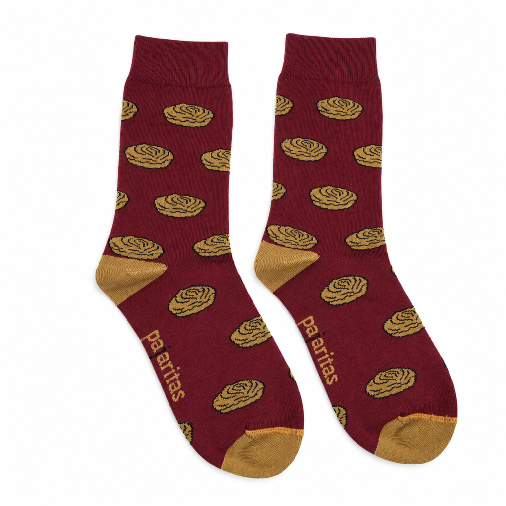 Inglés Burgundy Pastel de Carne socks inspired by the traditional meat pie of Murcia, featuring a repeated pattern of golden and mustard-colored Murcian meat pies, with contrasting mustard heel and toe. Original socks made in Spain with a comfortable, breathable and resistant fabric, perfect for everyday wear, special occasions or as an original gift. An ideal design for lovers of Murcia, Spanish gastronomy, traditional food and unique accessories. These Murcian socks combine local culture, humor and style, making them a great gift idea for men, visitors, tourists, food lovers and anyone looking for original Spanish socks with a regional gastronomic theme. Francés Chaussettes Pastel de Carne de Murcie couleur bordeaux, avec un motif répété représentant le célèbre pâté à la viande murcien dans des tons moutarde et dorés, avec talon et pointe contrastés. Chaussettes originales fabriquées en Espagne, confortables, respirantes et résistantes, idéales pour un usage quotidien, les occasions spéciales ou comme cadeau original. Un modèle parfait pour les amoureux de Murcie, de la gastronomie espagnole, des spécialités régionales et des accessoires originaux. Ces chaussettes murciennes associent tradition, humour et style et constituent une excellente idée cadeau pour homme, pour les touristes, les amateurs de cuisine et tous ceux qui recherchent des chaussettes espagnoles originales inspirées de la gastronomie locale. Italiano Calzini Pastel de Carne di Murcia color bordeaux con motivo ripetuto ispirato al tradizionale pasticcio di carne murciano, raffigurato nei toni senape e dorato, con tallone e punta a contrasto. Calzini originali prodotti in Spagna, comodi, traspiranti e resistenti, perfetti per l'uso quotidiano, per occasioni speciali o come idea regalo originale. Un design ideale per gli amanti di Murcia, della gastronomia spagnola, delle specialità regionali e degli accessori particolari. Questi calzini murciani uniscono tradizione, umorismo e stile e sono un regalo perfetto per uomo, turisti, appassionati di cucina e per chi cerca calzini spagnoli originali ispirati ai prodotti tipici della gastronomia locale.