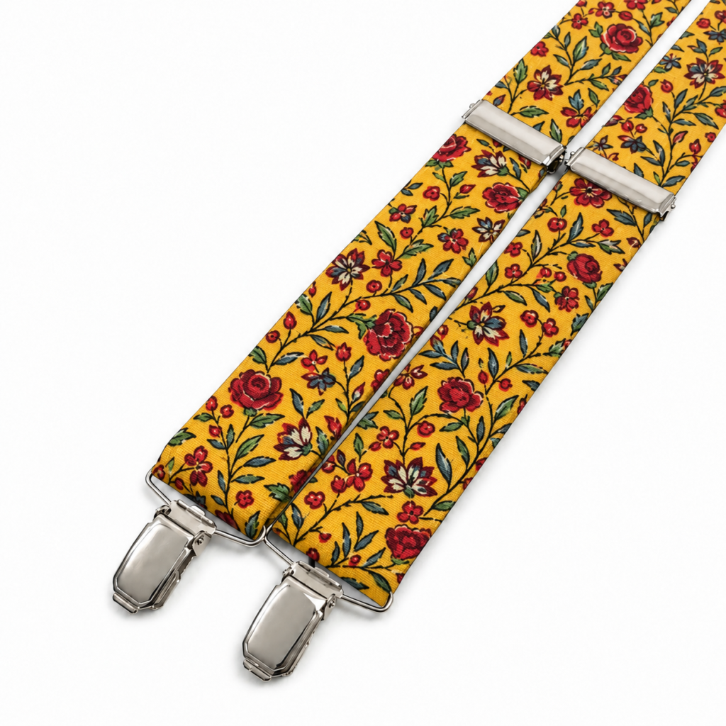 Tirantes Jardín Mostaza para hombre confeccionados en algodón y fabricados a mano en nuestro taller de Murcia. Diseño artesanal con fondo amarillo mostaza y estampado floral formado por flores rojas, burdeos y blancas, hojas verdes y verde azulado y pequeñas ramas oscuras. Los tirantes incorporan reguladores metálicos plateados y pinzas metálicas para sujetarlos cómodamente al pantalón. Tienen aproximadamente 35 mm de ancho y longitud regulable. Tirantes florales originales perfectos para bodas, novios, invitados, testigos, padrinos, comuniones, bautizos, fiestas y eventos especiales. Combinan especialmente bien con traje azul marino, verde botella, gris, beige, arena o camel y con camisa blanca, marfil, crema o azul celeste. Complemento artesanal para hombre ideal para regalar y sorprender. ALT text in English — more than 100 words Jardín Mostaza men’s suspenders handmade from cotton in our workshop in Murcia, Spain. These artisan mustard yellow suspenders feature an elegant vintage-inspired floral print with red and burgundy flowers, small cream and white details, green and blue-green leaves and delicate dark stems. The suspenders include polished silver-tone metal adjusters and metal clips for attaching them securely to trousers. The straps are approximately 35 mm wide and the length can be adjusted for a comfortable fit. Original floral suspenders for weddings, grooms, wedding guests, best men, special celebrations, baptisms, communions and parties. They look especially elegant with navy blue, bottle green, grey, beige, sand or camel suits and white, ivory, cream or light blue shirts. A distinctive handmade men’s accessory and an original gift idea. Texte ALT en français — plus de 100 mots Bretelles Jardín Mostaza pour homme confectionnées en coton et fabriquées à la main dans notre atelier de Murcie, en Espagne. Leur fond jaune moutarde est décoré d’un élégant imprimé floral composé de fleurs rouges et bordeaux, de petits détails blancs et crème, de feuilles vertes et bleu-vert ainsi que de fines branches foncées. Les bretelles possèdent des réglages métalliques argentés et des pinces métalliques permettant de les fixer facilement au pantalon. Les bandes mesurent environ 35 mm de largeur et leur longueur est réglable. Bretelles florales originales idéales pour mariage, marié, invités, témoins, baptême, communion, fête et événement spécial. Elles s’associent parfaitement avec un costume bleu marine, vert bouteille, gris, beige, sable ou camel et une chemise blanche, ivoire, crème ou bleu clair. Testo ALT in italiano — più di 100 parole Bretelle Jardín Mostaza da uomo realizzate in cotone e confezionate artigianalmente a mano nel nostro laboratorio di Murcia, in Spagna. Il tessuto presenta un elegante fondo giallo senape con una ricca fantasia floreale composta da fiori rossi e bordeaux, piccoli dettagli bianchi e crema, foglie verdi e verde azzurrato e sottili rametti scuri. Le bretelle sono dotate di regolatori metallici color argento e robuste clip metalliche per fissarle ai pantaloni. Le fasce misurano circa 35 mm di larghezza e la lunghezza è regolabile. Bretelle floreali originali perfette per matrimoni, sposi, invitati, testimoni, comunioni, battesimi, feste ed eventi speciali. Si abbinano molto bene con abiti blu navy, verde bottiglia, grigi, beige, sabbia o cammello e con camicie bianche, avorio, crema o azzurro chiaro.