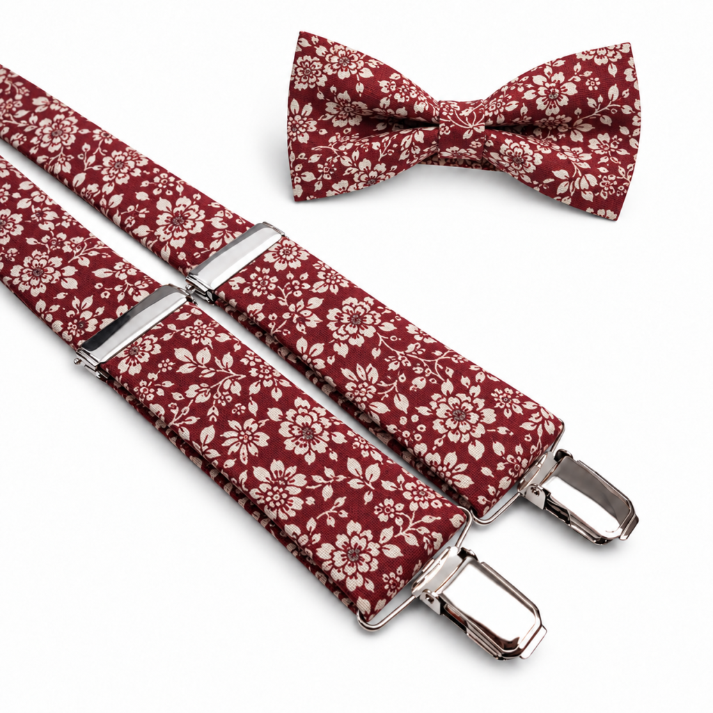 Pajarita y Tirantes Provenza Burdeos para hombre confeccionados artesanalmente en algodón en el taller de Pajaritas con Jota en Murcia. Conjunto formado por una elegante pajarita y tirantes a juego sobre fondo burdeos con un delicado estampado floral en tonos crema y beige claro. Los tirantes cuentan con reguladores y pinzas metálicas plateadas y presentan un ancho aproximado de 3,5 cm, mientras que la pajarita mide aproximadamente 12 x 6 cm. Complementos artesanales para hombre ideales para bodas, novios, invitados, padrinos, testigos, comuniones, bautizos, celebraciones y eventos especiales. Pajarita floral burdeos y tirantes estampados perfectos para combinar con camisa blanca y trajes azul marino, gris, beige, marrón o verde botella. English ALT text — over 100 words Provenza Burgundy Bow Tie and Suspenders for men, handmade from cotton in the Pajaritas con Jota workshop in Murcia, Spain. This elegant matching set features a rich burgundy background decorated with an intricate cream and light beige floral pattern. The men's suspenders include adjustable silver metal fittings and clips and are approximately 3.5 cm wide, while the matching bow tie measures approximately 12 x 6 cm. A distinctive handmade men's accessory set for weddings, grooms, wedding guests, best men, christenings, communions, celebrations and special events. These burgundy floral suspenders and bow tie are also an original gift idea and look especially elegant with white shirts and navy blue, charcoal grey, beige, brown or bottle green suits. Texte ALT français — plus de 100 mots Nœud papillon et bretelles Provenza Bordeaux pour homme, confectionnés artisanalement en coton dans l'atelier Pajaritas con Jota à Murcie, en Espagne. Cet élégant ensemble assorti présente un fond bordeaux intense décoré d'un délicat motif floral dans des tons crème et beige clair. Les bretelles pour homme disposent de pinces et de systèmes de réglage métalliques argentés et mesurent environ 3,5 cm de largeur. Le nœud papillon assorti mesure environ 12 x 6 cm. Ensemble d'accessoires artisanaux idéal pour mariage, marié, invité, témoin, communion, baptême, fête et événement spécial. Ce nœud papillon floral bordeaux avec bretelles est également une excellente idée cadeau et s'accorde parfaitement avec une chemise blanche et un costume bleu marine, gris, beige, marron ou vert bouteille. Testo ALT italiano — più di 100 parole Papillon e bretelle Provenza Bordeaux da uomo realizzati artigianalmente in cotone nel laboratorio Pajaritas con Jota a Murcia, in Spagna. Questo elegante completo coordinato presenta uno sfondo color bordeaux decorato con un raffinato motivo floreale nei toni crema e beige chiaro. Le bretelle da uomo sono dotate di regolatori e clip metalliche argentate e hanno una larghezza di circa 3,5 cm, mentre il papillon coordinato misura circa 12 x 6 cm. Accessori artigianali da uomo ideali per matrimoni, sposi, invitati, testimoni, comunioni, battesimi, feste e occasioni speciali. Papillon floreale bordeaux e bretelle abbinate perfetti anche come regalo originale e facili da abbinare a camicia bianca e abiti blu navy, grigio antracite, beige, marrone o verde bottiglia. Una recomendación importante para WordPress: aunque te he preparado los ALT de más de 100 palabras como has pedido, Google y las buenas prácticas de accesibilidad suelen favorecer un ALT bastante más corto y descriptivo. Estos textos largos te pueden servir mejor en el campo Descripción de la imagen; para el ALT principal usaría algo como: “Pajarita y Tirantes Provenza Burdeos de algodón con estampado floral crema, hechos a mano en Murcia”.