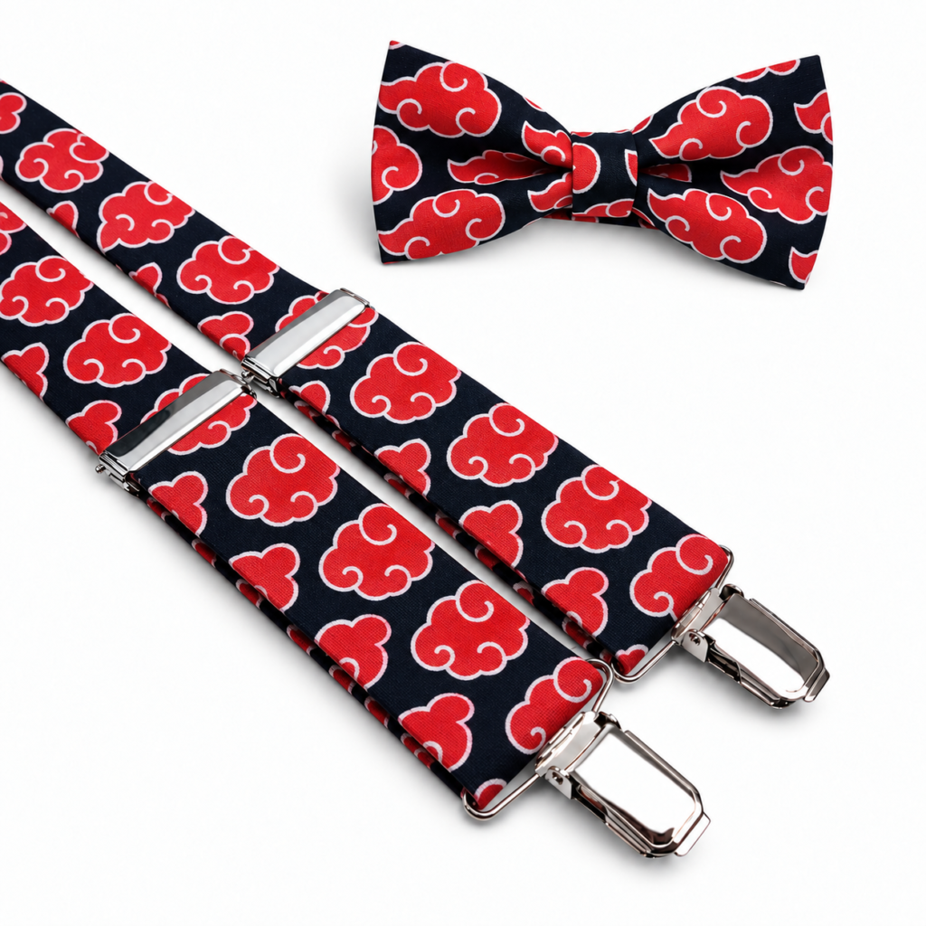 Pajarita y Tirantes Akatsuki para hombre confeccionados artesanalmente en algodón en nuestro taller de Pajaritas con Jota en Murcia. El conjunto presenta un fondo negro o azul marino muy oscuro decorado con llamativas nubes rojas de contorno claro, creando un contraste intenso y reconocible de inspiración anime. La pajarita mide aproximadamente 12 x 6 cm y los tirantes tienen unos 3,5 cm de ancho, con longitud regulable, ajustadores metálicos y pinzas plateadas para sujetarlos al pantalón. Es un conjunto original para bodas, novios, invitados, padrinos, testigos, comuniones, bautizos, fiestas y eventos especiales. Combina especialmente bien con camisas blancas, negras, grises o azul claro y con trajes negros, azul marino, gris antracita, burdeos o incluso beige. También es una idea de regalo diferente para aficionados al anime, al manga y a los complementos artesanales hechos en España. Image ALT in English Akatsuki bow tie and suspenders set for men, handmade from cotton in the Pajaritas con Jota workshop in Murcia, Spain. The fabric has a black or very dark navy background covered with striking red cloud motifs outlined in a light cream tone, creating a bold anime-inspired look. The bow tie measures approximately 12 x 6 cm, while the suspenders are around 3.5 cm wide and feature adjustable length, silver-tone metal sliders and sturdy clips for fastening them to trousers. This original men’s accessory set is ideal for weddings, grooms, wedding guests, best men, baptisms, communions, parties, themed celebrations and special events. It pairs especially well with white, black, pale grey or light blue shirts and with black, navy, charcoal grey, burgundy or beige suits. A distinctive handmade gift for anime and manga fans who appreciate original accessories made in Spain. Texte ALT en français Ensemble nœud papillon et bretelles Akatsuki pour homme, confectionné artisanalement en coton dans notre atelier Pajaritas con Jota à Murcie, en Espagne. Le tissu présente un fond noir ou bleu marine très foncé décoré de nuages rouges au contour clair, créant un contraste marqué et un style original inspiré de l’univers anime. Le nœud papillon mesure environ 12 x 6 cm et les bretelles font approximativement 3,5 cm de largeur. Leur longueur est réglable grâce à des ajusteurs métalliques et elles disposent de pinces argentées pour les fixer au pantalon. Cet ensemble est idéal pour les mariages, mariés, invités, témoins, communions, baptêmes, fêtes et événements spéciaux. Il se combine très bien avec des chemises blanches, noires, gris clair ou bleu ciel et avec des costumes noirs, bleu marine, gris anthracite, bordeaux ou beige. Une idée cadeau originale pour les amateurs d’anime, de manga et d’accessoires artisanaux fabriqués en Espagne. Testo ALT in italiano Set Pajarita e Bretelle Akatsuki da uomo realizzato artigianalmente in cotone nel nostro laboratorio Pajaritas con Jota a Murcia, in Spagna. Il tessuto presenta uno sfondo nero o blu navy molto scuro decorato con vistose nuvole rosse bordate in una tonalità chiara, creando un contrasto deciso e un design originale ispirato al mondo anime. Il papillon misura circa 12 x 6 cm, mentre le bretelle sono larghe circa 3,5 cm e hanno lunghezza regolabile, regolatori metallici e clip argentate per fissarle ai pantaloni. Questo completo di accessori da uomo è perfetto per matrimoni, sposi, invitati, testimoni, comunioni, battesimi, feste, convention ed eventi speciali. Si abbina molto bene a camicie bianche, nere, grigio chiaro o azzurro e a completi neri, blu navy, grigio antracite, bordeaux o beige. È anche un’idea regalo originale per appassionati di anime, manga e accessori artigianali realizzati in Spagna.