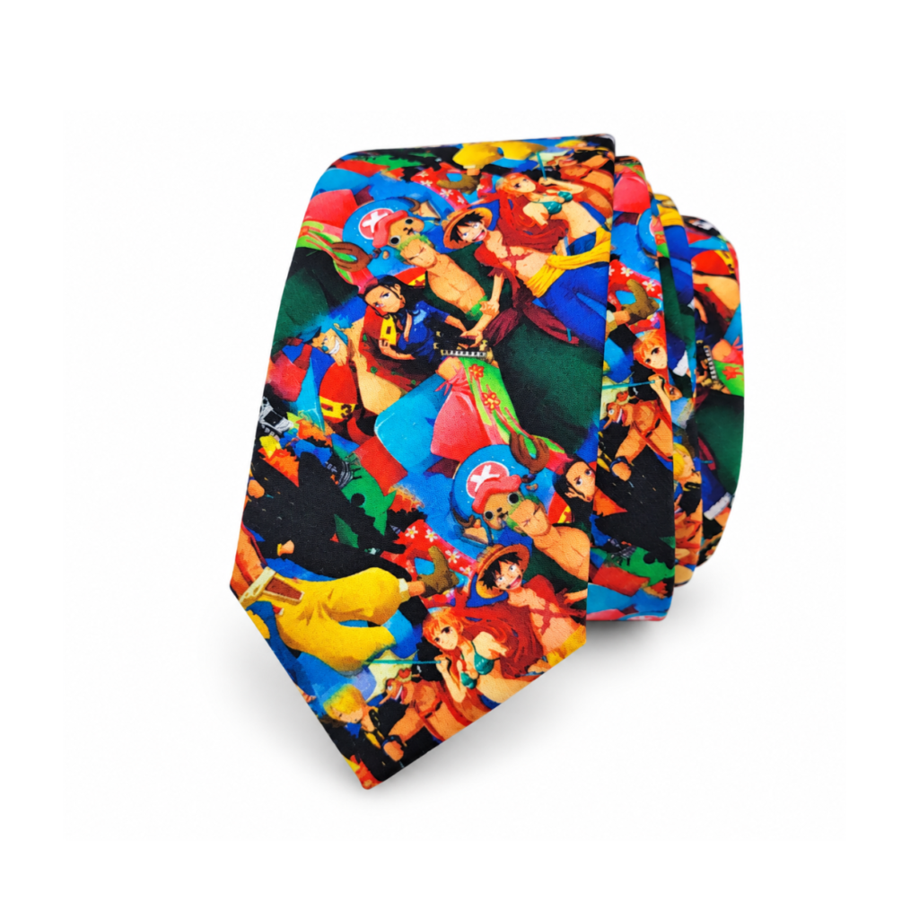 Corbata Grand Line artesanal para hombre confeccionada en tejido de algodón y realizada a mano en nuestro taller de Murcia. Corbata de aproximadamente 150 cm de largo y 6 cm de ancho con llamativo estampado multicolor de inspiración anime, aventuras y temática pirata. El diseño muestra numerosos personajes ilustrados distribuidos por toda la superficie de la corbata en colores azul, rojo, verde, amarillo, naranja, negro, blanco, beige y turquesa. Corbata original para bodas, novios, invitados, padrinos, testigos, comuniones, bautizos, fiestas, ceremonias y eventos especiales. Complemento masculino artesanal perfecto para combinar con traje azul marino, gris, beige, negro, verde botella o burdeos y camisa blanca, marfil o azul celeste. Regalo original para aficionados al anime, manga y complementos diferentes. ALT image in English – more than 100 words Grand Line handmade men’s tie made from cotton fabric and carefully handcrafted in our workshop in Murcia, Spain. This original anime inspired tie measures approximately 150 cm long and 6 cm wide and features a colourful adventure and pirate themed pattern with numerous illustrated characters covering the fabric. The design combines bright shades of blue, red, green, yellow, orange, black, white, beige and turquoise, creating an eye-catching men’s accessory. Perfect handmade tie for weddings, grooms, wedding guests, best men, ceremonies, communions, baptisms, parties and special events. It can be combined with navy blue, grey, beige, black, burgundy or bottle green suits and white, ivory or light blue shirts. An original gift for men who love anime, manga, colourful accessories and distinctive handmade fashion. ALT image en français – plus de 100 mots Cravate Grand Line artisanale pour homme confectionnée en tissu de coton et réalisée à la main dans notre atelier de Murcie, en Espagne. Cette cravate originale mesure environ 150 cm de longueur et 6 cm de largeur et présente un spectaculaire imprimé multicolore inspiré de l’univers anime, de l’aventure et des pirates. Le tissu est décoré de nombreux personnages illustrés dans des tons bleu, rouge, vert, jaune, orange, noir, blanc, beige et turquoise. Cravate artisanale idéale pour mariage, marié, invité, témoin, cérémonie, communion, baptême, fête et événement spécial. Elle se combine facilement avec un costume bleu marine, gris, beige, noir, bordeaux ou vert bouteille et une chemise blanche, ivoire ou bleu clair. Une idée cadeau originale pour les amateurs d’anime, de manga et d’accessoires masculins différents. ALT immagine in italiano – più di 100 parole Cravatta Grand Line artigianale da uomo realizzata in tessuto di cotone e confezionata completamente a mano nel nostro laboratorio di Murcia, in Spagna. La cravatta misura circa 150 cm di lunghezza e 6 cm di larghezza e presenta una vivace fantasia multicolore ispirata al mondo anime, alle avventure e ai pirati. Sulla superficie sono raffigurati numerosi personaggi illustrati nei colori blu, rosso, verde, giallo, arancione, nero, bianco, beige e turchese. Cravatta originale perfetta per matrimoni, sposi, invitati, testimoni, comunioni, battesimi, cerimonie, feste ed eventi speciali. Si abbina facilmente a completi blu navy, grigi, beige, neri, bordeaux o verde bottiglia con camicia bianca, avorio o azzurro chiaro. Un regalo originale per appassionati di anime, manga e accessori maschili artigianali.