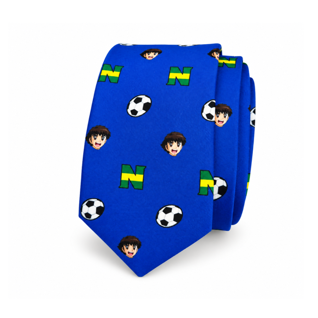 Futbol Benji handmade men’s tie made from cotton fabric and carefully handcrafted in our workshop in Murcia, Spain. This original blue football tie measures approximately 150 cm in length and 6 cm at its widest point. The bright blue background features a playful football and anime inspired pattern with black and white soccer balls, illustrated young football player faces and small green and yellow graphic motifs distributed across the fabric. An original men’s tie for weddings, grooms, wedding guests, best men, communions, baptisms, graduations, parties and special events. It pairs particularly well with navy blue, grey, charcoal, black, beige or bottle green suits and white, ivory or pale blue shirts. A distinctive handmade gift for football fans, anime lovers and men who enjoy colourful and unusual accessories. Texte ALT en français – plus de 100 mots Cravate Futbol Benji artisanale pour homme confectionnée en tissu de coton et entièrement réalisée à la main dans notre atelier de Murcie, en Espagne. Cette cravate bleue originale mesure environ 150 cm de longueur et 6 cm de largeur maximale. Son fond bleu intense est décoré d’un imprimé inspiré du football et de l’univers anime, avec plusieurs ballons de football noirs et blancs, des visages de jeune joueur de style manga et de petits motifs graphiques verts et jaunes. Cravate originale idéale pour mariage, marié, invité, témoin, communion, baptême, remise de diplôme, fête, cérémonie et événement spécial. Elle s’associe parfaitement avec un costume bleu marine, gris, anthracite, noir, beige ou vert bouteille et une chemise blanche, ivoire ou bleu clair. Une excellente idée cadeau artisanale pour les passionnés de football, d’anime et d’accessoires masculins originaux. Testo ALT in italiano – più di 100 parole Cravatta Futbol Benji artigianale da uomo realizzata in tessuto di cotone e confezionata interamente a mano nel nostro laboratorio di Murcia, in Spagna. Questa originale cravatta blu misura circa 150 cm di lunghezza e 6 cm nel punto più largo. Il fondo blu intenso presenta una fantasia ispirata al calcio e allo stile anime, con palloni da calcio bianchi e neri, volti illustrati di un giovane calciatore in stile manga e piccoli motivi grafici verdi e gialli. Cravatta originale ideale per matrimoni, sposi, invitati, testimoni, comunioni, battesimi, lauree, feste, cerimonie ed eventi speciali. Si abbina molto bene con completi blu navy, grigi, antracite, neri, beige o verde bottiglia e camicie bianche, avorio o azzurro chiaro. Un regalo artigianale originale per appassionati di calcio, anime e accessori maschili particolari.