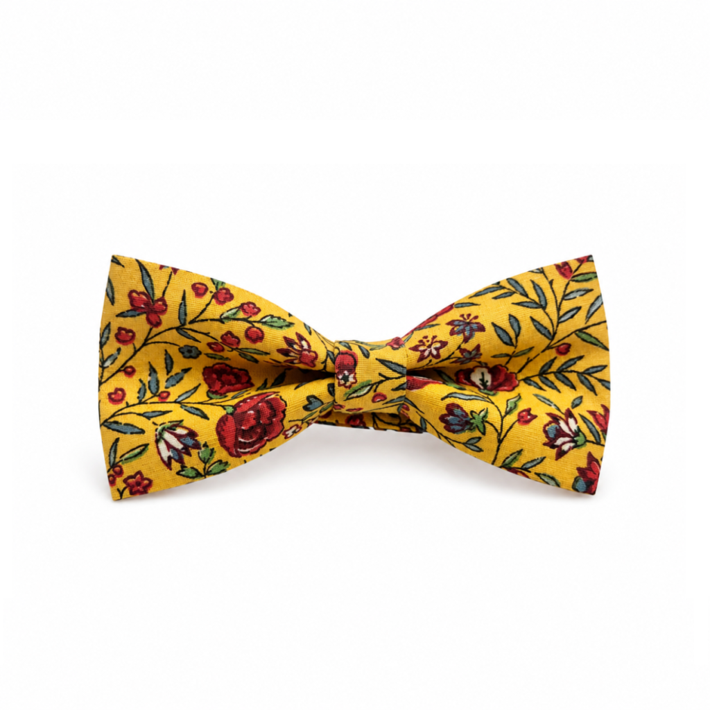 Pajarita Jardín Mostaza artesanal para hombre confeccionada a mano en nuestro taller de Pajaritas con Jota en Murcia, España. Pajarita de algodón con fondo amarillo mostaza y un elegante estampado floral compuesto por flores, hojas, ramas y pequeños motivos botánicos en tonos rojo, burdeos, verde, verde oliva, azul grisáceo, blanco y negro. Pajarita floral mostaza ideal para bodas, novios, invitados, padrinos, testigos, comuniones, bautizos, ceremonias y eventos especiales. Disponible aproximadamente en 12 x 6 cm para adulto, 10,5 x 5 cm para niño y 9,5 x 4 cm para bebé. Combina especialmente bien con trajes azul marino, beige, camel, gris, verde oliva o burdeos y camisas blancas, crema, beige o azul claro. Complemento artesanal hecho en España, original y perfecto para regalar. ALT text in English – more than 100 words Jardín Mostaza handmade bow tie for men, carefully crafted by hand in our Pajaritas con Jota workshop in Murcia, Spain. This cotton bow tie features a rich mustard yellow background decorated with a detailed floral and botanical pattern including red, burgundy, green, olive green, blue-grey, white and black flowers, leaves and branches. This mustard floral bow tie is ideal for weddings, grooms, wedding guests, best men, christenings, communions, ceremonies, parties and special events. Approximate sizes are 12 x 6 cm for adults, 10.5 x 5 cm for children and 9.5 x 4 cm for babies. It pairs beautifully with navy blue, beige, camel, charcoal grey, olive green or burgundy suits and white, cream, beige or pale blue shirts. A distinctive handmade men’s accessory made in Spain and a perfect original gift. Texte ALT en français – plus de 100 mots Nœud papillon Jardín Mostaza artisanal pour homme, confectionné entièrement à la main dans notre atelier Pajaritas con Jota à Murcie, en Espagne. Ce nœud papillon en coton présente un fond jaune moutarde intense décoré d’un élégant motif floral composé de fleurs, feuilles, branches et petits éléments botaniques dans des tons rouge, bordeaux, vert, vert olive, bleu gris, blanc et noir. Ce nœud papillon floral moutarde est idéal pour les mariages, mariés, invités, témoins, parrains, communions, baptêmes, cérémonies et événements spéciaux. Dimensions approximatives : 12 x 6 cm pour adulte, 10,5 x 5 cm pour enfant et 9,5 x 4 cm pour bébé. Il s’accorde parfaitement avec un costume bleu marine, beige, camel, gris anthracite, vert olive ou bordeaux et une chemise blanche, crème, beige ou bleu clair. Accessoire artisanal fabriqué en Espagne et idée cadeau originale. Testo ALT in italiano – più di 100 parole Papillon Jardín Mostaza artigianale da uomo realizzato completamente a mano nel nostro laboratorio Pajaritas con Jota a Murcia, in Spagna. Questo papillon in cotone presenta un fondo giallo senape intenso decorato con un ricco motivo floreale composto da fiori, foglie, rami e piccoli elementi botanici nei toni rosso, bordeaux, verde, verde oliva, blu grigiastro, bianco e nero. Il papillon floreale senape è ideale per matrimoni, sposi, invitati, testimoni, padrini, comunioni, battesimi, cerimonie, feste ed eventi speciali. Le misure approssimative sono 12 x 6 cm per adulto, 10,5 x 5 cm per bambino e 9,5 x 4 cm per neonato. Si abbina molto bene a completi blu navy, beige, camel, grigio antracite, verde oliva o bordeaux e a camicie bianche, crema, beige o azzurre. Accessorio artigianale realizzato in Spagna e perfetto come regalo originale.