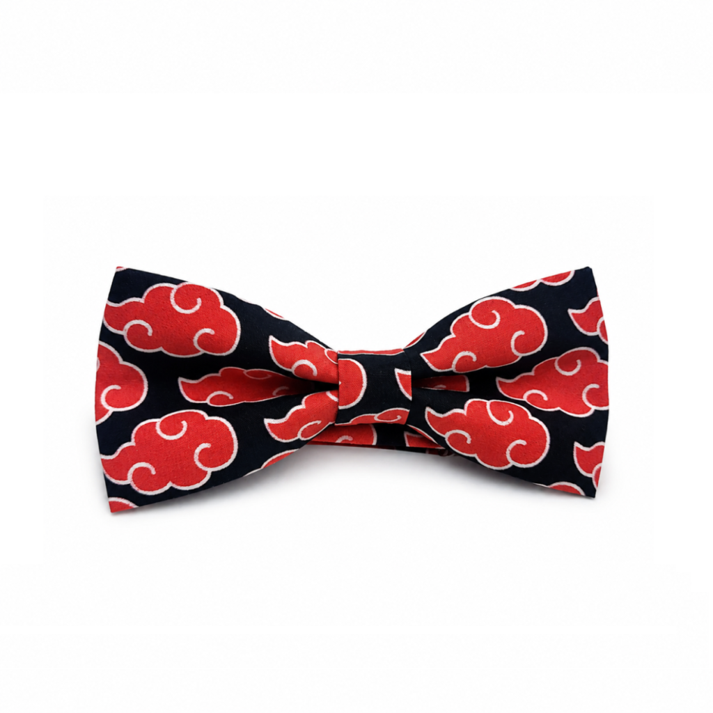 Pajarita Akatsuki artesanal para hombre confeccionada a mano en nuestro taller de Pajaritas con Jota en Murcia, España. Pajarita de algodón con fondo negro intenso y estampado repetido de nubes rojas perfiladas en blanco, creando un diseño llamativo inspirado en la estética Akatsuki. Pajarita negra y roja ideal para bodas, novios, invitados, padrinos, testigos, comuniones, bautizos, ceremonias, graduaciones, fiestas y eventos especiales. Disponible aproximadamente en 12 x 6 cm para adulto, 10,5 x 5 cm para niño y 9,5 x 4 cm para bebé. Combina especialmente bien con trajes negros, azul marino, gris antracita, gris marengo, burdeos oscuro o verde botella y camisas blancas, grises, negras o azul claro. Complemento artesanal hecho en España y perfecto para regalar a aficionados al anime. ALT text in English – more than 100 words Akatsuki handmade bow tie for men, carefully handcrafted in our Pajaritas con Jota workshop in Murcia, Spain. This cotton bow tie features an intense black background decorated with a repeating pattern of vivid red clouds outlined in white, creating a bold and distinctive Akatsuki inspired design. This black and red bow tie is ideal for weddings, grooms, wedding guests, best men, christenings, communions, ceremonies, graduations, parties and special events. Approximate sizes are 12 x 6 cm for adults, 10.5 x 5 cm for children and 9.5 x 4 cm for babies. It pairs especially well with black, navy blue, charcoal grey, dark burgundy or bottle green suits and white, grey, black or pale blue shirts. A distinctive handmade men’s accessory made in Spain and an original gift for anime fans. Texte ALT en français – plus de 100 mots Nœud papillon Akatsuki artisanal pour homme, confectionné entièrement à la main dans notre atelier Pajaritas con Jota à Murcie, en Espagne. Ce nœud papillon en coton présente un fond noir intense décoré d’un motif répétitif de nuages rouges soulignés de blanc, créant un design original inspiré de l’esthétique Akatsuki. Ce nœud papillon noir et rouge est idéal pour les mariages, mariés, invités, témoins, parrains, communions, baptêmes, cérémonies, remises de diplômes, fêtes et événements spéciaux. Dimensions approximatives : 12 x 6 cm pour adulte, 10,5 x 5 cm pour enfant et 9,5 x 4 cm pour bébé. Il s’accorde parfaitement avec un costume noir, bleu marine, gris anthracite, bordeaux foncé ou vert bouteille et une chemise blanche, grise, noire ou bleu clair. Accessoire artisanal fabriqué en Espagne et cadeau original pour les amateurs d’anime. Testo ALT in italiano – più di 100 parole Papillon Akatsuki artigianale da uomo, realizzato completamente a mano nel nostro laboratorio Pajaritas con Jota a Murcia, in Spagna. Questo papillon in cotone presenta un fondo nero intenso decorato con un motivo ripetuto di nuvole rosse bordate di bianco, creando un design originale ispirato all’estetica Akatsuki. Il papillon nero e rosso è ideale per matrimoni, sposi, invitati, testimoni, padrini, comunioni, battesimi, cerimonie, lauree, feste ed eventi speciali. Le misure approssimative sono 12 x 6 cm per adulto, 10,5 x 5 cm per bambino e 9,5 x 4 cm per neonato. Si abbina particolarmente bene a completi neri, blu navy, grigio antracite, bordeaux scuro o verde bottiglia e a camicie bianche, grigie, nere o azzurre. Accessorio artigianale realizzato in Spagna e regalo originale per gli appassionati di anime.