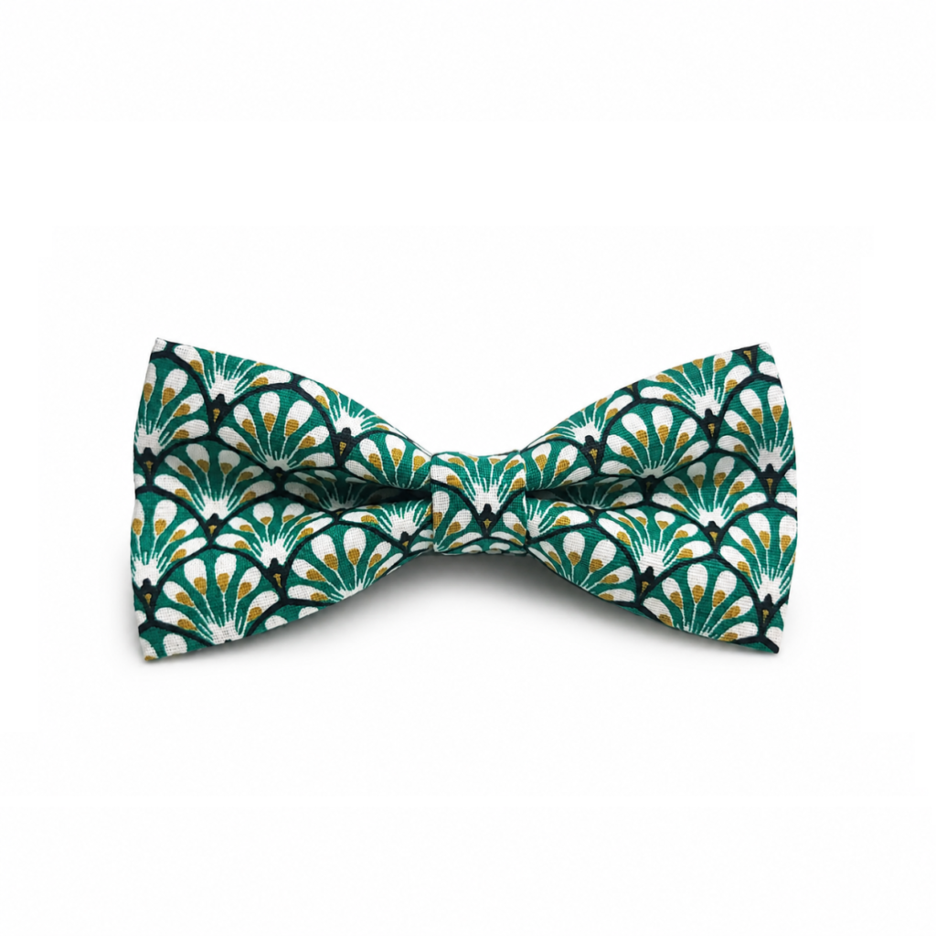 Pajarita Art Deco Verde artesanal para hombre confeccionada a mano en nuestro taller de Pajaritas con Jota en Murcia, España. Pajarita de algodón con elegante estampado geométrico inspirado en el estilo Art Déco, formado por motivos repetidos similares a abanicos y plumas estilizadas. El diseño combina verde esmeralda, verde petróleo, blanco, negro y pequeños detalles dorados y mostaza. Pajarita verde para bodas, novios, invitados, padrinos, testigos, comuniones, bautizos, ceremonias y eventos especiales. Disponible aproximadamente en 12 x 6 cm para adulto, 10,5 x 5 cm para niño y 9,5 x 4 cm para bebé. Combina con trajes azul marino, beige, gris, verde botella o negro y camisas blancas, crema, beige o azul claro. Complemento artesanal hecho en España y perfecto para regalar. ALT text in English – more than 100 words Art Deco Green handmade bow tie for men, carefully handcrafted in our Pajaritas con Jota workshop in Murcia, Spain. This 100% cotton bow tie features an elegant geometric Art Deco inspired pattern with repeated fan and stylised feather shapes in emerald green, teal, white, black and subtle gold and mustard details. A distinctive green bow tie for weddings, grooms, wedding guests, best men, christenings, communions, ceremonies, parties and special events. Approximate sizes are 12 x 6 cm for adults, 10.5 x 5 cm for children and 9.5 x 4 cm for babies. It pairs beautifully with navy blue, beige, charcoal grey, bottle green or black suits and white, cream, light beige or pale blue shirts. An original handmade men’s accessory made in Spain and a perfect gift idea. Texte ALT en français – plus de 100 mots Nœud papillon Art Deco Vert artisanal pour homme, confectionné entièrement à la main dans notre atelier Pajaritas con Jota à Murcie, en Espagne. Ce nœud papillon en coton présente un élégant motif géométrique inspiré du style Art Déco, composé de formes répétées rappelant des éventails et des plumes stylisées. Le dessin associe le vert émeraude, le vert pétrole, le blanc, le noir ainsi que de petits détails dorés et moutarde. Il est idéal pour les mariages, mariés, invités, témoins, parrains, communions, baptêmes, cérémonies et événements spéciaux. Dimensions approximatives : 12 x 6 cm pour adulte, 10,5 x 5 cm pour enfant et 9,5 x 4 cm pour bébé. Il se marie parfaitement avec un costume bleu marine, beige, gris anthracite, vert bouteille ou noir et une chemise blanche, crème ou bleu clair. Accessoire artisanal fabriqué en Espagne et idée cadeau originale. Testo ALT in italiano – più di 100 parole Papillon Art Deco Verde artigianale da uomo, realizzato completamente a mano nel nostro laboratorio Pajaritas con Jota a Murcia, in Spagna. Questo papillon in cotone presenta un elegante motivo geometrico ispirato allo stile Art Déco, formato da elementi ripetuti simili a ventagli e piume stilizzate. Il disegno combina verde smeraldo, verde petrolio, bianco, nero e piccoli dettagli dorati e senape. È ideale per matrimoni, sposi, invitati, testimoni, padrini, comunioni, battesimi, cerimonie, feste ed eventi speciali. Le misure approssimative sono 12 x 6 cm per adulto, 10,5 x 5 cm per bambino e 9,5 x 4 cm per neonato. Si abbina molto bene a completi blu navy, beige, grigio antracite, verde bottiglia o nero e a camicie bianche, crema, beige chiaro o azzurre. Accessorio maschile artigianale realizzato in Spagna e perfetto come regalo originale.