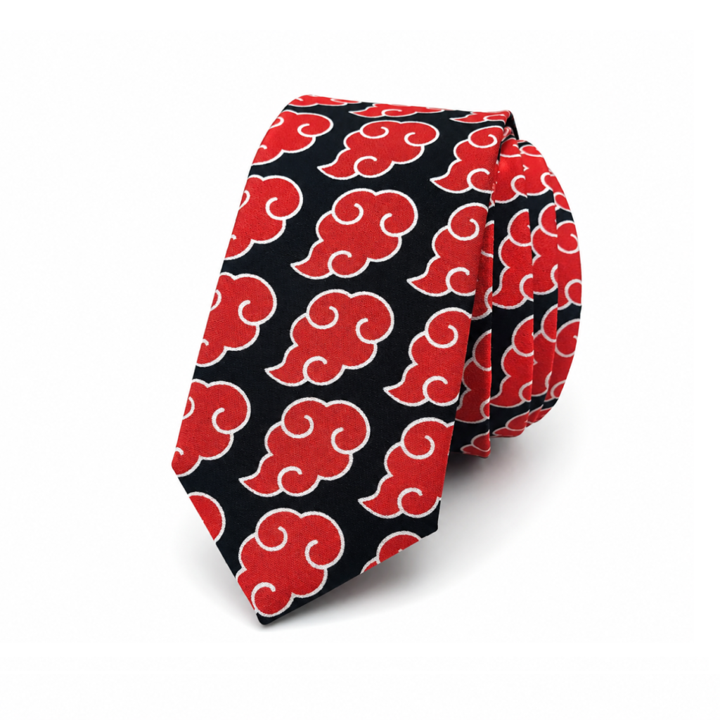 Corbata Akatsuki artesanal para hombre confeccionada a mano en nuestro taller de Pajaritas con Jota en Murcia, España. Corbata de algodón 100 % con fondo negro intenso y estampado repetido de nubes rojas perfiladas en blanco. Diseño inspirado en la estética Akatsuki, original y llamativo, perfecto para aficionados al anime y la cultura japonesa. Corbata negra y roja de aproximadamente 150 cm de largo y 6 cm de ancho, ideal para combinar con traje negro, gris antracita, gris marengo, azul marino o burdeos y camisa blanca, negra, gris claro o azul celeste. Corbata artesanal para bodas, novios, invitados, comuniones, bautizos, celebraciones, eventos especiales y regalos originales para hombre. Complemento masculino artesanal fabricado en España. ALT text in English – more than 100 words Akatsuki handmade men’s tie crafted by hand in our Pajaritas con Jota workshop in Murcia, Spain. This 100% cotton necktie features an intense black background decorated with a repeating pattern of red clouds outlined in white, creating a bold and distinctive Akatsuki inspired design. Approximately 150 cm long and 6 cm wide, this black and red men’s tie is ideal for weddings, grooms, wedding guests, christenings, communions, celebrations, parties and special events. It pairs beautifully with black, charcoal grey, navy blue, dark burgundy or bottle green suits and white, light grey, black or pale blue shirts. An original handmade Spanish accessory and a special gift idea for men who enjoy anime, Japanese culture and distinctive fashion accessories. Texte ALT en français – plus de 100 mots Cravate Akatsuki artisanale pour homme confectionnée à la main dans notre atelier Pajaritas con Jota à Murcie, en Espagne. Cette cravate en coton 100 % présente un élégant fond noir décoré d’un motif répétitif de nuages rouges soulignés de blanc, créant un contraste original inspiré de l’esthétique Akatsuki. Elle mesure environ 150 cm de longueur sur 6 cm de largeur. Cette cravate noire et rouge pour homme est idéale pour un mariage, un marié, un invité, une communion, un baptême, une fête ou un événement spécial. Elle s’accorde parfaitement avec un costume noir, gris anthracite, bleu marine, bordeaux ou vert bouteille et une chemise blanche, noire, gris clair ou bleu ciel. Une idée cadeau originale pour les amateurs d’anime, de culture japonaise et d’accessoires masculins artisanaux fabriqués en Espagne. Testo ALT in italiano – più di 100 parole Cravatta Akatsuki artigianale da uomo realizzata a mano nel nostro laboratorio Pajaritas con Jota a Murcia, in Spagna. Cravatta in cotone 100% caratterizzata da un elegante fondo nero con motivo ripetuto di nuvole rosse bordate di bianco, per un design originale ispirato all’estetica Akatsuki. Misura circa 150 cm di lunghezza e 6 cm di larghezza. Questa cravatta nera e rossa è ideale per matrimoni, sposi, invitati, comunioni, battesimi, feste, cerimonie ed eventi speciali. Si abbina molto bene a completi neri, grigio antracite, blu navy, bordeaux scuro o verde bottiglia e a camicie bianche, nere, grigio chiaro o azzurro. Un regalo originale per uomo e un accessorio artigianale perfetto per gli appassionati di anime, cultura giapponese e moda maschile particolare.